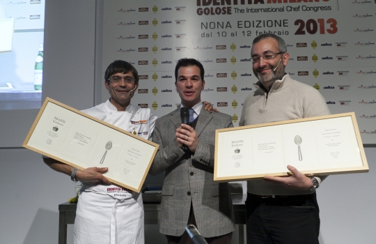 Galleria fotografica






Attovagliati a Identità di Sala, Mariella Cedroni e Massimo Bottura








Renato Bosco








Seconda edizione di Identità di Pizza








Lello Ravagnan da Chirignago








Beppe Palmieri, glocal di sala













Rossella Gardini, Gianluca Biscalchin, Roberta Schira e Paolo Marchi








Rossella Gardini








Gianluca Biscalchin, Gianluca Fusto e Carla Icardi








Sotto i cioccolatini, Cristina Viggè








Gianluca Biscalchin, presentatore di Identità Libri








Camilla Baresani, Viviana Varese e Fiorenza Auriemma








Sandra Ciciriello, passione ittica








Camilla Baresani, Licia Granello e Maida Mercuri








Gianluca Biscalchin e Andrea Vitali








Francesco Apreda








Francescon Apreda e Antonio Paolini








Paolo Marchi presenta la sua ultima fatica editoriale








Il team di Guido Tommasi, presente con due titoli: Pan'Ino e Cucina di Roma e del Lazio








Leonardo Romanelli








 Cinzia Benzi, musa del Sauternes con Laura Di Cosimo








Simone Salvini e Marco Bianchi








Matteo Baronetto, 18 anni di pasta da Cracco 








Roberto Petza: la pasta e la Sardegna








Assaggi everywhere








Domenico Della Salandra, colonna in cucina








Fran Rizzuti, pasta lucana








Christian Milone, democrazia della pasta








Eleonora Cozzella tira le fila della giornata della pasta. A destra, Anthony Genovese








Davide Scabin, lasagne spaziali








Riccardo Felicetti e Alessandro Gilmozzi








Luciano Monosilio: carbonaro fino al midollo








Simone Salvini e Lisa Casali








Luigi Taglienti: c'è dell'aglio nell'acqua di cottura








Virgilio Martinez e l'ombra di Federico De Cesare Viola, presentatore dalla sala a Identità Naturali








Lisa Casali, presentatrice di Identità Naturali








Marta Grassi, il tempo delle mele








Nicola Portinari e Lisa Casali








Pier Giorgio Parini








Niko Romito








Rodrigo De La Calle








Roberto Petza: pasta e Sardegna








Davide Groppi e la luce come ingrediente








Josep Roca, il vertice di sala del Celler








Alessandro Pipero, maitre Re Mida: quel che tocca diventa stellato (Michelin)








Mise en place nella sala








Federico De Cesare Viola, tessitore della giornata di Identità di Sala








Raffaele Alajmo





