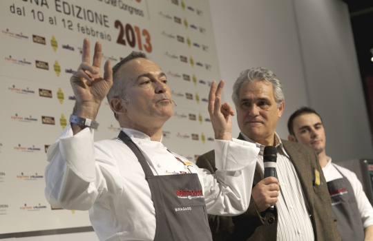 Galleria fotografica






Attovagliati a Identità di Sala, Mariella Cedroni e Massimo Bottura








Renato Bosco








Seconda edizione di Identità di Pizza








Lello Ravagnan da Chirignago








Beppe Palmieri, glocal di sala













Rossella Gardini, Gianluca Biscalchin, Roberta Schira e Paolo Marchi








Rossella Gardini








Gianluca Biscalchin, Gianluca Fusto e Carla Icardi








Sotto i cioccolatini, Cristina Viggè








Gianluca Biscalchin, presentatore di Identità Libri








Camilla Baresani, Viviana Varese e Fiorenza Auriemma








Sandra Ciciriello, passione ittica








Camilla Baresani, Licia Granello e Maida Mercuri








Gianluca Biscalchin e Andrea Vitali








Francesco Apreda








Francescon Apreda e Antonio Paolini








Paolo Marchi presenta la sua ultima fatica editoriale








Il team di Guido Tommasi, presente con due titoli: Pan'Ino e Cucina di Roma e del Lazio








Leonardo Romanelli








 Cinzia Benzi, musa del Sauternes con Laura Di Cosimo








Simone Salvini e Marco Bianchi








Matteo Baronetto, 18 anni di pasta da Cracco 








Roberto Petza: la pasta e la Sardegna








Assaggi everywhere








Domenico Della Salandra, colonna in cucina








Fran Rizzuti, pasta lucana








Christian Milone, democrazia della pasta








Eleonora Cozzella tira le fila della giornata della pasta. A destra, Anthony Genovese








Davide Scabin, lasagne spaziali








Riccardo Felicetti e Alessandro Gilmozzi








Luciano Monosilio: carbonaro fino al midollo








Simone Salvini e Lisa Casali








Luigi Taglienti: c'è dell'aglio nell'acqua di cottura








Virgilio Martinez e l'ombra di Federico De Cesare Viola, presentatore dalla sala a Identità Naturali








Lisa Casali, presentatrice di Identità Naturali








Marta Grassi, il tempo delle mele








Nicola Portinari e Lisa Casali








Pier Giorgio Parini








Niko Romito








Rodrigo De La Calle








Roberto Petza: pasta e Sardegna








Davide Groppi e la luce come ingrediente








Josep Roca, il vertice di sala del Celler








Alessandro Pipero, maitre Re Mida: quel che tocca diventa stellato (Michelin)








Mise en place nella sala








Federico De Cesare Viola, tessitore della giornata di Identità di Sala








Raffaele Alajmo








Petza con Giuseppe Carrus, co-presentatore della giornata di Identità Sarde








 Umberto Giraudo e Marco Reitano, le colonne della Pergola





