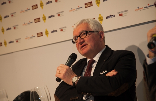 Galleria fotografica






Attovagliati a Identità di Sala, Mariella Cedroni e Massimo Bottura








Renato Bosco








Seconda edizione di Identità di Pizza








Lello Ravagnan da Chirignago








Beppe Palmieri, glocal di sala













Rossella Gardini, Gianluca Biscalchin, Roberta Schira e Paolo Marchi








Rossella Gardini








Gianluca Biscalchin, Gianluca Fusto e Carla Icardi








Sotto i cioccolatini, Cristina Viggè








Gianluca Biscalchin, presentatore di Identità Libri








Camilla Baresani, Viviana Varese e Fiorenza Auriemma








Sandra Ciciriello, passione ittica








Camilla Baresani, Licia Granello e Maida Mercuri








Gianluca Biscalchin e Andrea Vitali








Francesco Apreda








Francescon Apreda e Antonio Paolini








Paolo Marchi presenta la sua ultima fatica editoriale








Il team di Guido Tommasi, presente con due titoli: Pan'Ino e Cucina di Roma e del Lazio








Leonardo Romanelli








 Cinzia Benzi, musa del Sauternes con Laura Di Cosimo








Simone Salvini e Marco Bianchi








Matteo Baronetto, 18 anni di pasta da Cracco 








Roberto Petza: la pasta e la Sardegna








Assaggi everywhere








Domenico Della Salandra, colonna in cucina








Fran Rizzuti, pasta lucana








Christian Milone, democrazia della pasta








Eleonora Cozzella tira le fila della giornata della pasta. A destra, Anthony Genovese








Davide Scabin, lasagne spaziali








Riccardo Felicetti e Alessandro Gilmozzi








Luciano Monosilio: carbonaro fino al midollo








Simone Salvini e Lisa Casali








Luigi Taglienti: c'è dell'aglio nell'acqua di cottura








Virgilio Martinez e l'ombra di Federico De Cesare Viola, presentatore dalla sala a Identità Naturali








Lisa Casali, presentatrice di Identità Naturali








Marta Grassi, il tempo delle mele








Nicola Portinari e Lisa Casali








Pier Giorgio Parini








Niko Romito








Rodrigo De La Calle








Roberto Petza: pasta e Sardegna








Davide Groppi e la luce come ingrediente








Josep Roca, il vertice di sala del Celler








Alessandro Pipero, maitre Re Mida: quel che tocca diventa stellato (Michelin)








Mise en place nella sala








Federico De Cesare Viola, tessitore della giornata di Identità di Sala








Raffaele Alajmo








Petza con Giuseppe Carrus, co-presentatore della giornata di Identità Sarde








 Umberto Giraudo e Marco Reitano, le colonne della Pergola








Elio Sironi e Gilberto Arru, co-presentatore di giornata





