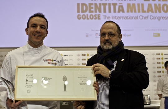 Galleria fotograficaDa sinistra, Massimiliano Alajmo delle Calandre di Rubano (Padova), Corrado Assenza&nbsp;del Caff&egrave; Sicilia di Noto (Siracusa) e Aimo Moroni del Luogo di Aimo e Nadia a MilanoUn sorridente Moreno Cedroni, cuoco della Madonnina del Pescatore di Senigallia (Ancona)A sinistra Paolo Marchi, a destra Claudio Ceroni. I due vertici di Identit&agrave; GoloseRoberto Restelli, a lungo curatore dell'edizione italiana della Guida MichelinLuciana Bianchi, giornalista italo-brasilianaGiuliano Baldessari, sous chef delle Calandre di Rubano,&nbsp;Padova; Alfredo Pratolongo, direttore comunicazione e affari istituzionali Heineken Italia e Paolo MarchiRodrigo Oliveira, cuoco paulista del Mocot&ograve;Pausa caff&egrave; allo spazio LavazzaDa sinistra, il giornalista Stefano Vegliani, il cuoco Carlo Cracco e il suop sous chef Matteo BaronettoMassimo Bottura dell'Osteria Francescana di Modena e Matteo Baronetto del ristorante Cracco di MilanoIl giornalista Gabriele Zanatta con Riccardo Monco e Italo Bassi, chef dell'Enoteca Pinchiorri di FirenzeRoberto ed Enrico (Bobo e Chicco) Cerea del ristorante Da Vittorio di Brusaporto (Bergamo)Alessandra Rotondi, sommelier romana di stanza a New YorkMatteo e Camilla Lunelli di Cantine Ferrari premiano i fratelli CereaGiulia Corradetti di Identit&agrave; Golose e Davide Scabin, chef del Combal.Zero di Rivoli, TorinoPremiati Oleifici Barbera premia Missy Robbins, cuoca americana di A Voce a New York. A destra, Paolo MarchiIl giornalista Andrea PetriniRosita Dassisti e Claudio Ceroni&nbsp;di Magenta BureauDi spalle, Marco Bolasco, direttore editoriale di Slow Food e Paolo Lopriore, cuoco del Canto di SienaChiara Quaglia e Piero Gabrieli di Molino Quaglia premiano il "pizzaiolo" Simone Padoan de I Tigli di San Bonifacio a VeronaMassimo Bottura, Osteria Francescana, ModenaEnzo Vizzari, direttore delle Guida ai Ristoranti Espresso e Paolo MarchiSulla sedia il pastaio Giovanni Assante, a terra il cuoco paulista Alex Atala con la sommelier Alessandra RotondiClaudio Ceroni e Paolo Marchi rendono omaggio ad Alessandra Piazzoni, colonna di Magenta BureauPaolo Marchi stretto tra la collega Livia Chiriotti e l'agronomo di Valhrona&nbsp;Jean-Fran&ccedil;ois DargeinFr&eacute;d&eacute;ric Bau,&nbsp;ma&icirc;tre p&acirc;tissier di ValhronaRen&eacute; Redzepi, chef del Noma di CopenaghenLa giornalista Livia Chiriotti con Luca Lacalamita, giovane pasticcere dell'Enoteca Pinchiorri di FirenzeHeinz Beck, chef della Pergola di RomaPaolo Marchi premia Missy Robbins e Claudio Sadler del ristorante Sadler di MilanoLe formule di Niko Romito, chef del ristorante Reale di Castel di Sangro (Chieti)