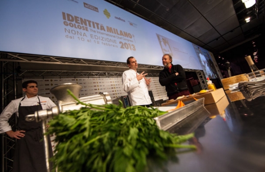 Galleria fotograficaAssalto a Kobe DesramaultsEmilie Rey ed Eric Pras: coppia dolce"Percorsi" di Gianluca Fusto: doppia presentazione del libro, doppi applausiThe Fat Duck Trio: 5 anni dopo Heston Blumenthal, il ristorante di Bray torna sul palco milanese con James Petrie, Jonny Lake e Hideko KawaHeinz Beck e il suo braccio armato dolce Giuseppe AmatoMassimiliano Alajmo: J come PjizzaFabio Barbaglini, Ezio Santin e Massimiliano Alajmo: dietro al maestroI fratelli Castanho: l'Amazzonia di Belem&nbsp;Rafa Pe&ntilde;a e il suo aiutante: giovent&ugrave; catalanaFrancesca Barberini, Andrea Petrini, Bertrand Gr&eacute;baut e Theo DanyAngel Leon, il pesce alle Colonne d'ErcoleGiulia Corradetti, Magnus Nilsson e Lisa MarchesiRyan Clift: il cocktail-pairingCarlo Cracco e Matteo Baronetto: le basi dell'acidoOscar Farinetti e Clement VachonMassimo Bottura. Sullo sfondo, Davide Di Fabio&nbsp;Il giubilo di Dominique PersooneDavide Scabin e il suo secondo Giuseppe RambaldiTonino Cannavacciuolo e Gennaro EspositoPieter LonnevilleNella selva di arti, Gert De MangeleerGianluca Fusto, spettatore del Dossier DessertIrina Freguia e Ivan CrispoMaxime Meilleur: superlativoLo squadrone del Coq di Lorenzo CogoClaudio CeroniA sinistra, si riconosce Giuliano Badessari