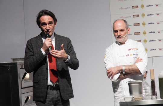 Galleria fotografica






Attovagliati a Identità di Sala, Mariella Cedroni e Massimo Bottura








Renato Bosco








Seconda edizione di Identità di Pizza








Lello Ravagnan da Chirignago








Beppe Palmieri, glocal di sala













Rossella Gardini, Gianluca Biscalchin, Roberta Schira e Paolo Marchi








Rossella Gardini








Gianluca Biscalchin, Gianluca Fusto e Carla Icardi








Sotto i cioccolatini, Cristina Viggè








Gianluca Biscalchin, presentatore di Identità Libri








Camilla Baresani, Viviana Varese e Fiorenza Auriemma








Sandra Ciciriello, passione ittica








Camilla Baresani, Licia Granello e Maida Mercuri








Gianluca Biscalchin e Andrea Vitali








Francesco Apreda








Francescon Apreda e Antonio Paolini








Paolo Marchi presenta la sua ultima fatica editoriale








Il team di Guido Tommasi, presente con due titoli: Pan'Ino e Cucina di Roma e del Lazio








Leonardo Romanelli








 Cinzia Benzi, musa del Sauternes con Laura Di Cosimo








Simone Salvini e Marco Bianchi








Matteo Baronetto, 18 anni di pasta da Cracco 








Roberto Petza: la pasta e la Sardegna








Assaggi everywhere








Domenico Della Salandra, colonna in cucina








Fran Rizzuti, pasta lucana








Christian Milone, democrazia della pasta








Eleonora Cozzella tira le fila della giornata della pasta. A destra, Anthony Genovese








Davide Scabin, lasagne spaziali








Riccardo Felicetti e Alessandro Gilmozzi








Luciano Monosilio: carbonaro fino al midollo








Simone Salvini e Lisa Casali








Luigi Taglienti: c'è dell'aglio nell'acqua di cottura








Virgilio Martinez e l'ombra di Federico De Cesare Viola, presentatore dalla sala a Identità Naturali








Lisa Casali, presentatrice di Identità Naturali








Marta Grassi, il tempo delle mele








Nicola Portinari e Lisa Casali








Pier Giorgio Parini








Niko Romito








Rodrigo De La Calle








Roberto Petza: pasta e Sardegna








Davide Groppi e la luce come ingrediente








Josep Roca, il vertice di sala del Celler








Alessandro Pipero, maitre Re Mida: quel che tocca diventa stellato (Michelin)








Mise en place nella sala








Federico De Cesare Viola, tessitore della giornata di Identità di Sala








Raffaele Alajmo








Petza con Giuseppe Carrus, co-presentatore della giornata di Identità Sarde








 Umberto Giraudo e Marco Reitano, le colonne della Pergola








Elio Sironi e Gilberto Arru, co-presentatore di giornata








Antonio Santini, leader maximo di sala





