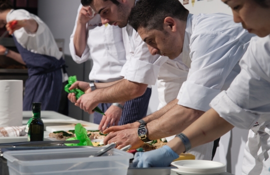 Galleria fotografica






Attovagliati a Identità di Sala, Mariella Cedroni e Massimo Bottura








Renato Bosco








Seconda edizione di Identità di Pizza








Lello Ravagnan da Chirignago








Beppe Palmieri, glocal di sala













Rossella Gardini, Gianluca Biscalchin, Roberta Schira e Paolo Marchi








Rossella Gardini








Gianluca Biscalchin, Gianluca Fusto e Carla Icardi








Sotto i cioccolatini, Cristina Viggè








Gianluca Biscalchin, presentatore di Identità Libri








Camilla Baresani, Viviana Varese e Fiorenza Auriemma








Sandra Ciciriello, passione ittica








Camilla Baresani, Licia Granello e Maida Mercuri








Gianluca Biscalchin e Andrea Vitali








Francesco Apreda








Francescon Apreda e Antonio Paolini








Paolo Marchi presenta la sua ultima fatica editoriale








Il team di Guido Tommasi, presente con due titoli: Pan'Ino e Cucina di Roma e del Lazio








Leonardo Romanelli








 Cinzia Benzi, musa del Sauternes con Laura Di Cosimo








Simone Salvini e Marco Bianchi








Matteo Baronetto, 18 anni di pasta da Cracco 








Roberto Petza: la pasta e la Sardegna








Assaggi everywhere








Domenico Della Salandra, colonna in cucina








Fran Rizzuti, pasta lucana








Christian Milone, democrazia della pasta








Eleonora Cozzella tira le fila della giornata della pasta. A destra, Anthony Genovese








Davide Scabin, lasagne spaziali








Riccardo Felicetti e Alessandro Gilmozzi








Luciano Monosilio: carbonaro fino al midollo








Simone Salvini e Lisa Casali








Luigi Taglienti: c'è dell'aglio nell'acqua di cottura








Virgilio Martinez e l'ombra di Federico De Cesare Viola, presentatore dalla sala a Identità Naturali








Lisa Casali, presentatrice di Identità Naturali








Marta Grassi, il tempo delle mele








Nicola Portinari e Lisa Casali








Pier Giorgio Parini








Niko Romito








Rodrigo De La Calle








Roberto Petza: pasta e Sardegna








Davide Groppi e la luce come ingrediente








Josep Roca, il vertice di sala del Celler








Alessandro Pipero, maitre Re Mida: quel che tocca diventa stellato (Michelin)








Mise en place nella sala








Federico De Cesare Viola, tessitore della giornata di Identità di Sala








Raffaele Alajmo








Petza con Giuseppe Carrus, co-presentatore della giornata di Identità Sarde








 Umberto Giraudo e Marco Reitano, le colonne della Pergola








Elio Sironi e Gilberto Arru, co-presentatore di giornata








Antonio Santini, leader maximo di sala








Piero Gabrieli e Corrado Assenza





