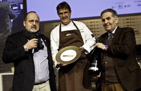 Galleria fotograficaDa sinistra, Massimiliano Alajmo delle Calandre di Rubano (Padova), Corrado Assenza&nbsp;del Caff&egrave; Sicilia di Noto (Siracusa) e Aimo Moroni del Luogo di Aimo e Nadia a MilanoUn sorridente Moreno Cedroni, cuoco della Madonnina del Pescatore di Senigallia (Ancona)A sinistra Paolo Marchi, a destra Claudio Ceroni. I due vertici di Identit&agrave; GoloseRoberto Restelli, a lungo curatore dell'edizione italiana della Guida MichelinLuciana Bianchi, giornalista italo-brasilianaGiuliano Baldessari, sous chef delle Calandre di Rubano,&nbsp;Padova; Alfredo Pratolongo, direttore comunicazione e affari istituzionali Heineken Italia e Paolo MarchiRodrigo Oliveira, cuoco paulista del Mocot&ograve;Pausa caff&egrave; allo spazio LavazzaDa sinistra, il giornalista Stefano Vegliani, il cuoco Carlo Cracco e il suop sous chef Matteo BaronettoMassimo Bottura dell'Osteria Francescana di Modena e Matteo Baronetto del ristorante Cracco di MilanoIl giornalista Gabriele Zanatta con Riccardo Monco e Italo Bassi, chef dell'Enoteca Pinchiorri di FirenzeRoberto ed Enrico (Bobo e Chicco) Cerea del ristorante Da Vittorio di Brusaporto (Bergamo)Alessandra Rotondi, sommelier romana di stanza a New YorkMatteo e Camilla Lunelli di Cantine Ferrari premiano i fratelli CereaGiulia Corradetti di Identit&agrave; Golose e Davide Scabin, chef del Combal.Zero di Rivoli, TorinoPremiati Oleifici Barbera premia Missy Robbins, cuoca americana di A Voce a New York. A destra, Paolo MarchiIl giornalista Andrea PetriniRosita Dassisti e Claudio Ceroni&nbsp;di Magenta BureauDi spalle, Marco Bolasco, direttore editoriale di Slow Food e Paolo Lopriore, cuoco del Canto di SienaChiara Quaglia e Piero Gabrieli di Molino Quaglia premiano il "pizzaiolo" Simone Padoan de I Tigli di San Bonifacio a VeronaMassimo Bottura, Osteria Francescana, ModenaEnzo Vizzari, direttore delle Guida ai Ristoranti Espresso e Paolo MarchiSulla sedia il pastaio Giovanni Assante, a terra il cuoco paulista Alex Atala con la sommelier Alessandra RotondiClaudio Ceroni e Paolo Marchi rendono omaggio ad Alessandra Piazzoni, colonna di Magenta BureauPaolo Marchi stretto tra la collega Livia Chiriotti e l'agronomo di Valhrona&nbsp;Jean-Fran&ccedil;ois DargeinFr&eacute;d&eacute;ric Bau,&nbsp;ma&icirc;tre p&acirc;tissier di ValhronaRen&eacute; Redzepi, chef del Noma di CopenaghenLa giornalista Livia Chiriotti con Luca Lacalamita, giovane pasticcere dell'Enoteca Pinchiorri di FirenzeHeinz Beck, chef della Pergola di RomaPaolo Marchi premia Missy Robbins e Claudio Sadler del ristorante Sadler di MilanoLe formule di Niko Romito, chef del ristorante Reale di Castel di Sangro (Chieti)Marchi con Paolo Donei del Malga Panna di Trento