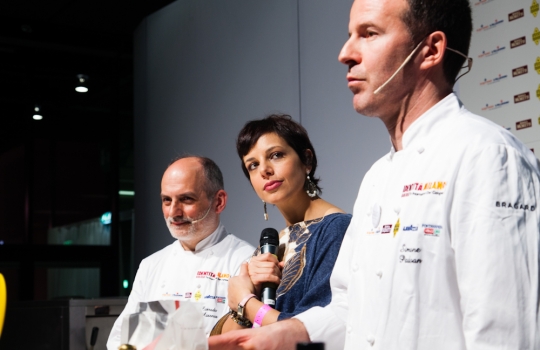 Galleria fotografica






Attovagliati a Identità di Sala, Mariella Cedroni e Massimo Bottura








Renato Bosco








Seconda edizione di Identità di Pizza








Lello Ravagnan da Chirignago








Beppe Palmieri, glocal di sala













Rossella Gardini, Gianluca Biscalchin, Roberta Schira e Paolo Marchi








Rossella Gardini








Gianluca Biscalchin, Gianluca Fusto e Carla Icardi








Sotto i cioccolatini, Cristina Viggè








Gianluca Biscalchin, presentatore di Identità Libri








Camilla Baresani, Viviana Varese e Fiorenza Auriemma








Sandra Ciciriello, passione ittica








Camilla Baresani, Licia Granello e Maida Mercuri








Gianluca Biscalchin e Andrea Vitali








Francesco Apreda








Francescon Apreda e Antonio Paolini








Paolo Marchi presenta la sua ultima fatica editoriale








Il team di Guido Tommasi, presente con due titoli: Pan'Ino e Cucina di Roma e del Lazio








Leonardo Romanelli








 Cinzia Benzi, musa del Sauternes con Laura Di Cosimo








Simone Salvini e Marco Bianchi








Matteo Baronetto, 18 anni di pasta da Cracco 








Roberto Petza: la pasta e la Sardegna








Assaggi everywhere








Domenico Della Salandra, colonna in cucina








Fran Rizzuti, pasta lucana








Christian Milone, democrazia della pasta








Eleonora Cozzella tira le fila della giornata della pasta. A destra, Anthony Genovese








Davide Scabin, lasagne spaziali








Riccardo Felicetti e Alessandro Gilmozzi








Luciano Monosilio: carbonaro fino al midollo








Simone Salvini e Lisa Casali








Luigi Taglienti: c'è dell'aglio nell'acqua di cottura








Virgilio Martinez e l'ombra di Federico De Cesare Viola, presentatore dalla sala a Identità Naturali








Lisa Casali, presentatrice di Identità Naturali








Marta Grassi, il tempo delle mele








Nicola Portinari e Lisa Casali








Pier Giorgio Parini








Niko Romito








Rodrigo De La Calle








Roberto Petza: pasta e Sardegna








Davide Groppi e la luce come ingrediente








Josep Roca, il vertice di sala del Celler








Alessandro Pipero, maitre Re Mida: quel che tocca diventa stellato (Michelin)








Mise en place nella sala








Federico De Cesare Viola, tessitore della giornata di Identità di Sala








Raffaele Alajmo








Petza con Giuseppe Carrus, co-presentatore della giornata di Identità Sarde








 Umberto Giraudo e Marco Reitano, le colonne della Pergola








Elio Sironi e Gilberto Arru, co-presentatore di giornata








Antonio Santini, leader maximo di sala








Piero Gabrieli e Corrado Assenza








Pizze, pizze, pizze





