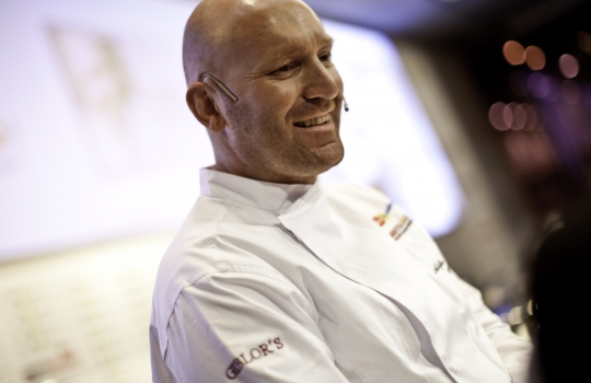 Galleria fotograficaDa sinistra, Massimiliano Alajmo delle Calandre di Rubano (Padova), Corrado Assenza&nbsp;del Caff&egrave; Sicilia di Noto (Siracusa) e Aimo Moroni del Luogo di Aimo e Nadia a MilanoUn sorridente Moreno Cedroni, cuoco della Madonnina del Pescatore di Senigallia (Ancona)A sinistra Paolo Marchi, a destra Claudio Ceroni. I due vertici di Identit&agrave; GoloseRoberto Restelli, a lungo curatore dell'edizione italiana della Guida MichelinLuciana Bianchi, giornalista italo-brasilianaGiuliano Baldessari, sous chef delle Calandre di Rubano,&nbsp;Padova; Alfredo Pratolongo, direttore comunicazione e affari istituzionali Heineken Italia e Paolo MarchiRodrigo Oliveira, cuoco paulista del Mocot&ograve;Pausa caff&egrave; allo spazio LavazzaDa sinistra, il giornalista Stefano Vegliani, il cuoco Carlo Cracco e il suop sous chef Matteo BaronettoMassimo Bottura dell'Osteria Francescana di Modena e Matteo Baronetto del ristorante Cracco di MilanoIl giornalista Gabriele Zanatta con Riccardo Monco e Italo Bassi, chef dell'Enoteca Pinchiorri di FirenzeRoberto ed Enrico (Bobo e Chicco) Cerea del ristorante Da Vittorio di Brusaporto (Bergamo)Alessandra Rotondi, sommelier romana di stanza a New YorkMatteo e Camilla Lunelli di Cantine Ferrari premiano i fratelli CereaGiulia Corradetti di Identit&agrave; Golose e Davide Scabin, chef del Combal.Zero di Rivoli, TorinoPremiati Oleifici Barbera premia Missy Robbins, cuoca americana di A Voce a New York. A destra, Paolo MarchiIl giornalista Andrea PetriniRosita Dassisti e Claudio Ceroni&nbsp;di Magenta BureauDi spalle, Marco Bolasco, direttore editoriale di Slow Food e Paolo Lopriore, cuoco del Canto di SienaChiara Quaglia e Piero Gabrieli di Molino Quaglia premiano il "pizzaiolo" Simone Padoan de I Tigli di San Bonifacio a VeronaMassimo Bottura, Osteria Francescana, ModenaEnzo Vizzari, direttore delle Guida ai Ristoranti Espresso e Paolo MarchiSulla sedia il pastaio Giovanni Assante, a terra il cuoco paulista Alex Atala con la sommelier Alessandra RotondiClaudio Ceroni e Paolo Marchi rendono omaggio ad Alessandra Piazzoni, colonna di Magenta BureauPaolo Marchi stretto tra la collega Livia Chiriotti e l'agronomo di Valhrona&nbsp;Jean-Fran&ccedil;ois DargeinFr&eacute;d&eacute;ric Bau,&nbsp;ma&icirc;tre p&acirc;tissier di ValhronaRen&eacute; Redzepi, chef del Noma di CopenaghenLa giornalista Livia Chiriotti con Luca Lacalamita, giovane pasticcere dell'Enoteca Pinchiorri di FirenzeHeinz Beck, chef della Pergola di RomaPaolo Marchi premia Missy Robbins e Claudio Sadler del ristorante Sadler di MilanoLe formule di Niko Romito, chef del ristorante Reale di Castel di Sangro (Chieti)Marchi con Paolo Donei del Malga Panna di TrentoGiovanni Minetti di Casa E. Mirafiore (a destra) consegna ad Alessandro Gilmozzi del Molin di Cavalese il premio di Artigiano della Gola