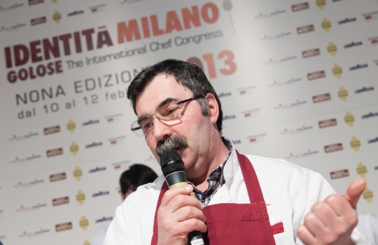 Galleria fotografica






Attovagliati a Identità di Sala, Mariella Cedroni e Massimo Bottura








Renato Bosco








Seconda edizione di Identità di Pizza








Lello Ravagnan da Chirignago








Beppe Palmieri, glocal di sala













Rossella Gardini, Gianluca Biscalchin, Roberta Schira e Paolo Marchi








Rossella Gardini








Gianluca Biscalchin, Gianluca Fusto e Carla Icardi








Sotto i cioccolatini, Cristina Viggè








Gianluca Biscalchin, presentatore di Identità Libri








Camilla Baresani, Viviana Varese e Fiorenza Auriemma








Sandra Ciciriello, passione ittica








Camilla Baresani, Licia Granello e Maida Mercuri








Gianluca Biscalchin e Andrea Vitali








Francesco Apreda








Francescon Apreda e Antonio Paolini








Paolo Marchi presenta la sua ultima fatica editoriale








Il team di Guido Tommasi, presente con due titoli: Pan'Ino e Cucina di Roma e del Lazio








Leonardo Romanelli








 Cinzia Benzi, musa del Sauternes con Laura Di Cosimo








Simone Salvini e Marco Bianchi








Matteo Baronetto, 18 anni di pasta da Cracco 








Roberto Petza: la pasta e la Sardegna








Assaggi everywhere








Domenico Della Salandra, colonna in cucina








Fran Rizzuti, pasta lucana








Christian Milone, democrazia della pasta








Eleonora Cozzella tira le fila della giornata della pasta. A destra, Anthony Genovese








Davide Scabin, lasagne spaziali








Riccardo Felicetti e Alessandro Gilmozzi








Luciano Monosilio: carbonaro fino al midollo








Simone Salvini e Lisa Casali








Luigi Taglienti: c'è dell'aglio nell'acqua di cottura








Virgilio Martinez e l'ombra di Federico De Cesare Viola, presentatore dalla sala a Identità Naturali








Lisa Casali, presentatrice di Identità Naturali








Marta Grassi, il tempo delle mele








Nicola Portinari e Lisa Casali








Pier Giorgio Parini








Niko Romito








Rodrigo De La Calle








Roberto Petza: pasta e Sardegna








Davide Groppi e la luce come ingrediente








Josep Roca, il vertice di sala del Celler








Alessandro Pipero, maitre Re Mida: quel che tocca diventa stellato (Michelin)








Mise en place nella sala








Federico De Cesare Viola, tessitore della giornata di Identità di Sala








Raffaele Alajmo








Petza con Giuseppe Carrus, co-presentatore della giornata di Identità Sarde








 Umberto Giraudo e Marco Reitano, le colonne della Pergola








Elio Sironi e Gilberto Arru, co-presentatore di giornata








Antonio Santini, leader maximo di sala








Piero Gabrieli e Corrado Assenza








Pizze, pizze, pizze








Corrado Assenza, Francesca Barberini e Simone Padoan





