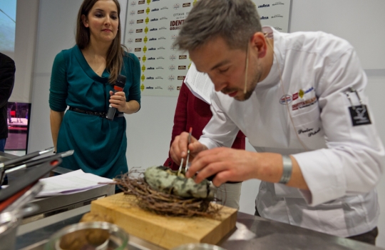 Galleria fotograficaLorenzo Cogo d'El Coq di Marano Vicentino (foto Michele Bella)Aurora Mazzucchelli del Marconi&nbsp;di Sasso Marconi (Bologna) e Viviana Varese di Alice a Milano&nbsp;(foto Michele Bella)In primo piano il giovane Daniel Berlin, cuoco di Malmoe in Svezia. Alle sue spalle, il giornalista connazionale Mattias Kroon&nbsp;(foto Michele Bella)Sandra Ciciriello, donna di sala e recruiting pesce di Alice a Milano&nbsp;(foto Michele Bella)Antonia Klugmann del Ridotto a Venezia con la giornalista Errica Tamani (di spalle, foto Michele Bella)Enrico Panero di Eataly a Genova (foto Michele Bella)Iside De Cesare della Parolina di Acquapendente (Viterbo)&nbsp;(foto Michele Bella)Sergio Humada, cuoco catalano dell'Alma di Barcellona&nbsp;(foto Michele Bella)Stevie Parle del Dock Kitchen di Londra&nbsp;(foto Michele Bella)Franco Aliberti, cuoco dell'Osteria Francescana di Modena, dialoga con il giornalista Carlo Passera (foto Michele Bella)Marianna Vitale (a destra) con la sua assistente. Al centro, la giornalista e presentatrice dell'intera giornata di Identit&agrave; Donna&nbsp;Errica Tamani (foto&nbsp;Michele Bella)Chiara Patracchini, pasticcera della Credenza di San Maurizio Canavese (Torino)&nbsp;(foto&nbsp;Michele Bella)
&nbsp;Andrea Aprea del Vun del Park Hyatt&nbsp;di Milano (foto&nbsp;Michele Bella)Nino Di Costanzo del Mosaico dell'Hotel Terme Manzi di Ischia (Napoli). Alle sue spalle, la giornalista Eleonora Cozzella (foto&nbsp;Michele Bella)
&nbsp;Francesco Sposito della Taverna Estia di Brusciano (Napoli)&nbsp;(foto&nbsp;Michele Bella)
&nbsp;Beppe Rambaldi, spalla solida di Davide Scabin al Combal.Zero e nelle due lezioni di Identit&agrave; Milano 2012&nbsp;(foto&nbsp;Michele Bella)
&nbsp;Pino Cuttaia della Madia di Licata (Agrigento)&nbsp;(foto&nbsp;Michele Bella)
&nbsp;Felice Sgarra dell'Umami di Andria. Alle sue spalle, s'itravede il giornalista Raffaele Foglia (foto Michele Bella)Piero Gabrieli di Molino Quaglia illustra il suo progetto Pizzeria Dinamica in apertura della giornata Identit&agrave; di pizza (foto Alfredo Chiarappa)Corrado Assenza del Caff&egrave; Sicilia di Noto (a sinistra) guarnisce la pizza. Alle loro spalle si riconoscono Simone Padoan della pizzeria I Tigli&nbsp;a di San Bonifacio (Verona) e Luciana Squadrilli, giornalista presentatrice della giornata&nbsp;(foto Alfredo Chiarappa)Giuseppe Giordano del&nbsp;Piedigrotta 2 Express, nell'Alessandrino (foto Alfredo Chiarappa)Beniamino Bilali del Berber&egrave; di Castel Maggiore in proivincia di Bologna (foto Alfredo Chiarappa)Paolo Parisi, guardato da Lorenzo Cogo del Coq di Marano Vicentino, alle prese con le applicazioni del forno My Oven (foto Alfredo Chiarappa)Il forno di Identit&agrave; di pizza: ne ha sfornate di ogni (foto Alfredo Chiarappa)Lorenzo Cogo con Fabrizio Nonis, macellaio/giornalista (foto Alfredo Chiarappa)Giorgio Nava, milanese da 11 anni in Sudafrica: suoi il Keerom 95, il Carne SA e altre insegne che tengono alto il significato di cucina italiana a Capetown (foto Alfredo Chiarappa)Impiatti in serie nella sala di Identit&agrave; di pizza (foto Alfredo Chiarappa)Igles Corelli, autorit&agrave; in cucina dell'Atman di Pescia (Pistoia). Alle sue spalle, Aldo Zivieri dell'omonima macelleria bolognese (foto Alfredo Chiarappa)Simone Salvini e il suo maestro Pietro Leemann del Joia di Milano (foto Alfredo Chiarappa)Enrico Crippa del Piazza Duomo di Alba (Cuneo): suo uno degli interventi pi&ugrave; seguiti di Identit&agrave; naturali (foto Alfredo Chiarappa)A sinistra, Daniel Canzian del Marchesino di Milano con Sergio Motta del ristorante macelleria omonimo a Inzago Lombardo (foto Alfredo Chiarappa)