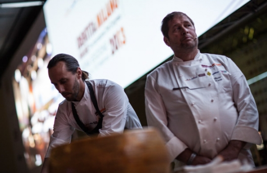 Galleria fotograficaAssalto a Kobe DesramaultsEmilie Rey ed Eric Pras: coppia dolce"Percorsi" di Gianluca Fusto: doppia presentazione del libro, doppi applausiThe Fat Duck Trio: 5 anni dopo Heston Blumenthal, il ristorante di Bray torna sul palco milanese con James Petrie, Jonny Lake e Hideko KawaHeinz Beck e il suo braccio armato dolce Giuseppe AmatoMassimiliano Alajmo: J come PjizzaFabio Barbaglini, Ezio Santin e Massimiliano Alajmo: dietro al maestroI fratelli Castanho: l'Amazzonia di Belem&nbsp;Rafa Pe&ntilde;a e il suo aiutante: giovent&ugrave; catalanaFrancesca Barberini, Andrea Petrini, Bertrand Gr&eacute;baut e Theo DanyAngel Leon, il pesce alle Colonne d'ErcoleGiulia Corradetti, Magnus Nilsson e Lisa MarchesiRyan Clift: il cocktail-pairingCarlo Cracco e Matteo Baronetto: le basi dell'acidoOscar Farinetti e Clement VachonMassimo Bottura. Sullo sfondo, Davide Di Fabio&nbsp;Il giubilo di Dominique PersooneDavide Scabin e il suo secondo Giuseppe RambaldiTonino Cannavacciuolo e Gennaro EspositoPieter LonnevilleNella selva di arti, Gert De MangeleerGianluca Fusto, spettatore del Dossier DessertIrina Freguia e Ivan CrispoMaxime Meilleur: superlativoLo squadrone del Coq di Lorenzo CogoClaudio CeroniA sinistra, si riconosce Giuliano BadessariDaniel Humm e Stefano VeglianiPietro Zito e Paolo Marchi: le genesi del rispettoFranco Pepe, Francesca Romana Barberini e Simone Padoan