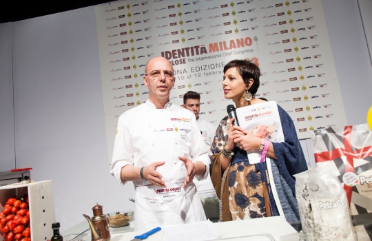Galleria fotografica






Attovagliati a Identità di Sala, Mariella Cedroni e Massimo Bottura








Renato Bosco








Seconda edizione di Identità di Pizza








Lello Ravagnan da Chirignago








Beppe Palmieri, glocal di sala













Rossella Gardini, Gianluca Biscalchin, Roberta Schira e Paolo Marchi








Rossella Gardini








Gianluca Biscalchin, Gianluca Fusto e Carla Icardi








Sotto i cioccolatini, Cristina Viggè








Gianluca Biscalchin, presentatore di Identità Libri








Camilla Baresani, Viviana Varese e Fiorenza Auriemma








Sandra Ciciriello, passione ittica








Camilla Baresani, Licia Granello e Maida Mercuri








Gianluca Biscalchin e Andrea Vitali








Francesco Apreda








Francescon Apreda e Antonio Paolini








Paolo Marchi presenta la sua ultima fatica editoriale








Il team di Guido Tommasi, presente con due titoli: Pan'Ino e Cucina di Roma e del Lazio








Leonardo Romanelli








 Cinzia Benzi, musa del Sauternes con Laura Di Cosimo








Simone Salvini e Marco Bianchi








Matteo Baronetto, 18 anni di pasta da Cracco 








Roberto Petza: la pasta e la Sardegna








Assaggi everywhere








Domenico Della Salandra, colonna in cucina








Fran Rizzuti, pasta lucana








Christian Milone, democrazia della pasta








Eleonora Cozzella tira le fila della giornata della pasta. A destra, Anthony Genovese








Davide Scabin, lasagne spaziali








Riccardo Felicetti e Alessandro Gilmozzi








Luciano Monosilio: carbonaro fino al midollo








Simone Salvini e Lisa Casali








Luigi Taglienti: c'è dell'aglio nell'acqua di cottura








Virgilio Martinez e l'ombra di Federico De Cesare Viola, presentatore dalla sala a Identità Naturali








Lisa Casali, presentatrice di Identità Naturali








Marta Grassi, il tempo delle mele








Nicola Portinari e Lisa Casali








Pier Giorgio Parini








Niko Romito








Rodrigo De La Calle








Roberto Petza: pasta e Sardegna








Davide Groppi e la luce come ingrediente








Josep Roca, il vertice di sala del Celler








Alessandro Pipero, maitre Re Mida: quel che tocca diventa stellato (Michelin)








Mise en place nella sala








Federico De Cesare Viola, tessitore della giornata di Identità di Sala








Raffaele Alajmo








Petza con Giuseppe Carrus, co-presentatore della giornata di Identità Sarde








 Umberto Giraudo e Marco Reitano, le colonne della Pergola








Elio Sironi e Gilberto Arru, co-presentatore di giornata








Antonio Santini, leader maximo di sala








Piero Gabrieli e Corrado Assenza








Pizze, pizze, pizze








Corrado Assenza, Francesca Barberini e Simone Padoan








Franco Cazzamali, macellaio prestato alla pizza





