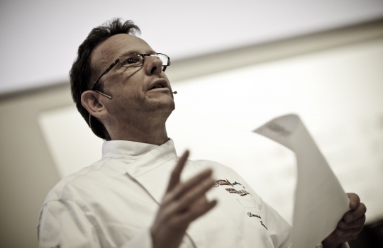 Galleria fotograficaDa sinistra, Massimiliano Alajmo delle Calandre di Rubano (Padova), Corrado Assenza&nbsp;del Caff&egrave; Sicilia di Noto (Siracusa) e Aimo Moroni del Luogo di Aimo e Nadia a MilanoUn sorridente Moreno Cedroni, cuoco della Madonnina del Pescatore di Senigallia (Ancona)A sinistra Paolo Marchi, a destra Claudio Ceroni. I due vertici di Identit&agrave; GoloseRoberto Restelli, a lungo curatore dell'edizione italiana della Guida MichelinLuciana Bianchi, giornalista italo-brasilianaGiuliano Baldessari, sous chef delle Calandre di Rubano,&nbsp;Padova; Alfredo Pratolongo, direttore comunicazione e affari istituzionali Heineken Italia e Paolo MarchiRodrigo Oliveira, cuoco paulista del Mocot&ograve;Pausa caff&egrave; allo spazio LavazzaDa sinistra, il giornalista Stefano Vegliani, il cuoco Carlo Cracco e il suop sous chef Matteo BaronettoMassimo Bottura dell'Osteria Francescana di Modena e Matteo Baronetto del ristorante Cracco di MilanoIl giornalista Gabriele Zanatta con Riccardo Monco e Italo Bassi, chef dell'Enoteca Pinchiorri di FirenzeRoberto ed Enrico (Bobo e Chicco) Cerea del ristorante Da Vittorio di Brusaporto (Bergamo)Alessandra Rotondi, sommelier romana di stanza a New YorkMatteo e Camilla Lunelli di Cantine Ferrari premiano i fratelli CereaGiulia Corradetti di Identit&agrave; Golose e Davide Scabin, chef del Combal.Zero di Rivoli, TorinoPremiati Oleifici Barbera premia Missy Robbins, cuoca americana di A Voce a New York. A destra, Paolo MarchiIl giornalista Andrea PetriniRosita Dassisti e Claudio Ceroni&nbsp;di Magenta BureauDi spalle, Marco Bolasco, direttore editoriale di Slow Food e Paolo Lopriore, cuoco del Canto di SienaChiara Quaglia e Piero Gabrieli di Molino Quaglia premiano il "pizzaiolo" Simone Padoan de I Tigli di San Bonifacio a VeronaMassimo Bottura, Osteria Francescana, ModenaEnzo Vizzari, direttore delle Guida ai Ristoranti Espresso e Paolo MarchiSulla sedia il pastaio Giovanni Assante, a terra il cuoco paulista Alex Atala con la sommelier Alessandra RotondiClaudio Ceroni e Paolo Marchi rendono omaggio ad Alessandra Piazzoni, colonna di Magenta BureauPaolo Marchi stretto tra la collega Livia Chiriotti e l'agronomo di Valhrona&nbsp;Jean-Fran&ccedil;ois DargeinFr&eacute;d&eacute;ric Bau,&nbsp;ma&icirc;tre p&acirc;tissier di ValhronaRen&eacute; Redzepi, chef del Noma di CopenaghenLa giornalista Livia Chiriotti con Luca Lacalamita, giovane pasticcere dell'Enoteca Pinchiorri di FirenzeHeinz Beck, chef della Pergola di RomaPaolo Marchi premia Missy Robbins e Claudio Sadler del ristorante Sadler di MilanoLe formule di Niko Romito, chef del ristorante Reale di Castel di Sangro (Chieti)Marchi con Paolo Donei del Malga Panna di TrentoGiovanni Minetti di Casa E. Mirafiore (a destra) consegna ad Alessandro Gilmozzi del Molin di Cavalese il premio di Artigiano della GolaAlfio Ghezzi della Locanda Margon di TrentoLa giornalista e scrittrice Alessandra MeldolesiAlfredo Zini di Fipe premia Viviana Varese del ristorante Alice di Milano: suo il premio&nbsp;Identit&agrave; vincenti a MilanoDa sinistra, il foodwriter Nicola Massa con Roberta Sudbrack, cuoca del ristorante omonimo di Rio de JaneiroGaston Acurio, chef peruviano di Astrid y GastonPaolo Marchi tra Mauro Uliassi e Moreno Cedroni, due assi di stanza a Senigallia, AnconaIn prima fila da sinistra, la giornalista Laura Di Cosimo e Cinzia Benzi e Luisa Acciarri Marchi di Identit&agrave; Golose