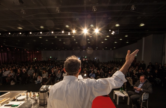 Galleria fotografica






La Cracco band con Paolo Marchi








Daniel Humm premiato da Cesare Baldrighi, presidente del Consorzio di Tutela di Grana Padano








Claudio Ceroni e Paolo Marchi fanno il punto sulle prossime iniziative targate Identità: Salone del Mobile (presentazione il 21 febbraio); con Fiera Milano una partnership con Host, 18-22 ottobre 2013; 17-19 maggio il Roma Food&Wine Festival e Identità New York tornerà a Eataly NY dal 4 al 6 ottobre








Giuseppe Iannotti del ristorante Kresios di Telese Terme (Benevento) riceve il premio Vent'Anni da Clement Vachon, International relations, events and communication manager di San Pellegrino








Il patron di Eataly e Fontanafredda Oscar Farinetti, Paolo Marchi, l'amministratore delegato di Expo 2015 Giuseppe Sala e Massimo Bottura. Sono già 120 i Paesi del mondo ad aver aderito all'esposizione universale meneghina. Tema portante: la nutrizione








Massimo Bottura





