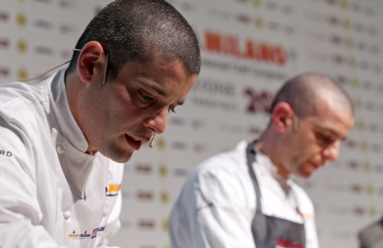 Galleria fotografica






Attovagliati a Identità di Sala, Mariella Cedroni e Massimo Bottura








Renato Bosco








Seconda edizione di Identità di Pizza








Lello Ravagnan da Chirignago








Beppe Palmieri, glocal di sala













Rossella Gardini, Gianluca Biscalchin, Roberta Schira e Paolo Marchi








Rossella Gardini








Gianluca Biscalchin, Gianluca Fusto e Carla Icardi








Sotto i cioccolatini, Cristina Viggè








Gianluca Biscalchin, presentatore di Identità Libri








Camilla Baresani, Viviana Varese e Fiorenza Auriemma








Sandra Ciciriello, passione ittica








Camilla Baresani, Licia Granello e Maida Mercuri








Gianluca Biscalchin e Andrea Vitali








Francesco Apreda








Francescon Apreda e Antonio Paolini








Paolo Marchi presenta la sua ultima fatica editoriale








Il team di Guido Tommasi, presente con due titoli: Pan'Ino e Cucina di Roma e del Lazio








Leonardo Romanelli








 Cinzia Benzi, musa del Sauternes con Laura Di Cosimo








Simone Salvini e Marco Bianchi








Matteo Baronetto, 18 anni di pasta da Cracco 








Roberto Petza: la pasta e la Sardegna








Assaggi everywhere








Domenico Della Salandra, colonna in cucina








Fran Rizzuti, pasta lucana








Christian Milone, democrazia della pasta








Eleonora Cozzella tira le fila della giornata della pasta. A destra, Anthony Genovese








Davide Scabin, lasagne spaziali








Riccardo Felicetti e Alessandro Gilmozzi








Luciano Monosilio: carbonaro fino al midollo








Simone Salvini e Lisa Casali








Luigi Taglienti: c'è dell'aglio nell'acqua di cottura








Virgilio Martinez e l'ombra di Federico De Cesare Viola, presentatore dalla sala a Identità Naturali








Lisa Casali, presentatrice di Identità Naturali








Marta Grassi, il tempo delle mele








Nicola Portinari e Lisa Casali








Pier Giorgio Parini








Niko Romito








Rodrigo De La Calle








Roberto Petza: pasta e Sardegna








Davide Groppi e la luce come ingrediente








Josep Roca, il vertice di sala del Celler








Alessandro Pipero, maitre Re Mida: quel che tocca diventa stellato (Michelin)








Mise en place nella sala








Federico De Cesare Viola, tessitore della giornata di Identità di Sala








Raffaele Alajmo








Petza con Giuseppe Carrus, co-presentatore della giornata di Identità Sarde








 Umberto Giraudo e Marco Reitano, le colonne della Pergola








Elio Sironi e Gilberto Arru, co-presentatore di giornata








Antonio Santini, leader maximo di sala








Piero Gabrieli e Corrado Assenza








Pizze, pizze, pizze








Corrado Assenza, Francesca Barberini e Simone Padoan








Franco Cazzamali, macellaio prestato alla pizza








Franco Pepe e Francesca Barberini





