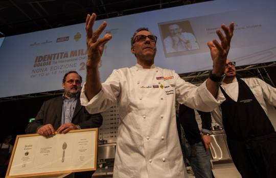 Galleria fotografica






La Cracco band con Paolo Marchi








Daniel Humm premiato da Cesare Baldrighi, presidente del Consorzio di Tutela di Grana Padano








Claudio Ceroni e Paolo Marchi fanno il punto sulle prossime iniziative targate Identità: Salone del Mobile (presentazione il 21 febbraio); con Fiera Milano una partnership con Host, 18-22 ottobre 2013; 17-19 maggio il Roma Food&Wine Festival e Identità New York tornerà a Eataly NY dal 4 al 6 ottobre








Giuseppe Iannotti del ristorante Kresios di Telese Terme (Benevento) riceve il premio Vent'Anni da Clement Vachon, International relations, events and communication manager di San Pellegrino








Il patron di Eataly e Fontanafredda Oscar Farinetti, Paolo Marchi, l'amministratore delegato di Expo 2015 Giuseppe Sala e Massimo Bottura. Sono già 120 i Paesi del mondo ad aver aderito all'esposizione universale meneghina. Tema portante: la nutrizione








Massimo Bottura










