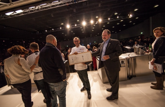 Galleria fotografica






La Cracco band con Paolo Marchi








Daniel Humm premiato da Cesare Baldrighi, presidente del Consorzio di Tutela di Grana Padano








Claudio Ceroni e Paolo Marchi fanno il punto sulle prossime iniziative targate Identità: Salone del Mobile (presentazione il 21 febbraio); con Fiera Milano una partnership con Host, 18-22 ottobre 2013; 17-19 maggio il Roma Food&Wine Festival e Identità New York tornerà a Eataly NY dal 4 al 6 ottobre








Giuseppe Iannotti del ristorante Kresios di Telese Terme (Benevento) riceve il premio Vent'Anni da Clement Vachon, International relations, events and communication manager di San Pellegrino








Il patron di Eataly e Fontanafredda Oscar Farinetti, Paolo Marchi, l'amministratore delegato di Expo 2015 Giuseppe Sala e Massimo Bottura. Sono già 120 i Paesi del mondo ad aver aderito all'esposizione universale meneghina. Tema portante: la nutrizione








Massimo Bottura















