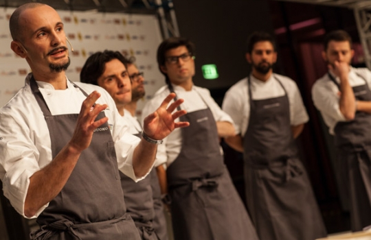 Galleria fotograficaAssalto a Kobe DesramaultsEmilie Rey ed Eric Pras: coppia dolce"Percorsi" di Gianluca Fusto: doppia presentazione del libro, doppi applausiThe Fat Duck Trio: 5 anni dopo Heston Blumenthal, il ristorante di Bray torna sul palco milanese con James Petrie, Jonny Lake e Hideko KawaHeinz Beck e il suo braccio armato dolce Giuseppe AmatoMassimiliano Alajmo: J come PjizzaFabio Barbaglini, Ezio Santin e Massimiliano Alajmo: dietro al maestroI fratelli Castanho: l'Amazzonia di Belem&nbsp;Rafa Pe&ntilde;a e il suo aiutante: giovent&ugrave; catalanaFrancesca Barberini, Andrea Petrini, Bertrand Gr&eacute;baut e Theo DanyAngel Leon, il pesce alle Colonne d'ErcoleGiulia Corradetti, Magnus Nilsson e Lisa MarchesiRyan Clift: il cocktail-pairingCarlo Cracco e Matteo Baronetto: le basi dell'acidoOscar Farinetti e Clement VachonMassimo Bottura. Sullo sfondo, Davide Di Fabio&nbsp;Il giubilo di Dominique PersooneDavide Scabin e il suo secondo Giuseppe RambaldiTonino Cannavacciuolo e Gennaro EspositoPieter LonnevilleNella selva di arti, Gert De MangeleerGianluca Fusto, spettatore del Dossier DessertIrina Freguia e Ivan CrispoMaxime Meilleur: superlativoLo squadrone del Coq di Lorenzo CogoClaudio CeroniA sinistra, si riconosce Giuliano BadessariDaniel Humm e Stefano VeglianiPietro Zito e Paolo Marchi: le genesi del rispettoFranco Pepe, Francesca Romana Barberini e Simone PadoanA destra, David Kinch con Jacob Pilarski