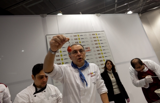 Galleria fotograficaLorenzo Cogo d'El Coq di Marano Vicentino (foto Michele Bella)Aurora Mazzucchelli del Marconi&nbsp;di Sasso Marconi (Bologna) e Viviana Varese di Alice a Milano&nbsp;(foto Michele Bella)In primo piano il giovane Daniel Berlin, cuoco di Malmoe in Svezia. Alle sue spalle, il giornalista connazionale Mattias Kroon&nbsp;(foto Michele Bella)Sandra Ciciriello, donna di sala e recruiting pesce di Alice a Milano&nbsp;(foto Michele Bella)Antonia Klugmann del Ridotto a Venezia con la giornalista Errica Tamani (di spalle, foto Michele Bella)Enrico Panero di Eataly a Genova (foto Michele Bella)Iside De Cesare della Parolina di Acquapendente (Viterbo)&nbsp;(foto Michele Bella)Sergio Humada, cuoco catalano dell'Alma di Barcellona&nbsp;(foto Michele Bella)Stevie Parle del Dock Kitchen di Londra&nbsp;(foto Michele Bella)Franco Aliberti, cuoco dell'Osteria Francescana di Modena, dialoga con il giornalista Carlo Passera (foto Michele Bella)Marianna Vitale (a destra) con la sua assistente. Al centro, la giornalista e presentatrice dell'intera giornata di Identit&agrave; Donna&nbsp;Errica Tamani (foto&nbsp;Michele Bella)Chiara Patracchini, pasticcera della Credenza di San Maurizio Canavese (Torino)&nbsp;(foto&nbsp;Michele Bella)
&nbsp;Andrea Aprea del Vun del Park Hyatt&nbsp;di Milano (foto&nbsp;Michele Bella)Nino Di Costanzo del Mosaico dell'Hotel Terme Manzi di Ischia (Napoli). Alle sue spalle, la giornalista Eleonora Cozzella (foto&nbsp;Michele Bella)
&nbsp;Francesco Sposito della Taverna Estia di Brusciano (Napoli)&nbsp;(foto&nbsp;Michele Bella)
&nbsp;Beppe Rambaldi, spalla solida di Davide Scabin al Combal.Zero e nelle due lezioni di Identit&agrave; Milano 2012&nbsp;(foto&nbsp;Michele Bella)
&nbsp;Pino Cuttaia della Madia di Licata (Agrigento)&nbsp;(foto&nbsp;Michele Bella)
&nbsp;Felice Sgarra dell'Umami di Andria. Alle sue spalle, s'itravede il giornalista Raffaele Foglia (foto Michele Bella)Piero Gabrieli di Molino Quaglia illustra il suo progetto Pizzeria Dinamica in apertura della giornata Identit&agrave; di pizza (foto Alfredo Chiarappa)Corrado Assenza del Caff&egrave; Sicilia di Noto (a sinistra) guarnisce la pizza. Alle loro spalle si riconoscono Simone Padoan della pizzeria I Tigli&nbsp;a di San Bonifacio (Verona) e Luciana Squadrilli, giornalista presentatrice della giornata&nbsp;(foto Alfredo Chiarappa)Giuseppe Giordano del&nbsp;Piedigrotta 2 Express, nell'Alessandrino (foto Alfredo Chiarappa)Beniamino Bilali del Berber&egrave; di Castel Maggiore in proivincia di Bologna (foto Alfredo Chiarappa)Paolo Parisi, guardato da Lorenzo Cogo del Coq di Marano Vicentino, alle prese con le applicazioni del forno My Oven (foto Alfredo Chiarappa)Il forno di Identit&agrave; di pizza: ne ha sfornate di ogni (foto Alfredo Chiarappa)Lorenzo Cogo con Fabrizio Nonis, macellaio/giornalista (foto Alfredo Chiarappa)Giorgio Nava, milanese da 11 anni in Sudafrica: suoi il Keerom 95, il Carne SA e altre insegne che tengono alto il significato di cucina italiana a Capetown (foto Alfredo Chiarappa)Impiatti in serie nella sala di Identit&agrave; di pizza (foto Alfredo Chiarappa)Igles Corelli, autorit&agrave; in cucina dell'Atman di Pescia (Pistoia). Alle sue spalle, Aldo Zivieri dell'omonima macelleria bolognese (foto Alfredo Chiarappa)Simone Salvini e il suo maestro Pietro Leemann del Joia di Milano (foto Alfredo Chiarappa)Enrico Crippa del Piazza Duomo di Alba (Cuneo): suo uno degli interventi pi&ugrave; seguiti di Identit&agrave; naturali (foto Alfredo Chiarappa)A sinistra, Daniel Canzian del Marchesino di Milano con Sergio Motta del ristorante macelleria omonimo a Inzago Lombardo (foto Alfredo Chiarappa)L'estone Peeter Pihel con Lisa Casali, scrittrice e presentatrice della giornata di Identit&agrave; Naturali (foto Alfredo Chiarappa)Il siciliano-danese Christian Puglisi del Relae di Copenaghen in Danimarca con Lisa Casali (foto Alfredo Chiarappa)Cesare Battisti del Ratan&agrave; di Milano con Alice Delcourt dell'Erba Brusca, anch'essa a Milano (foto Alfredo Chiarappa)