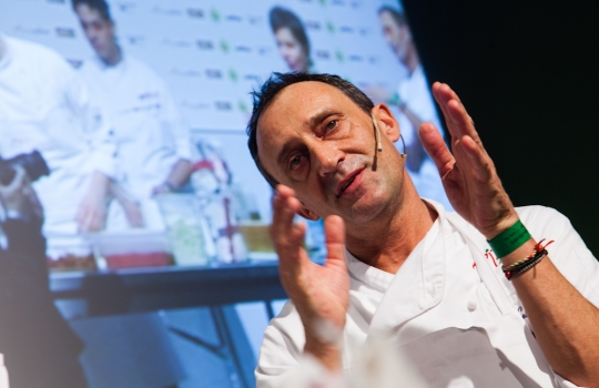 Galleria fotografica






Attovagliati a Identità di Sala, Mariella Cedroni e Massimo Bottura








Renato Bosco








Seconda edizione di Identità di Pizza








Lello Ravagnan da Chirignago








Beppe Palmieri, glocal di sala













Rossella Gardini, Gianluca Biscalchin, Roberta Schira e Paolo Marchi








Rossella Gardini








Gianluca Biscalchin, Gianluca Fusto e Carla Icardi








Sotto i cioccolatini, Cristina Viggè








Gianluca Biscalchin, presentatore di Identità Libri








Camilla Baresani, Viviana Varese e Fiorenza Auriemma








Sandra Ciciriello, passione ittica








Camilla Baresani, Licia Granello e Maida Mercuri








Gianluca Biscalchin e Andrea Vitali








Francesco Apreda








Francescon Apreda e Antonio Paolini








Paolo Marchi presenta la sua ultima fatica editoriale








Il team di Guido Tommasi, presente con due titoli: Pan'Ino e Cucina di Roma e del Lazio








Leonardo Romanelli








 Cinzia Benzi, musa del Sauternes con Laura Di Cosimo








Simone Salvini e Marco Bianchi








Matteo Baronetto, 18 anni di pasta da Cracco 








Roberto Petza: la pasta e la Sardegna








Assaggi everywhere








Domenico Della Salandra, colonna in cucina








Fran Rizzuti, pasta lucana








Christian Milone, democrazia della pasta








Eleonora Cozzella tira le fila della giornata della pasta. A destra, Anthony Genovese








Davide Scabin, lasagne spaziali








Riccardo Felicetti e Alessandro Gilmozzi








Luciano Monosilio: carbonaro fino al midollo








Simone Salvini e Lisa Casali








Luigi Taglienti: c'è dell'aglio nell'acqua di cottura








Virgilio Martinez e l'ombra di Federico De Cesare Viola, presentatore dalla sala a Identità Naturali








Lisa Casali, presentatrice di Identità Naturali








Marta Grassi, il tempo delle mele








Nicola Portinari e Lisa Casali








Pier Giorgio Parini








Niko Romito








Rodrigo De La Calle








Roberto Petza: pasta e Sardegna








Davide Groppi e la luce come ingrediente








Josep Roca, il vertice di sala del Celler








Alessandro Pipero, maitre Re Mida: quel che tocca diventa stellato (Michelin)








Mise en place nella sala








Federico De Cesare Viola, tessitore della giornata di Identità di Sala








Raffaele Alajmo








Petza con Giuseppe Carrus, co-presentatore della giornata di Identità Sarde








 Umberto Giraudo e Marco Reitano, le colonne della Pergola








Elio Sironi e Gilberto Arru, co-presentatore di giornata








Antonio Santini, leader maximo di sala








Piero Gabrieli e Corrado Assenza








Pizze, pizze, pizze








Corrado Assenza, Francesca Barberini e Simone Padoan








Franco Cazzamali, macellaio prestato alla pizza








Franco Pepe e Francesca Barberini








Manuele Senis e Mario Tirotto, nuove leve sarde








Francesco Salvo, pizza dal Vesuvio, relatore a Identità col fratello Salvatore








Massimo Giovannini, a Identità con Andrea Mattei: pizza e focaccia tra presente e futuro





