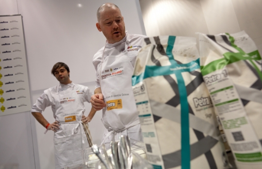 Galleria fotograficaLorenzo Cogo d'El Coq di Marano Vicentino (foto Michele Bella)Aurora Mazzucchelli del Marconi&nbsp;di Sasso Marconi (Bologna) e Viviana Varese di Alice a Milano&nbsp;(foto Michele Bella)In primo piano il giovane Daniel Berlin, cuoco di Malmoe in Svezia. Alle sue spalle, il giornalista connazionale Mattias Kroon&nbsp;(foto Michele Bella)Sandra Ciciriello, donna di sala e recruiting pesce di Alice a Milano&nbsp;(foto Michele Bella)Antonia Klugmann del Ridotto a Venezia con la giornalista Errica Tamani (di spalle, foto Michele Bella)Enrico Panero di Eataly a Genova (foto Michele Bella)Iside De Cesare della Parolina di Acquapendente (Viterbo)&nbsp;(foto Michele Bella)Sergio Humada, cuoco catalano dell'Alma di Barcellona&nbsp;(foto Michele Bella)Stevie Parle del Dock Kitchen di Londra&nbsp;(foto Michele Bella)Franco Aliberti, cuoco dell'Osteria Francescana di Modena, dialoga con il giornalista Carlo Passera (foto Michele Bella)Marianna Vitale (a destra) con la sua assistente. Al centro, la giornalista e presentatrice dell'intera giornata di Identit&agrave; Donna&nbsp;Errica Tamani (foto&nbsp;Michele Bella)Chiara Patracchini, pasticcera della Credenza di San Maurizio Canavese (Torino)&nbsp;(foto&nbsp;Michele Bella)
&nbsp;Andrea Aprea del Vun del Park Hyatt&nbsp;di Milano (foto&nbsp;Michele Bella)Nino Di Costanzo del Mosaico dell'Hotel Terme Manzi di Ischia (Napoli). Alle sue spalle, la giornalista Eleonora Cozzella (foto&nbsp;Michele Bella)
&nbsp;Francesco Sposito della Taverna Estia di Brusciano (Napoli)&nbsp;(foto&nbsp;Michele Bella)
&nbsp;Beppe Rambaldi, spalla solida di Davide Scabin al Combal.Zero e nelle due lezioni di Identit&agrave; Milano 2012&nbsp;(foto&nbsp;Michele Bella)
&nbsp;Pino Cuttaia della Madia di Licata (Agrigento)&nbsp;(foto&nbsp;Michele Bella)
&nbsp;Felice Sgarra dell'Umami di Andria. Alle sue spalle, s'itravede il giornalista Raffaele Foglia (foto Michele Bella)Piero Gabrieli di Molino Quaglia illustra il suo progetto Pizzeria Dinamica in apertura della giornata Identit&agrave; di pizza (foto Alfredo Chiarappa)Corrado Assenza del Caff&egrave; Sicilia di Noto (a sinistra) guarnisce la pizza. Alle loro spalle si riconoscono Simone Padoan della pizzeria I Tigli&nbsp;a di San Bonifacio (Verona) e Luciana Squadrilli, giornalista presentatrice della giornata&nbsp;(foto Alfredo Chiarappa)Giuseppe Giordano del&nbsp;Piedigrotta 2 Express, nell'Alessandrino (foto Alfredo Chiarappa)Beniamino Bilali del Berber&egrave; di Castel Maggiore in proivincia di Bologna (foto Alfredo Chiarappa)Paolo Parisi, guardato da Lorenzo Cogo del Coq di Marano Vicentino, alle prese con le applicazioni del forno My Oven (foto Alfredo Chiarappa)Il forno di Identit&agrave; di pizza: ne ha sfornate di ogni (foto Alfredo Chiarappa)Lorenzo Cogo con Fabrizio Nonis, macellaio/giornalista (foto Alfredo Chiarappa)Giorgio Nava, milanese da 11 anni in Sudafrica: suoi il Keerom 95, il Carne SA e altre insegne che tengono alto il significato di cucina italiana a Capetown (foto Alfredo Chiarappa)Impiatti in serie nella sala di Identit&agrave; di pizza (foto Alfredo Chiarappa)Igles Corelli, autorit&agrave; in cucina dell'Atman di Pescia (Pistoia). Alle sue spalle, Aldo Zivieri dell'omonima macelleria bolognese (foto Alfredo Chiarappa)Simone Salvini e il suo maestro Pietro Leemann del Joia di Milano (foto Alfredo Chiarappa)Enrico Crippa del Piazza Duomo di Alba (Cuneo): suo uno degli interventi pi&ugrave; seguiti di Identit&agrave; naturali (foto Alfredo Chiarappa)A sinistra, Daniel Canzian del Marchesino di Milano con Sergio Motta del ristorante macelleria omonimo a Inzago Lombardo (foto Alfredo Chiarappa)L'estone Peeter Pihel con Lisa Casali, scrittrice e presentatrice della giornata di Identit&agrave; Naturali (foto Alfredo Chiarappa)Il siciliano-danese Christian Puglisi del Relae di Copenaghen in Danimarca con Lisa Casali (foto Alfredo Chiarappa)Cesare Battisti del Ratan&agrave; di Milano con Alice Delcourt dell'Erba Brusca, anch'essa a Milano (foto Alfredo Chiarappa)Enzo Coccia de La Notizia, due fantastiche pizzerie in via Caravaggio a Napoli (foto Alfredo Chiarappa)Franco Pepe della pizzeria Pepe di Caiazzo (Caserta, foto Alfredo Chiarappa)