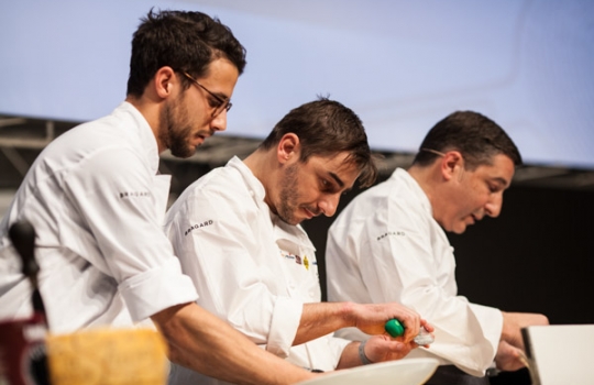 Galleria fotograficaAssalto a Kobe DesramaultsEmilie Rey ed Eric Pras: coppia dolce"Percorsi" di Gianluca Fusto: doppia presentazione del libro, doppi applausiThe Fat Duck Trio: 5 anni dopo Heston Blumenthal, il ristorante di Bray torna sul palco milanese con James Petrie, Jonny Lake e Hideko KawaHeinz Beck e il suo braccio armato dolce Giuseppe AmatoMassimiliano Alajmo: J come PjizzaFabio Barbaglini, Ezio Santin e Massimiliano Alajmo: dietro al maestroI fratelli Castanho: l'Amazzonia di Belem&nbsp;Rafa Pe&ntilde;a e il suo aiutante: giovent&ugrave; catalanaFrancesca Barberini, Andrea Petrini, Bertrand Gr&eacute;baut e Theo DanyAngel Leon, il pesce alle Colonne d'ErcoleGiulia Corradetti, Magnus Nilsson e Lisa MarchesiRyan Clift: il cocktail-pairingCarlo Cracco e Matteo Baronetto: le basi dell'acidoOscar Farinetti e Clement VachonMassimo Bottura. Sullo sfondo, Davide Di Fabio&nbsp;Il giubilo di Dominique PersooneDavide Scabin e il suo secondo Giuseppe RambaldiTonino Cannavacciuolo e Gennaro EspositoPieter LonnevilleNella selva di arti, Gert De MangeleerGianluca Fusto, spettatore del Dossier DessertIrina Freguia e Ivan CrispoMaxime Meilleur: superlativoLo squadrone del Coq di Lorenzo CogoClaudio CeroniA sinistra, si riconosce Giuliano BadessariDaniel Humm e Stefano VeglianiPietro Zito e Paolo Marchi: le genesi del rispettoFranco Pepe, Francesca Romana Barberini e Simone PadoanA destra, David Kinch con Jacob PilarskiI Crippa boysCristina Bowerman: concentrataLivia ChiriottiTarsia Trevisan