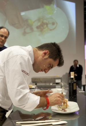 Galleria fotograficaLorenzo Cogo d'El Coq di Marano Vicentino (foto Michele Bella)Aurora Mazzucchelli del Marconi&nbsp;di Sasso Marconi (Bologna) e Viviana Varese di Alice a Milano&nbsp;(foto Michele Bella)In primo piano il giovane Daniel Berlin, cuoco di Malmoe in Svezia. Alle sue spalle, il giornalista connazionale Mattias Kroon&nbsp;(foto Michele Bella)Sandra Ciciriello, donna di sala e recruiting pesce di Alice a Milano&nbsp;(foto Michele Bella)Antonia Klugmann del Ridotto a Venezia con la giornalista Errica Tamani (di spalle, foto Michele Bella)Enrico Panero di Eataly a Genova (foto Michele Bella)Iside De Cesare della Parolina di Acquapendente (Viterbo)&nbsp;(foto Michele Bella)Sergio Humada, cuoco catalano dell'Alma di Barcellona&nbsp;(foto Michele Bella)Stevie Parle del Dock Kitchen di Londra&nbsp;(foto Michele Bella)Franco Aliberti, cuoco dell'Osteria Francescana di Modena, dialoga con il giornalista Carlo Passera (foto Michele Bella)Marianna Vitale (a destra) con la sua assistente. Al centro, la giornalista e presentatrice dell'intera giornata di Identit&agrave; Donna&nbsp;Errica Tamani (foto&nbsp;Michele Bella)Chiara Patracchini, pasticcera della Credenza di San Maurizio Canavese (Torino)&nbsp;(foto&nbsp;Michele Bella)
&nbsp;Andrea Aprea del Vun del Park Hyatt&nbsp;di Milano (foto&nbsp;Michele Bella)Nino Di Costanzo del Mosaico dell'Hotel Terme Manzi di Ischia (Napoli). Alle sue spalle, la giornalista Eleonora Cozzella (foto&nbsp;Michele Bella)
&nbsp;Francesco Sposito della Taverna Estia di Brusciano (Napoli)&nbsp;(foto&nbsp;Michele Bella)
&nbsp;Beppe Rambaldi, spalla solida di Davide Scabin al Combal.Zero e nelle due lezioni di Identit&agrave; Milano 2012&nbsp;(foto&nbsp;Michele Bella)
&nbsp;Pino Cuttaia della Madia di Licata (Agrigento)&nbsp;(foto&nbsp;Michele Bella)
&nbsp;