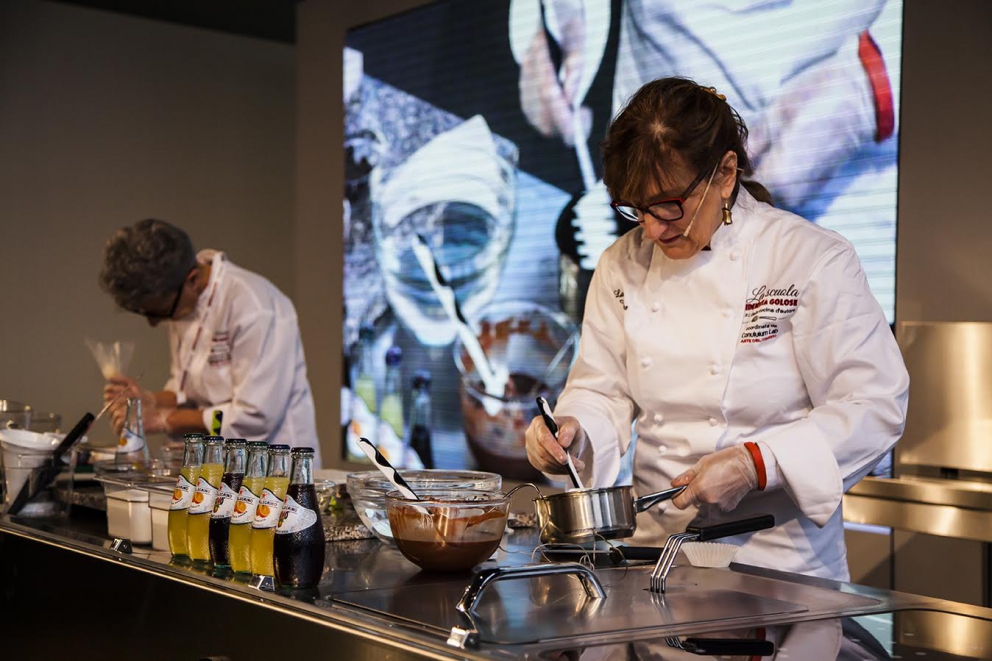Galleria fotografica






Gianluca Fusto è stato "trascinato" sul palco da un incontenibile Davide Scabin









Luca De Santi, capo pasticcere e sous chef del Ratanà






