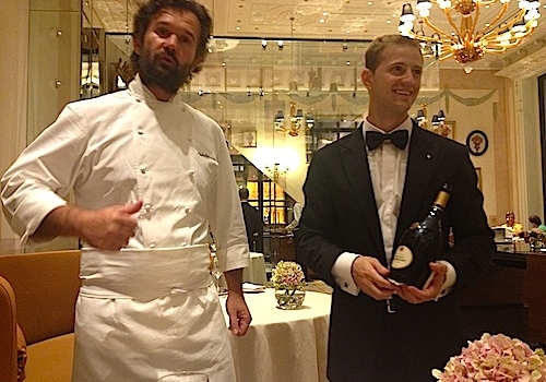 Galleria fotografica






L'ingresso di Palazzo Parigi





