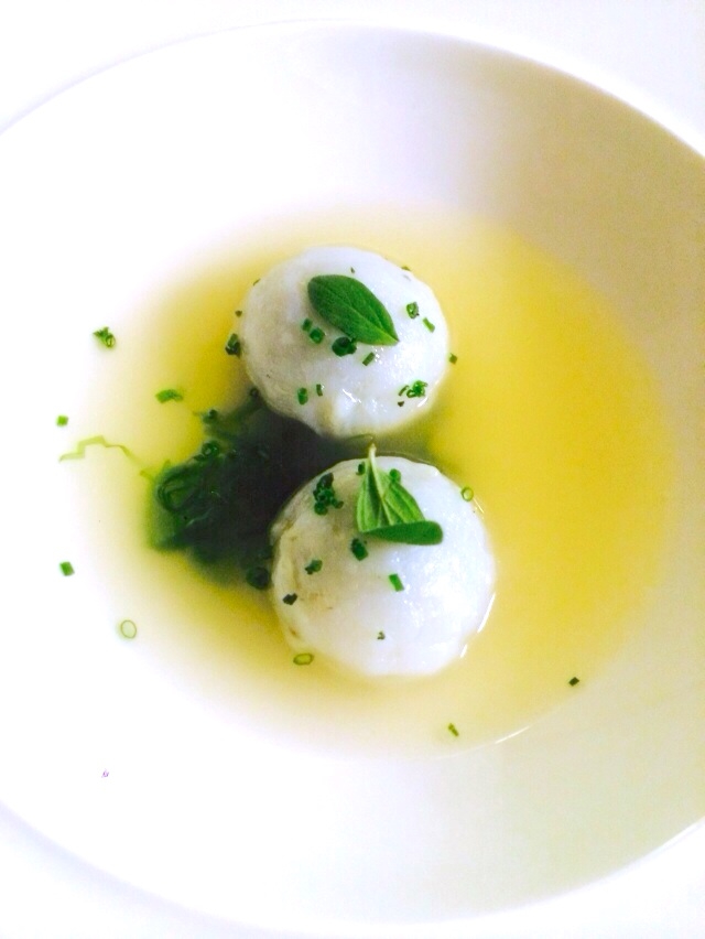 Galleria fotografica






Giuseppe Causarano, Locanda Gulfi, Chiaramonte Gulfi (Ragusa)

Palamita affumicata con foglie di vite, melagrana e azzeruole - Il piatto nasce dalle escursione sul letto del fiume Irminio, territorio sconosciuto e incontaminato che si addentra tra i Monti Iblei e sfocia a Donnalucata, dove poter raccogliere frutti, fiori e erbe selvatiche. Racconta la biodiversità di una terra fantastica come la Sicilia, lavorando uno dei pesci cosiddetti "poveri" come la palamita utilizzando dei prodotti dimenticati come le azzeruole. Il supporto del piatto disegnato da me e realizzato da un artigiano di Modica Giovanni Cerruto ricorda i ciottoli del fiume Irminio









Pino Cuttaia, La Madia, Licata (Agrigento)

Memoria visiva - E' il mio ricordo in una fetta di tonno rosso di Sicilia. Quando ero piccolo mio nonno, che era un ottimo cuoco, marinava con un po' di limone la paillard di vitello, prima di cuocerla. Faccio lo stesso col tonno, ma non lo cuocio anche se l'aspetto è simile, l'impressione della cottura è data proprio dalla marinatura. Se capita lascio che si trovi nel piatto anche il seme del limone: le mamme non si curavano mai se qualche seme cadeva nel piatto. Così presento la ricetta con una volontà evocativa di una quotidianità familiare, che è vita









Peppe Bonsignore, L’Oste e il Sacrestano, Licata (Agrigento)

Evoluzione di un'insalata di mare - Polpo cotto nel tè verde, seppia intagliata, gambero rosso di Licata il tutto servito su una crema di carote e un caramello di soia ottenuto dalla cottura dei cefalopodi. Ricordo che da bambino odiavo il polpo, fin quando mia mamma non decise di farlo con i sottaceti, dove primeggiava la carota, così iniziai ad assaggiarlo. Da quella memoria sono partito; così ho iniziato a lavorare sull'inserimento della carota. Tutto ebbe inizio nel 2009 e ogni anno modifichiamo la ricetta. Studiamo le cotture, aggiungiamo sempre qualche pesce, l’affumicatura del polpo viene fatta con ramoscelli di rosmarino secchi. La buccia di mandorla dona quel profumo di forno a legna che rievoca le nonne. Insomma oggi, nel 2016, dopo 7 anni, non diciamo mai che è una preparazione perfetta, perché è in continua evoluzione









Emanuele Russo, Le Lumìe, Marsala (Trapani)

Filetto di ombrina cotto a bassa temperatura con olio nuovo e miele di timo - Un piatto che unisce il gusto delicato del pesce alla dolcezza del miele e al piccante olio di Nocellara del Belice (la tradizione del pesce con l'innovazione della cottura a bassa temperatura)






