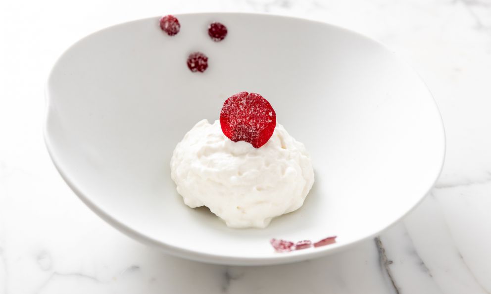 Rosa, litchi e mandorla: i segreti di un dessert spettacolare, raccontati da Ciro Scamardella che l'ha creato