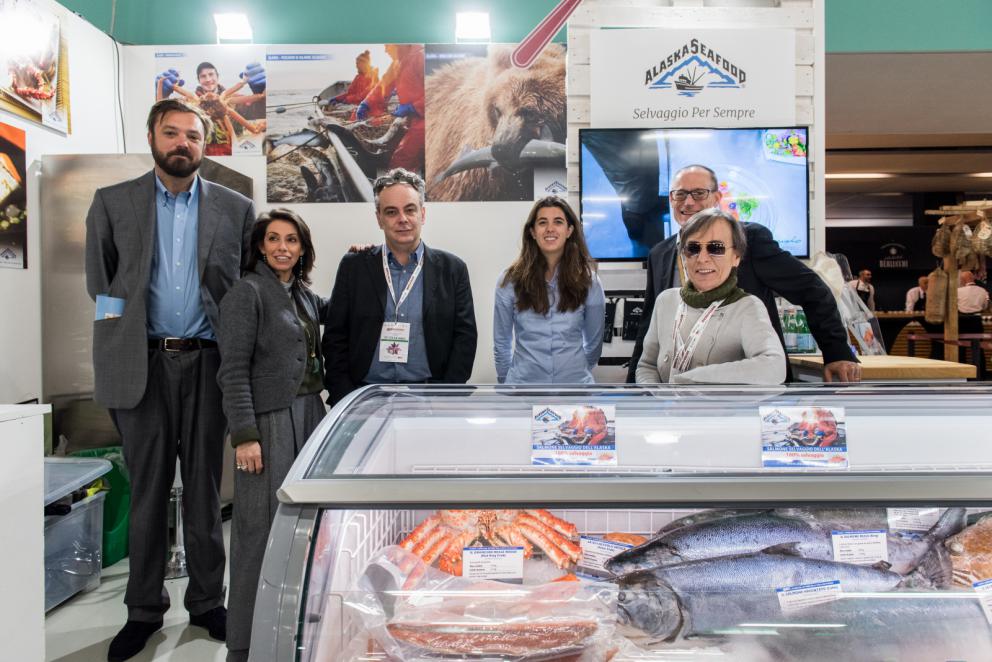 Galleria fotografica






Acetaia Giusti - Il Gran Deposito Aceto Balsamico di Giuseppe Giusti, la più antica azienda produttrice di Aceto Balsamico di Modena fondata nel 1605, ha portato al congresso l’intera Collezione Storica Giusti, una selezione di pregiati aceti balsamici invecchiati fino a 100 anni, assieme a un panettone all’aceto balsamico creato per Acetaia Giusti dall’Antica Pasticceria Muzzi. «Il nostro aceto è sempre in viaggio – ci ha raccontato Claudio Giusti – E' molto interessante vedere come viene utilizzato nelle cucine fusion di tutto il mondo, in Giappone, in Korea e nelle cucine americane e sudamericane». A Identità Golose il Banda Rossa, un aceto balsamico che invecchia in antiche botticelle risalenti al 1600, è stato in assoluto il preferito dagli chef









Agrimontana - Con Agrimontana abbiamo fatto un viaggio tra estetica, ragione e sentimento grazie a diversi appuntamenti con il pastry consultant Emmanuele Forcone che ci ha fatto scoprire forme e strutture in pasticceria; Andrea Tortora, pastry chef, che ha fatto la colomba, preparato la colazione e reinterpretato il pandoro; Diego Crosara, pastry consultant, che ha preparato un Gelato e cioccolato tra dolce e salato; e lo chef Marco Perez che ci ha mostrato un “cibo da favola” in un gioco di molteplici sapori dal gusto unico. Protagonisti i frutti della natura: zenzero candito, amarena chiara, albicocche, pere e olive siciliane candite






