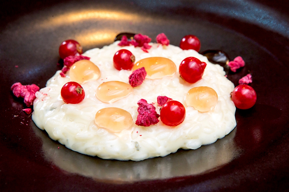 Galleria fotografica






Giorgio Damini, Damini & Affini, Arzignano (Vicenza)

La mia caesar salad - L'idea è sicuramente nata dopo le mie esperienze londinesi, quando ho scoperto come una salsa cambi completamante il gusto dell'insalata. Quindi ho cercato di esaltare tutti gli ingredienti dividendoli uno per uno, senza mescolare nulla, poi un pizzico di macelleria con la carne disidratata al posto del pollo e, dulcis in fundo, il pane di Eugenio Pol









Alessandro Dal Degan, La Tana, Asiago (Vicenza)

Crudo di anatra fiammeggiata, topinambur, foglie di faggio e sorbo dell'uccellatore - E' un piatto che per tonalita amaro-salate e per quelle dei colori è un simbolo della stagione fredda e della monocromia invernale. Un omaggio alla lentezza









Alessio Longhini, Stube Gourmet dell'hotel Europa, Asiago (Vicenza)

Riso carnaroli mantecato alla crema di topinambur, crudo di ricciola, caramello di birra stout, uova di salmone - Piatto che rispecchia le mie esperienze. Raccoglie gusti e consistenze diversi tra loro









Alfio Ghezzi, Locanda Margon, Trento

Non aglio e olio, non cacio e pepe, ma insolito Trentino - Spaghetti Monograno Felicetti, TrentoDoc Ferrari Perlé, Trentingrana e olio extravergine Garda Trentino Dop Uliva... Un piatto che nasce sulla suggestione di Bottura: «...ma siamo proprio sicuri che la tradizione sia rispettosa del territorio?». E che si sviluppa attraverso la tecnica dei due classici, aglio e olio e cacio e pepe, declinati però in chiave trentina









Giuliano Baldessari, Aqua Crua, Barbarano Vicentino (Vicenza)

Mungotto alle capesante, artemisia e argilla - Lo propongo perché offre un punto di vista diverso sul mondo del risotto. Il mungotto è il nome che ho dato al "risotto" fatto con i fagioli mung al posto del riso









Lionello Cera, Antica Osteria Cera, Campagna Lupia (Venezia)

Spaghettino freddo con cavolfiore, champagne rosé, scampo e ostrica - Un piatto che nasce dopo avere cotto il cavolfiore assieme ai gusci delle canocchie. Ho pensato di conferirgli acidità e ho fatto ridurre dello champagne con anice stellato. Poi scampo crudo battuto e un pezzo di ostrica per ricordare il mare in purezza









Nicola Dinato, Feva, Castelfranco Veneto (Treviso)

Risotto al broccolo di Bassano, cannocchie, mandarino, alici - "...with tangerine trees and broccoli skies..". Citiamo, modificandola, una frase del brano Lucy in the Skies with Diamonds, dei Beatles. Proponiamo l'italianità in un primo piatto invernale, che coglie spunti dal territorio limitrofo (il broccolo di Bassano del Grappa, le cannocchie della Laguna di Venezia), ma anche da altrove (i mandarini siciliani, la colatura di alici di Cetara). Il tutto unito da un grande riso, il Principato di Lucedio









Giuseppe D’Aquino, Oseleta, Cavaion Veronese (Verona)

Spaghetti al pomodoro del piennolo, burrata e scorza di limone – Un piatto che nella sua semplicità è diventato il must del ristorante Oseleta. Un piatto per il quale a detta di tanti vale la pena fare il viaggio









Riccardo Gaspari, El Brite de Larieto, Cortina d'Ampezzo (Belluno)

Spaghetto di montagna - Il profumo del bosco sfida la tradizione italiana in un semplice spaghetto aglio e olio









Donato Episcopo, La Corte dell'hotel Villa Abbazia, Follina (Treviso)

Mandorla di Toritto, composta di fichi “paradiso”, spugna all’alloro e gelato moka - Questo dessert nasce da un capriccio di mia mamma che, durante un mio viaggio, decise di mettermi di nascosto, in valigia, un vasetto di fichi secchi. Non so come fece a passare i controlli in aeroporto e comunque quando lo trovai fu una bella sorpresa. Mi ricordo che da ragazzo, quando andavo a casa delle zie o dei nonni, con il caffè offrivano dei fichi secchi con al centro una mandorla e un pezzettino di foglia di alloro (usanza della mia terra, che è il Salento)






