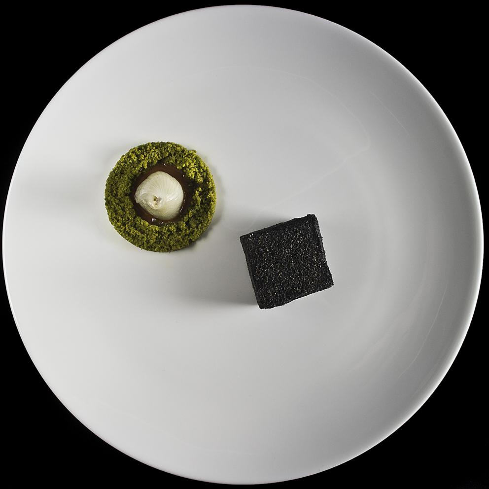 Galleria fotografica






Filetto di cinghiale con fave, pecorino e mele caramellate al vino rosso
Manuel Bentivoglio – chef dell’Agriturismo Roccamaia a Pievebovigliana (Macerata) 









Pancia di Capretto, Cicala di mare "gonfiata" al Bergamotto, Cilantro, Lampascione e Mosto Cotto di Fichi
Vincenzo Dinatale – sous chef al Ristorante Il Pellicano dell’Hotel Il Pellicano a Porto Ercole (Grosseto) 









Sud Europa - Carrè di agnello farcito con ventresca di tonno rosso sott'olio e cedro calabrese candito
Carmelo Fiore – sous chef presso Il Luogo di Aimo e Nadia a Milano 









Gambero carabiniere, animelle glassate, croccante alle alghe con insalatina aromatica
Edoardo Fumagalli – chef de La Locanda del Notaio a Pellio Intelvi (Como) 









Nervetto di vitello marinato e grigliato, radice amara e ristretto di "Go"
Daniele Groppo – chef de partie al Ristorante Terrazza Danieli dell’Hotel Danieli a Venezia 






