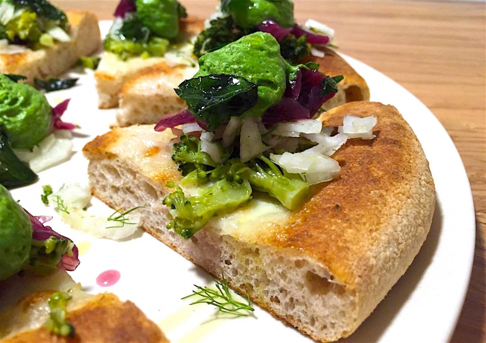 Galleria fotografica






Patrick Ricci, Pomodoro & Basilico, San Mauro Torinese (Torino)

Emozioni - Foie gras con criollo 100%, mostarda di fichi e mousse al caffè. Sottotitolo, l'amore in un morso. Resta in bocca un gusto finale di amaro e dolce, è un po' la sensazione che si prova quando si vive un amore, ma nei momenti un po' tristi, dopo una lite o quando non è corrisposto – foto Luca Appiotti









Simone Lombardi, Dry, Milano

Pizza anguilla al cartoccio, cime di rapa e provola affumicata - Un piatto dalla prevalente nota affumicata data dalla cottura dell’anguilla nel forno a legna. Le cime di rapa ne risaltano: sapidità, grassezza e tendenza amarognola









Leonardo Giannico, Taverna Gourmet, Milano

Pizza polipo e cime di rapa, impasto al nero di seppia – Con vellutata di broccoli calabresi cime di rapa e polipo alla plancia, il tutto accompagnato da un bicchierino di acqua di polipo, lime e pepe nero, per sciacquare la bocca e accompagnare la pizza









Antonio Pappalardo, La Cascina dei Sapori, Rezzato (Brescia)

Pizza da degustazione con tagliatelle di seppia, caco, noce macadamia e frutto della passione - L'abbiamo proposta in anteprima per la serata di beneficienza che abbiamo organizzato a favore della fondazione PInAC ed è piaciuta molto. L'ho creata insieme al mio secondo Matteo Attianese, perché abbiamo visto che in precedenza abbiamo proposto la seppia in alcune pizze ma sempre con poco successo. Quindi cambiando forma alla seppia (prima cotta sottovuoto e poi tagliata con l'affettatrice a mó di tagliatella) ho notato che è stata molto apprezzata









Denis Lovatel, Da Ezio, Alano di Piave (Belluno)

In-fusioni - La pizza inaugura un progetto al quale tengo molto, prevede la creazione di 12 pizze d'autore ideate insieme ad altrettanti importanti chef. Ne proporremo una al mese qui Da Ezio. Questo mese partiamo con una pizza creata insieme a Francesco Brutto di Undicesimo Vineria, premiato di recente come Miglior Chef Emergente del Nordest. Insieme abbiamo pensato una pizza bianca con fiordilatte, topinambur al forno, chips di cavolo nero, succo di cavolo nero, noci e infuso di Pu'er, un particolare tè post-fermentato cinese della regione della Yunnan, che più invecchia e più migliora. Sulla pizza usiamo un Pu'er del 1998 con sentori di noce, cantina, terra e corteccia. In generale è una pizza che gioca sull'armonia e non sui contrasti, i gusti si richiamano a vicenda






