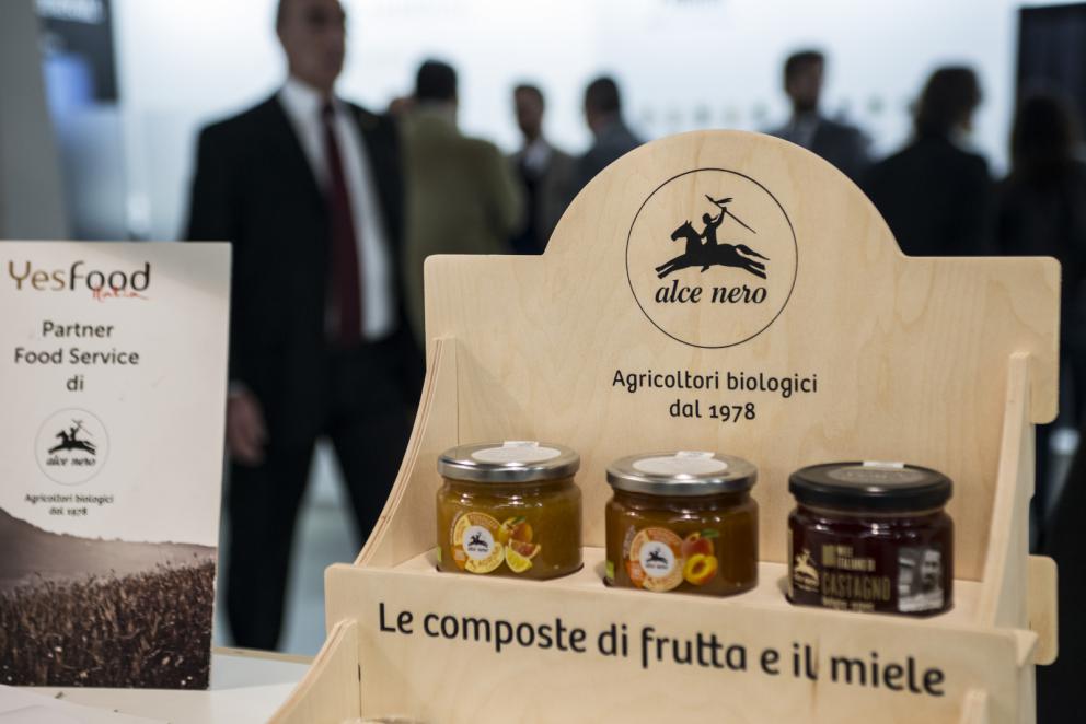 Galleria fotografica






Il viaggio nel mondo di Grana Padano è iniziato il primo giorno di congresso con due degustazioni orizzontali tenute dal Consorzio di Tutela ed è terminato con lo chef Andrea Ribaldone e i suoi sfiziosissimi finger food. La domenica Matteo Baronetto (nella foto con gli GnamBox ed Elisabetta Serraiotto, responsabile Marketing di Grana Padano) ha preparato originali tapas ideate per l'occasione, mentre per la giornata di chiusura il maestro Franco Pepe ci ha regalato la sua personale interpretazione della pizza fritta con il Grana Padano









Durante la pausa lavori, dalle 13 alle 15, lo spazio S.Pellegrino ha offerto ai visitatori del congresso la degustazione di un piatto d’autore: il sabato di Paolo Griffa e Alessandro Rapisarda (nella foto), finalisti rispettivamente della prima e della seconda edizione di S.Pellegrino Young Chef, la domenica un dolce di Loretta Fanella e lunedì il piatto Carciofo&Carciofo di Cristina Bowerman. Domenica alla tavola rotonda Coltivare il talento gli chef Cristina Bowerman, Caterina Ceraudo, Loretta Fanella, Anthony Genovese, Davide Oldani, Ciccio Sultano, Paolo Griffa e Alessandro Rapisarda hanno raccontato storie di successo tra maestri e allievi. E poi è stata da non perdere la specialissima Experience Box...









Giovanni Pellegrino, Alberto Basso e Giuseppe Lo Iudice (nella foto), giovani talenti del Premio Birra Moretti Grand Cru, hanno proposto le loro creazioni ideate in abbinamento con Birra Moretti Grand Cru, rispettivamente: Beer Donuts con Birra Moretti La Bianca, Pancia di maiale iberico, luppolo e Birra Moretti Grand Cru e Anatra alla Birra Moretti Lunga Maturazione, anche in abbinamento









Le miscele iTierra! Origins, in cui si coniugano eccellenza del prodotto, rispetto per l’ambiente e attenzione al sociale e la special edition di “Kafa”, uno dei caffè più pregiati al mondo che nasce nella foresta etiope, sono stati i  protagonisti dello spazio espositivo Lavazza, che ha ospitato un ’esperienza sensoriale con esclusivi aperitivi di food pairing firmati dallo chef Cesare Battisti e dal bartender Dennis Zoppi. A stupire i visitatori l’esclusiva auto “stellata” Smart Forfood, primo ristorante su quattro ruote nato dalla collaborazione tra Lavazza, Mercedes-Benz Italia, Michelin, Focaccia Group e Medici Style, sotto la direzione creativa di Davide Oldani (foto)









Allo stand di Vino Libero & Compagnia, il gruppo Fontanafredda (nella foto, Andrea Farinetti) ci ha raccontato la biodiversità agroalimentare italiana con un viaggio di degustazioni attraverso l’Italia del vino, tra le regioni più importanti del panorama enologico italiano, dal Piemonte fino alla Sicilia









Dopo 4 anni dalla prima edizione è tornato Bread Religion nello spazio Petra Molino Quaglia. Cuochi, pizzaioli, pasticcieri e panettieri hanno accompagnato gli ospiti del congresso lungo un viaggio di profumi e sapori che parte dal grano. Pagnotte da affettare, ciabatte alveolate, focacce salate e dolci lievitati, panini morbidi o con la crosta, impasti di lievito madre con farine Petra macinate a pietra o biologiche, con e senza glutine: queste le forme del pane che i professionisti ospiti hanno farcito per interpretare la loro idea del “viaggio”









Le Cantine Ferrari hanno scelto Identità Golose per continuare il percorso di approfondimento sull’Arte dell’Ospitalità avviato lo scorso anno con The World’s 50 Best Restaurants. Il tema dell’accoglienza, molto sentito da Ferrari che da anni si impegna a valorizzare l’importante ruolo della sala, è stato raccontato sul palcoscenico dell’Auditorium alla scoperta degli elementi che rendono indimenticabile l’esperienza gastronomica. Nella giornata di lunedì lo spazio Ferrari ha offerto degustazioni di Riserve Trentodoc: Perlè, Perlè Bianco, Perlè Nero e Perlè Rosè, abbinati alle creazioni di Alfio Ghezzi, del ristorante Locanda Margon di proprietà della famiglia Lunelli (nella foto, Matteo Lunelli a Identità Milano)









Regione Lombardia ha presentato i suoi prodotti agroalimentari di qualità, un’ampia rappresentanza che si colloca ai primi posti a livello nazionale: 34 prodotti Dop e Igp, 249 prodotti tradizionali di valenza storica, 41 vini tra Docg, Doc e Igt. Allo stand di Regione Lombardia si sono alternati produttori della Valtellina, del territorio comasco e dell’Oltrepò Pavese con degustazioni dei migliori prodotti e vini locali









Il Pastificio Felicetti ha fatto viaggiare la pasta coinvolgendo tre grandi chef al Monograno Diner: Carlo Cracco (nella foto, con Paolo Lopriore) ha presentato un piatto di pasta in chiave italiana, Giorgio Nava ha proposto una cucina sudafricana e Luca Fantin una ricetta ispirata ai sapori del Giappone. Un viaggio tra i sapori del profondo sud e dell’estremo oriente che parte da casa, dall’Italia. Ogni giorno si sono alternati ai fornelli tre giovani cuochi italiani: Lucia Tellone, Sara Preceruti e Antonio Colombo, per interpretare il nuovo nato in casa Felicetti: Il Valentino, lo spaghettone dalle dimensioni più generose









Si è aperto con un omaggio a Iginio Massari (nella foto) l’importante programma dedicato alla pasticceria d'autore che ha visto Valrhona protagonista al congresso. Dossier Dessert è stata l’occasione per osservare il mondo delle pasticcerie secondo la prospettiva internazionale che caratterizza l’approccio di Valrhona, da sempre impegnata a valorizzare l’innovazione e la creatività ponendo al centro il lavoro di tanti giovani professionisti






