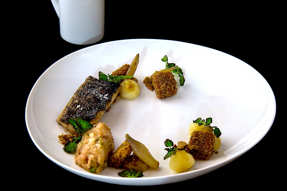 Galleria fotografica






Giorgio Damini, Damini & Affini, Arzignano (Vicenza)

La mia caesar salad - L'idea è sicuramente nata dopo le mie esperienze londinesi, quando ho scoperto come una salsa cambi completamante il gusto dell'insalata. Quindi ho cercato di esaltare tutti gli ingredienti dividendoli uno per uno, senza mescolare nulla, poi un pizzico di macelleria con la carne disidratata al posto del pollo e, dulcis in fundo, il pane di Eugenio Pol









Alessandro Dal Degan, La Tana, Asiago (Vicenza)

Crudo di anatra fiammeggiata, topinambur, foglie di faggio e sorbo dell'uccellatore - E' un piatto che per tonalita amaro-salate e per quelle dei colori è un simbolo della stagione fredda e della monocromia invernale. Un omaggio alla lentezza









Alessio Longhini, Stube Gourmet dell'hotel Europa, Asiago (Vicenza)

Riso carnaroli mantecato alla crema di topinambur, crudo di ricciola, caramello di birra stout, uova di salmone - Piatto che rispecchia le mie esperienze. Raccoglie gusti e consistenze diversi tra loro









Alfio Ghezzi, Locanda Margon, Trento

Non aglio e olio, non cacio e pepe, ma insolito Trentino - Spaghetti Monograno Felicetti, TrentoDoc Ferrari Perlé, Trentingrana e olio extravergine Garda Trentino Dop Uliva... Un piatto che nasce sulla suggestione di Bottura: «...ma siamo proprio sicuri che la tradizione sia rispettosa del territorio?». E che si sviluppa attraverso la tecnica dei due classici, aglio e olio e cacio e pepe, declinati però in chiave trentina









Giuliano Baldessari, Aqua Crua, Barbarano Vicentino (Vicenza)

Mungotto alle capesante, artemisia e argilla - Lo propongo perché offre un punto di vista diverso sul mondo del risotto. Il mungotto è il nome che ho dato al "risotto" fatto con i fagioli mung al posto del riso









Lionello Cera, Antica Osteria Cera, Campagna Lupia (Venezia)

Spaghettino freddo con cavolfiore, champagne rosé, scampo e ostrica - Un piatto che nasce dopo avere cotto il cavolfiore assieme ai gusci delle canocchie. Ho pensato di conferirgli acidità e ho fatto ridurre dello champagne con anice stellato. Poi scampo crudo battuto e un pezzo di ostrica per ricordare il mare in purezza









Nicola Dinato, Feva, Castelfranco Veneto (Treviso)

Risotto al broccolo di Bassano, cannocchie, mandarino, alici - "...with tangerine trees and broccoli skies..". Citiamo, modificandola, una frase del brano Lucy in the Skies with Diamonds, dei Beatles. Proponiamo l'italianità in un primo piatto invernale, che coglie spunti dal territorio limitrofo (il broccolo di Bassano del Grappa, le cannocchie della Laguna di Venezia), ma anche da altrove (i mandarini siciliani, la colatura di alici di Cetara). Il tutto unito da un grande riso, il Principato di Lucedio









Giuseppe D’Aquino, Oseleta, Cavaion Veronese (Verona)

Spaghetti al pomodoro del piennolo, burrata e scorza di limone – Un piatto che nella sua semplicità è diventato il must del ristorante Oseleta. Un piatto per il quale a detta di tanti vale la pena fare il viaggio









Riccardo Gaspari, El Brite de Larieto, Cortina d'Ampezzo (Belluno)

Spaghetto di montagna - Il profumo del bosco sfida la tradizione italiana in un semplice spaghetto aglio e olio









Donato Episcopo, La Corte dell'hotel Villa Abbazia, Follina (Treviso)

Mandorla di Toritto, composta di fichi “paradiso”, spugna all’alloro e gelato moka - Questo dessert nasce da un capriccio di mia mamma che, durante un mio viaggio, decise di mettermi di nascosto, in valigia, un vasetto di fichi secchi. Non so come fece a passare i controlli in aeroporto e comunque quando lo trovai fu una bella sorpresa. Mi ricordo che da ragazzo, quando andavo a casa delle zie o dei nonni, con il caffè offrivano dei fichi secchi con al centro una mandorla e un pezzettino di foglia di alloro (usanza della mia terra, che è il Salento)









Alberto Basso, 3Quarti, Grancona (Vicenza)

Risi e latte, miele, sfere di birra al lampone e ribes - Riso e latte è la tradizione, il cibo povero per eccellenza nelle nostre zone. Siamo partiti quindi da questo e dalla semplicità per sviluppare un dolce inusuale e per certi versi anche un po' estremo. Il riso viene cotto nel latte e mantecato col gorgonzola, per dare un po’ di sapidità, e miele del bosco di Rigoni di Asiago. Lo serviamo con lamponi disidratati, ribes e sfere di birra al lampone









Nicola Portinari, La Peca, Lonigo (Vicenza)

Anguilla in forno di braci con guava e tamarindo - L'anguilla è difficile da affrontare per la clientela a causa della sua grassezza. Quindi la sfida è creare un piatto da consigliare per poi ricevere complimenti e la conseguente voglia di mangiarlo di nuovo. Risulta croccante fuori e morbido dentro, con la guava che con la sua fresca tannicità doma la parte grassa dell'anguilla, mentre il tamarindo addolcisce e rende raffinato e vellutato il suo sapore rustico e leggermente terroso









Leandro Luppi, Vecchia Malcesine, Malcesine (Verona)

Raviolo aperto di spaghetti, lago e zafferano - Un chiaro omaggio al Marchesi del Raviolo aperto e allo Scabin dello spaghetto cotto in sottovuoto. In più, il mio lago









Lorenzo Cogo, El Coq, Marano Vicentino (Vicenza)

Ritorno alla sapidità - Alice sotto sale, rapa, dragoncello, kiwi fermentato, petali di carciofo e umibudo









Piergiorgio Siviero, Lazzaro 1915, Pontelongo (Padova)

Scam-pato verso i colli – Uno scampo di Chioggia tostato in saor, noce salata e tarassaco, chips di topinambur. Risalendo dalle valli di Chioggia lungo il Bacchiglione, il percorso tra storia e identità del mio territorio









Massimiliano Alajmo, Le Calandre, Rubano (Padova)

Mozzarella di mandorle - Una finta mozzarella di pasta cotta di zucchero, miele e albume soffiato come uno zucchero filato, senza l’utilizzo di coloranti o altri elementi artificiali. La ricostruzione olfattiva del piatto rimanda a una vera mozzarella per la presenza dell’acqua, dell’olio extra vergine di oliva, dell’origano e dei canditi vegetali. Ironia e immaginazione per travestire la mandorla e proiettarla in un’altra dimensione, per far riscoprire in pochi istanti una sensazione lattico-tattile-olfattiva e visiva in un dolce che non contiene nemmeno una goccia di latte – foto Bob Noto









Pierchristian Zanotto, Gambrinus, San Polo di Piave (Treviso)

Gamblù – E’ il nostro "blu" vegetale affinato in bacche di uva rabosa bio, sedano rapa e pane al pepe rosa. Seguendo il nostro percorso di cucina etica e responsabile, senza rinunciare alla golosità dei grandi formaggi









Oliver Piras e Alessandra del Favero, Aga dell'hotel Villa Trieste, San Vito di Cadore (Belluno)

Linguine, mirtilli, luppolo e salsiccia di manzo cruda - Abbiamo ricreato con due varietà di mirtilli diverse lo stesso ph del pomodoro e il condimento ricorda il classico sugo alla campidanese delle mie zone d'origine









Fabrizia Meroi, Laite, Sappada (Belluno)

Piatto del Piave - Salmerino leggermente marinato, yogurt alla camomilla di fiume, salsa di patate dolci e olio al crescione, meringhe all'alga spirulina e caramella effervescente.
Il piatto è dedicato al fiume che nasce a Sappada. Nel 2015 ricorreva inoltre il centenario della Prima Guerra Mondiale, evento storico che ha visto protagonista proprio il Piave









Corrado Fasolato, Spinachile Resort, Schio (Vicenza)

Filetto di Triglia con iceberg di ortaggi invernali e moka ai germogli di bosco - È una triglia cotta a bassa temperatura e poi messa su degli iceberg di ortaggi (frullati di verdure sifonati a -40°) e un brodo denso di gallina. Il tutto va irrorato con un’estratto di germogli di piante di bosco profumato con riccioli freschi di legno di castagno. Il calore scioglie gli iceberg e il tutto si trasforma quasi in un passato di verdure









Andrea Stella, Dalla Libera, Sernaglia della Battaglia (Treviso)

Gnocchi di patate soffiati con acciuga di Cetara e puntarelle - Già mia zia Libera circa cinquant'anni preparava ottimi gnocchi; così io ho deciso di riproporli in forma e consistenze nuove. Vengono soffiati in forno, mentre la base viene realizzata con l'acciuga di Cetara che per sua caratteristica è meno salata delle altre. La croccantezza viene data dalle puntarelle









Michele Cella, Basilico Tredici, Treviso

Riso, carbone, baccalà e “saor” - Sono particolarmente legato a questo piatto in quanto è stato premiato come miglior ricetta alla sesta edizione del Festival Triveneto del Baccalà - Trofeo Tagliapietra, vincendo così la manifestazione gastronomica itinerante che quest'anno ha raccolto 28 ristoranti tra Veneto, Friuli Venezia Giulia e Trentino Alto Adige e che rappresenta l’evento simbolo ed esemplare della passione per il baccalà in cui gli chef e le loro brigate si sfidano per ideare “la migliore ricetta innovativa”. Sono particolarmente legato a questo piatto anche perché rappresenta in pieno il mio concetto di cucina, in quanto ci sono prodotti che amo del mio territorio. Rispecchia la mia chiave di lettura della tradizione – foto Tobia Berti









Francesco Brutto, Undicesimo Vineria, Treviso

Riso acido - Si tratta semplicemente di un riso cotto nel succo di melograno fermentato e poi condito con tre polveri: di frutti di bosco, di karkadè e di buccia di chulo key lime bruciato. La cosa interessante per me sono le diverse acidità che lo compongono, nettamente differenti, e tutte riconoscibili: dall'acido-dolce del melograno, all'acido-amaro della polvere di limone. Gli ingredienti sono tutti autoprodotti: il limone è una piantina che mi è stata regalata da un amico di ritorno dalla Florida e che ora sta nel giardino del ristorante; i frutti di bosco sono stati raccolti quest'estate a casa mia, dove mia mamma ha coltivato anche un paio di piante di karkadè; i melograni vengono dal giardino di un nostro cameriere









Alessandro Intini, Nidaba, Montebelluna (Treviso)

Verdure alla griglia, purea di zucca e miso, gel al sakè, cavolo nero, spinacio fritto - Non c'è niente di più semplice del nutrirsi della terra, non c’è niente di più difficile del nutrirsi di essa









Andrea Asoli, Serena Baiano, Michelangelo Doria, Sabina Joksimovic, Venissa, Venezia

Pazzi "a' …mare" - Ruotepazze Benedetto Cavalieri, frutti di mare, acqua di datterini e sabbia di corallo. I frutti di mare cambiano texture, diventano gel e vanno a riempire le ruote che sono mantecate con l’acqua dei molluschi. Un’esplosione di mare in un boccone









Giancarlo Perbellini, Casa Perbellini, Verona

Quaglia affumicata, pomodori confit, carciofi, pistacchi e crema di Grana Padano - Presente nella prima carta del 2016, grande successo del 2015, è il piatto del nuovo corso di Casa Perbellini che ha riscosso lodi da tutta la clientela e che manterremo finché sarà stagione di carciofi









Italo Bassi, Confusion Lounge, Verona

Salmone in guacamole avvolto in carta di riso, con gelatina di ponzu, mandorle tostate, ikurae e leche di tigre al mango - Interpretazione oltre confine di una semplice tartare di salmone. Oriente e Centro America si uniscono in un unico piatto









Matteo Rizzo, Il Desco, Verona

Merluzzo nero e le sue trippe alla parmigiana - Lo propongo per il legame che ha con la storia della mia famiglia. E' espressione delle mie esperienze e idee









Simone Lugoboni, Oste Scuro, Verona

Astice bretone al vapore su crema e chips di topinambur con profumo d'arancio - Piatto stagionale (topinambur e arancio) che rivaluta l'astice bretone o blu (un'altra marcia a confronto col canadese) e che mi ricorda il mio periodo lavorativo trascorso da giovane in Francia









Norbert Niederkofler, St. Hubertus del Rosa Alpina, Badia (Bolzano)

Lumache con radice di prezzemolo, broccolo selvatico e riso venere - L’idea di questo piatto? Slow down a little bit in our life: ci sono tante cose belle da vedere e da vivere, perciò ci dovremmo prendere del tempo per poter apprezzare questi momenti. Il concetto di Cook the Mountain è sempre più forte nel nostro lavoro e ora con l’arrivo di Care's completiamo questo con il lavoro per un domani di sostenibilità, educazione, formazione. Questi sono i pensieri del nostro futuro - foto Daniel Töchterle









Giorgio Schifferegger, Valier dell'hotel Four Points, Bolzano

Polpo, fregola e cren – Ossia il mio polpo vestito di gulash









Federico Belluco, Dopolavoro Dining Room, Venezia

Crudo di ricciola con emulsione di cozze al "gratin" - Questo piatto è nato per richiamare uno dei più grandi classici della cucina marinara italiana, le cozze al gratin dei bacari veneziani. In questa reinterpretazione però, diventano il condimento del nostro crudo. Dalle cozze infatti si ottiene una salsa che fungerà da dressing per la ricciola, sprigionando una serie di sapori marini. Il tutto viene finito con briciole di pane fritto al prezzemolo (in ricordo ancora più accentuato del gratin), salicornia, lattuga di mare e caviale di lime









Alessandro Gilmozzi, El Molin, Cavalese (Trento)

Tosella, sarde di lago, betulla, acetosella e lichene bianco - L’idea è quella di dare valore a un formaggio di primo caglio. Viene sposato con betulla candita, gelato alle sarde di lago e sferificazione di estratto di acetosella. Per finire il lichene bianco, che con i suoi sentori di fungo e di terra dolomitica rende magico l’insieme









Martin Obermarzoner, Jasmin dell'hotel Bischofhof, Chiusa (Bolzano)

Tonno rosso Balfego e torchione di foie gras de canarde - Il mitico piatto dell’ancora più mitica Anne-Sophie Pic. L’ho mangiato da lei e mi è talmente rimasto in mente da volerne pensare un omaggio da parte mia. Dunque quel piatto, reinterpretato da noi









Chris Oberhammer, Tilia, Dobbiaco (Bolzano)

Cervo nostrano affumicato con tortino di polenta e funghi, rape rosse al vino rosso - E' il piatto che mi sta più a cuore, dato che richiama alcune tradizioni della mia zona, l'uso della selvaggina in cucina e l'affumicatura, penso allo speck









Enrico Croatti, Dolomieu del DV Chalet, Madonna di Campiglio (Trento)

Turanici alle canocchie e rosole - Il ricordo dei classici maccheroncini alle canocchie che si mangiano in riviera romagnola... Le rosole, erba selvatica che si usa cruda leggermente marinata con sale e olio per fare i classici cassoni romagnoli... La scoperta del turanico, un grano antico dimenticato... La vera semplicità supportata dall'anima e da una storia gastronomica che non avrà mai fine






