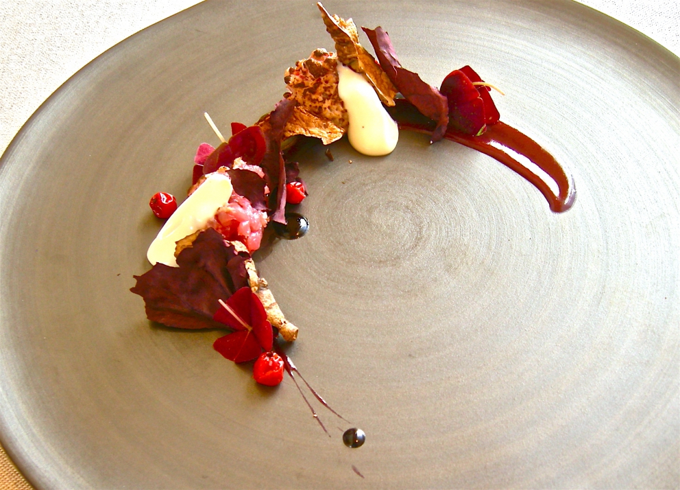 Galleria fotografica






Giorgio Damini, Damini & Affini, Arzignano (Vicenza)

La mia caesar salad - L'idea è sicuramente nata dopo le mie esperienze londinesi, quando ho scoperto come una salsa cambi completamante il gusto dell'insalata. Quindi ho cercato di esaltare tutti gli ingredienti dividendoli uno per uno, senza mescolare nulla, poi un pizzico di macelleria con la carne disidratata al posto del pollo e, dulcis in fundo, il pane di Eugenio Pol






