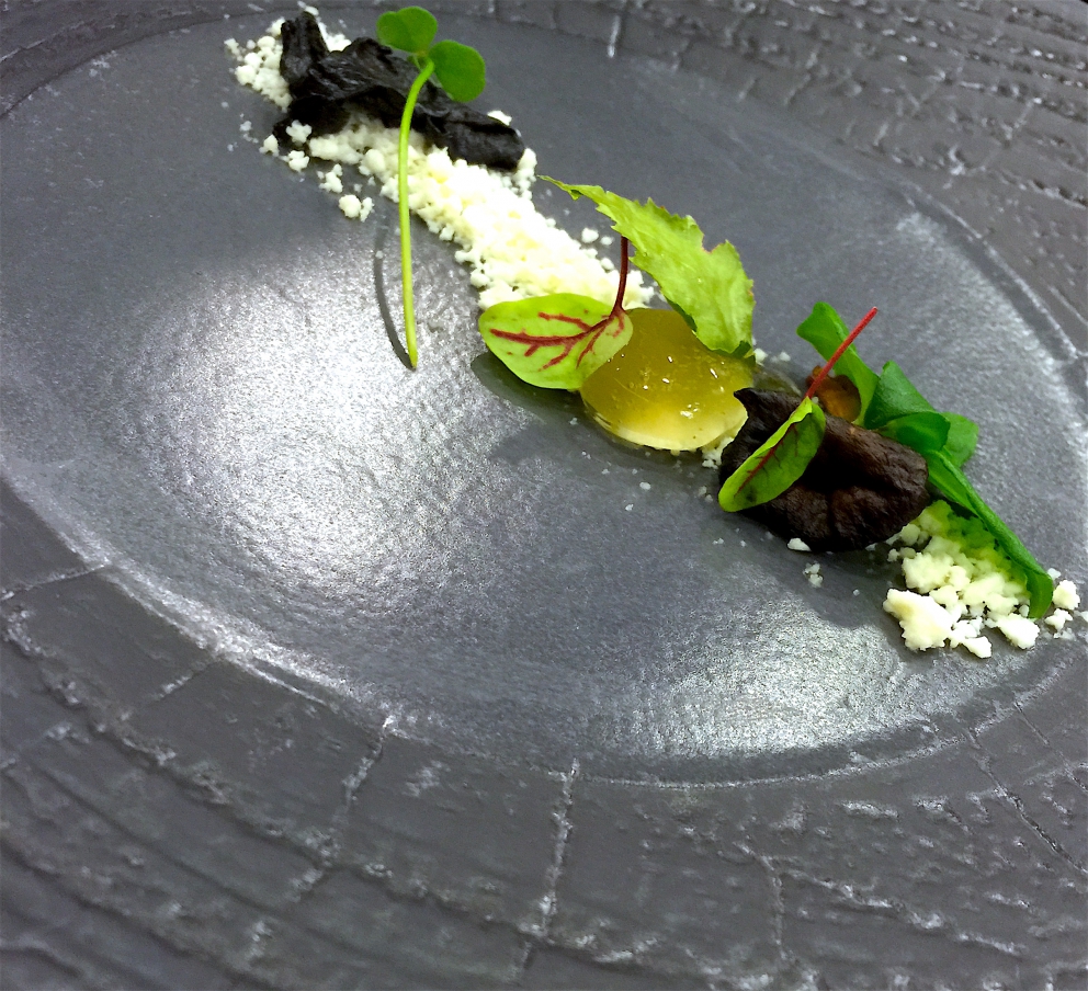 Galleria fotografica






Giorgio Damini, Damini & Affini, Arzignano (Vicenza)

La mia caesar salad - L'idea è sicuramente nata dopo le mie esperienze londinesi, quando ho scoperto come una salsa cambi completamante il gusto dell'insalata. Quindi ho cercato di esaltare tutti gli ingredienti dividendoli uno per uno, senza mescolare nulla, poi un pizzico di macelleria con la carne disidratata al posto del pollo e, dulcis in fundo, il pane di Eugenio Pol









Alessandro Dal Degan, La Tana, Asiago (Vicenza)

Crudo di anatra fiammeggiata, topinambur, foglie di faggio e sorbo dell'uccellatore - E' un piatto che per tonalita amaro-salate e per quelle dei colori è un simbolo della stagione fredda e della monocromia invernale. Un omaggio alla lentezza









Alessio Longhini, Stube Gourmet dell'hotel Europa, Asiago (Vicenza)

Riso carnaroli mantecato alla crema di topinambur, crudo di ricciola, caramello di birra stout, uova di salmone - Piatto che rispecchia le mie esperienze. Raccoglie gusti e consistenze diversi tra loro









Alfio Ghezzi, Locanda Margon, Trento

Non aglio e olio, non cacio e pepe, ma insolito Trentino - Spaghetti Monograno Felicetti, TrentoDoc Ferrari Perlé, Trentingrana e olio extravergine Garda Trentino Dop Uliva... Un piatto che nasce sulla suggestione di Bottura: «...ma siamo proprio sicuri che la tradizione sia rispettosa del territorio?». E che si sviluppa attraverso la tecnica dei due classici, aglio e olio e cacio e pepe, declinati però in chiave trentina









Giuliano Baldessari, Aqua Crua, Barbarano Vicentino (Vicenza)

Mungotto alle capesante, artemisia e argilla - Lo propongo perché offre un punto di vista diverso sul mondo del risotto. Il mungotto è il nome che ho dato al "risotto" fatto con i fagioli mung al posto del riso









Lionello Cera, Antica Osteria Cera, Campagna Lupia (Venezia)

Spaghettino freddo con cavolfiore, champagne rosé, scampo e ostrica - Un piatto che nasce dopo avere cotto il cavolfiore assieme ai gusci delle canocchie. Ho pensato di conferirgli acidità e ho fatto ridurre dello champagne con anice stellato. Poi scampo crudo battuto e un pezzo di ostrica per ricordare il mare in purezza









Nicola Dinato, Feva, Castelfranco Veneto (Treviso)

Risotto al broccolo di Bassano, cannocchie, mandarino, alici - "...with tangerine trees and broccoli skies..". Citiamo, modificandola, una frase del brano Lucy in the Skies with Diamonds, dei Beatles. Proponiamo l'italianità in un primo piatto invernale, che coglie spunti dal territorio limitrofo (il broccolo di Bassano del Grappa, le cannocchie della Laguna di Venezia), ma anche da altrove (i mandarini siciliani, la colatura di alici di Cetara). Il tutto unito da un grande riso, il Principato di Lucedio









Giuseppe D’Aquino, Oseleta, Cavaion Veronese (Verona)

Spaghetti al pomodoro del piennolo, burrata e scorza di limone – Un piatto che nella sua semplicità è diventato il must del ristorante Oseleta. Un piatto per il quale a detta di tanti vale la pena fare il viaggio









Riccardo Gaspari, El Brite de Larieto, Cortina d'Ampezzo (Belluno)

Spaghetto di montagna - Il profumo del bosco sfida la tradizione italiana in un semplice spaghetto aglio e olio









Donato Episcopo, La Corte dell'hotel Villa Abbazia, Follina (Treviso)

Mandorla di Toritto, composta di fichi “paradiso”, spugna all’alloro e gelato moka - Questo dessert nasce da un capriccio di mia mamma che, durante un mio viaggio, decise di mettermi di nascosto, in valigia, un vasetto di fichi secchi. Non so come fece a passare i controlli in aeroporto e comunque quando lo trovai fu una bella sorpresa. Mi ricordo che da ragazzo, quando andavo a casa delle zie o dei nonni, con il caffè offrivano dei fichi secchi con al centro una mandorla e un pezzettino di foglia di alloro (usanza della mia terra, che è il Salento)









Alberto Basso, 3Quarti, Grancona (Vicenza)

Risi e latte, miele, sfere di birra al lampone e ribes - Riso e latte è la tradizione, il cibo povero per eccellenza nelle nostre zone. Siamo partiti quindi da questo e dalla semplicità per sviluppare un dolce inusuale e per certi versi anche un po' estremo. Il riso viene cotto nel latte e mantecato col gorgonzola, per dare un po’ di sapidità, e miele del bosco di Rigoni di Asiago. Lo serviamo con lamponi disidratati, ribes e sfere di birra al lampone









Nicola Portinari, La Peca, Lonigo (Vicenza)

Anguilla in forno di braci con guava e tamarindo - L'anguilla è difficile da affrontare per la clientela a causa della sua grassezza. Quindi la sfida è creare un piatto da consigliare per poi ricevere complimenti e la conseguente voglia di mangiarlo di nuovo. Risulta croccante fuori e morbido dentro, con la guava che con la sua fresca tannicità doma la parte grassa dell'anguilla, mentre il tamarindo addolcisce e rende raffinato e vellutato il suo sapore rustico e leggermente terroso









Leandro Luppi, Vecchia Malcesine, Malcesine (Verona)

Raviolo aperto di spaghetti, lago e zafferano - Un chiaro omaggio al Marchesi del Raviolo aperto e allo Scabin dello spaghetto cotto in sottovuoto. In più, il mio lago









Lorenzo Cogo, El Coq, Marano Vicentino (Vicenza)

Ritorno alla sapidità - Alice sotto sale, rapa, dragoncello, kiwi fermentato, petali di carciofo e umibudo









Piergiorgio Siviero, Lazzaro 1915, Pontelongo (Padova)

Scam-pato verso i colli – Uno scampo di Chioggia tostato in saor, noce salata e tarassaco, chips di topinambur. Risalendo dalle valli di Chioggia lungo il Bacchiglione, il percorso tra storia e identità del mio territorio









Massimiliano Alajmo, Le Calandre, Rubano (Padova)

Mozzarella di mandorle - Una finta mozzarella di pasta cotta di zucchero, miele e albume soffiato come uno zucchero filato, senza l’utilizzo di coloranti o altri elementi artificiali. La ricostruzione olfattiva del piatto rimanda a una vera mozzarella per la presenza dell’acqua, dell’olio extra vergine di oliva, dell’origano e dei canditi vegetali. Ironia e immaginazione per travestire la mandorla e proiettarla in un’altra dimensione, per far riscoprire in pochi istanti una sensazione lattico-tattile-olfattiva e visiva in un dolce che non contiene nemmeno una goccia di latte – foto Bob Noto









Pierchristian Zanotto, Gambrinus, San Polo di Piave (Treviso)

Gamblù – E’ il nostro "blu" vegetale affinato in bacche di uva rabosa bio, sedano rapa e pane al pepe rosa. Seguendo il nostro percorso di cucina etica e responsabile, senza rinunciare alla golosità dei grandi formaggi









Oliver Piras e Alessandra del Favero, Aga dell'hotel Villa Trieste, San Vito di Cadore (Belluno)

Linguine, mirtilli, luppolo e salsiccia di manzo cruda - Abbiamo ricreato con due varietà di mirtilli diverse lo stesso ph del pomodoro e il condimento ricorda il classico sugo alla campidanese delle mie zone d'origine









Fabrizia Meroi, Laite, Sappada (Belluno)

Piatto del Piave - Salmerino leggermente marinato, yogurt alla camomilla di fiume, salsa di patate dolci e olio al crescione, meringhe all'alga spirulina e caramella effervescente.
Il piatto è dedicato al fiume che nasce a Sappada. Nel 2015 ricorreva inoltre il centenario della Prima Guerra Mondiale, evento storico che ha visto protagonista proprio il Piave









Corrado Fasolato, Spinachile Resort, Schio (Vicenza)

Filetto di Triglia con iceberg di ortaggi invernali e moka ai germogli di bosco - È una triglia cotta a bassa temperatura e poi messa su degli iceberg di ortaggi (frullati di verdure sifonati a -40°) e un brodo denso di gallina. Il tutto va irrorato con un’estratto di germogli di piante di bosco profumato con riccioli freschi di legno di castagno. Il calore scioglie gli iceberg e il tutto si trasforma quasi in un passato di verdure









Andrea Stella, Dalla Libera, Sernaglia della Battaglia (Treviso)

Gnocchi di patate soffiati con acciuga di Cetara e puntarelle - Già mia zia Libera circa cinquant'anni preparava ottimi gnocchi; così io ho deciso di riproporli in forma e consistenze nuove. Vengono soffiati in forno, mentre la base viene realizzata con l'acciuga di Cetara che per sua caratteristica è meno salata delle altre. La croccantezza viene data dalle puntarelle









Michele Cella, Basilico Tredici, Treviso

Riso, carbone, baccalà e “saor” - Sono particolarmente legato a questo piatto in quanto è stato premiato come miglior ricetta alla sesta edizione del Festival Triveneto del Baccalà - Trofeo Tagliapietra, vincendo così la manifestazione gastronomica itinerante che quest'anno ha raccolto 28 ristoranti tra Veneto, Friuli Venezia Giulia e Trentino Alto Adige e che rappresenta l’evento simbolo ed esemplare della passione per il baccalà in cui gli chef e le loro brigate si sfidano per ideare “la migliore ricetta innovativa”. Sono particolarmente legato a questo piatto anche perché rappresenta in pieno il mio concetto di cucina, in quanto ci sono prodotti che amo del mio territorio. Rispecchia la mia chiave di lettura della tradizione – foto Tobia Berti









Francesco Brutto, Undicesimo Vineria, Treviso

Riso acido - Si tratta semplicemente di un riso cotto nel succo di melograno fermentato e poi condito con tre polveri: di frutti di bosco, di karkadè e di buccia di chulo key lime bruciato. La cosa interessante per me sono le diverse acidità che lo compongono, nettamente differenti, e tutte riconoscibili: dall'acido-dolce del melograno, all'acido-amaro della polvere di limone. Gli ingredienti sono tutti autoprodotti: il limone è una piantina che mi è stata regalata da un amico di ritorno dalla Florida e che ora sta nel giardino del ristorante; i frutti di bosco sono stati raccolti quest'estate a casa mia, dove mia mamma ha coltivato anche un paio di piante di karkadè; i melograni vengono dal giardino di un nostro cameriere









Alessandro Intini, Nidaba, Montebelluna (Treviso)

Verdure alla griglia, purea di zucca e miso, gel al sakè, cavolo nero, spinacio fritto - Non c'è niente di più semplice del nutrirsi della terra, non c’è niente di più difficile del nutrirsi di essa









Andrea Asoli, Serena Baiano, Michelangelo Doria, Sabina Joksimovic, Venissa, Venezia

Pazzi "a' …mare" - Ruotepazze Benedetto Cavalieri, frutti di mare, acqua di datterini e sabbia di corallo. I frutti di mare cambiano texture, diventano gel e vanno a riempire le ruote che sono mantecate con l’acqua dei molluschi. Un’esplosione di mare in un boccone









Giancarlo Perbellini, Casa Perbellini, Verona

Quaglia affumicata, pomodori confit, carciofi, pistacchi e crema di Grana Padano - Presente nella prima carta del 2016, grande successo del 2015, è il piatto del nuovo corso di Casa Perbellini che ha riscosso lodi da tutta la clientela e che manterremo finché sarà stagione di carciofi









Italo Bassi, Confusion Lounge, Verona

Salmone in guacamole avvolto in carta di riso, con gelatina di ponzu, mandorle tostate, ikurae e leche di tigre al mango - Interpretazione oltre confine di una semplice tartare di salmone. Oriente e Centro America si uniscono in un unico piatto









Matteo Rizzo, Il Desco, Verona

Merluzzo nero e le sue trippe alla parmigiana - Lo propongo per il legame che ha con la storia della mia famiglia. E' espressione delle mie esperienze e idee









Simone Lugoboni, Oste Scuro, Verona

Astice bretone al vapore su crema e chips di topinambur con profumo d'arancio - Piatto stagionale (topinambur e arancio) che rivaluta l'astice bretone o blu (un'altra marcia a confronto col canadese) e che mi ricorda il mio periodo lavorativo trascorso da giovane in Francia









Norbert Niederkofler, St. Hubertus del Rosa Alpina, Badia (Bolzano)

Lumache con radice di prezzemolo, broccolo selvatico e riso venere - L’idea di questo piatto? Slow down a little bit in our life: ci sono tante cose belle da vedere e da vivere, perciò ci dovremmo prendere del tempo per poter apprezzare questi momenti. Il concetto di Cook the Mountain è sempre più forte nel nostro lavoro e ora con l’arrivo di Care's completiamo questo con il lavoro per un domani di sostenibilità, educazione, formazione. Questi sono i pensieri del nostro futuro - foto Daniel Töchterle









Giorgio Schifferegger, Valier dell'hotel Four Points, Bolzano

Polpo, fregola e cren – Ossia il mio polpo vestito di gulash









Federico Belluco, Dopolavoro Dining Room, Venezia

Crudo di ricciola con emulsione di cozze al "gratin" - Questo piatto è nato per richiamare uno dei più grandi classici della cucina marinara italiana, le cozze al gratin dei bacari veneziani. In questa reinterpretazione però, diventano il condimento del nostro crudo. Dalle cozze infatti si ottiene una salsa che fungerà da dressing per la ricciola, sprigionando una serie di sapori marini. Il tutto viene finito con briciole di pane fritto al prezzemolo (in ricordo ancora più accentuato del gratin), salicornia, lattuga di mare e caviale di lime






