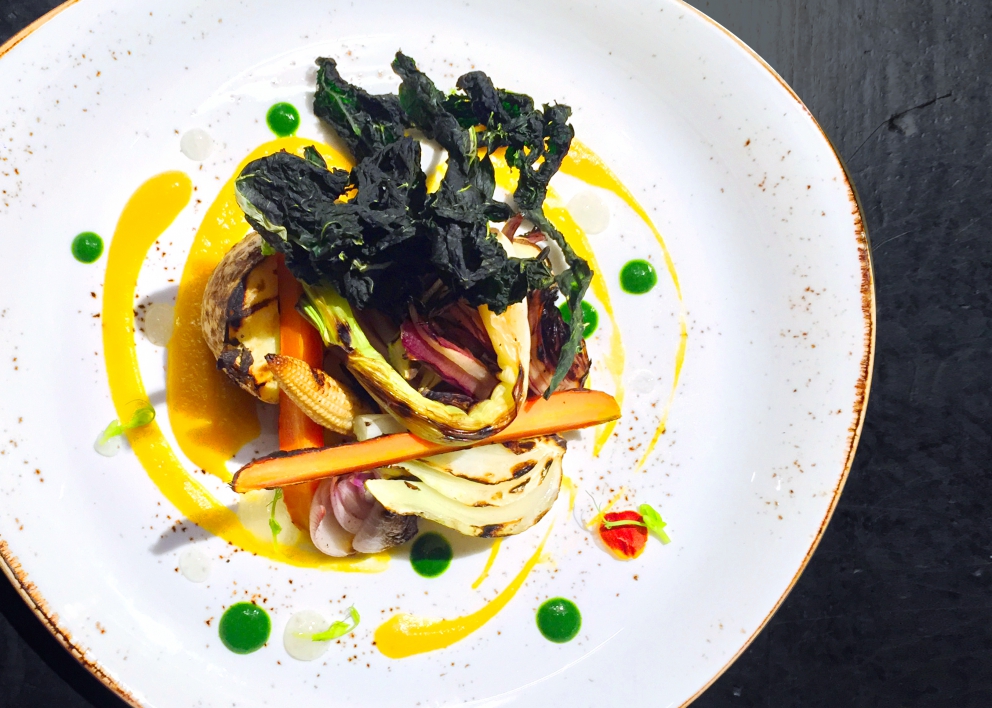 Galleria fotografica






Giorgio Damini, Damini & Affini, Arzignano (Vicenza)

La mia caesar salad - L'idea è sicuramente nata dopo le mie esperienze londinesi, quando ho scoperto come una salsa cambi completamante il gusto dell'insalata. Quindi ho cercato di esaltare tutti gli ingredienti dividendoli uno per uno, senza mescolare nulla, poi un pizzico di macelleria con la carne disidratata al posto del pollo e, dulcis in fundo, il pane di Eugenio Pol









Alessandro Dal Degan, La Tana, Asiago (Vicenza)

Crudo di anatra fiammeggiata, topinambur, foglie di faggio e sorbo dell'uccellatore - E' un piatto che per tonalita amaro-salate e per quelle dei colori è un simbolo della stagione fredda e della monocromia invernale. Un omaggio alla lentezza









Alessio Longhini, Stube Gourmet dell'hotel Europa, Asiago (Vicenza)

Riso carnaroli mantecato alla crema di topinambur, crudo di ricciola, caramello di birra stout, uova di salmone - Piatto che rispecchia le mie esperienze. Raccoglie gusti e consistenze diversi tra loro









Alfio Ghezzi, Locanda Margon, Trento

Non aglio e olio, non cacio e pepe, ma insolito Trentino - Spaghetti Monograno Felicetti, TrentoDoc Ferrari Perlé, Trentingrana e olio extravergine Garda Trentino Dop Uliva... Un piatto che nasce sulla suggestione di Bottura: «...ma siamo proprio sicuri che la tradizione sia rispettosa del territorio?». E che si sviluppa attraverso la tecnica dei due classici, aglio e olio e cacio e pepe, declinati però in chiave trentina









Giuliano Baldessari, Aqua Crua, Barbarano Vicentino (Vicenza)

Mungotto alle capesante, artemisia e argilla - Lo propongo perché offre un punto di vista diverso sul mondo del risotto. Il mungotto è il nome che ho dato al "risotto" fatto con i fagioli mung al posto del riso









Lionello Cera, Antica Osteria Cera, Campagna Lupia (Venezia)

Spaghettino freddo con cavolfiore, champagne rosé, scampo e ostrica - Un piatto che nasce dopo avere cotto il cavolfiore assieme ai gusci delle canocchie. Ho pensato di conferirgli acidità e ho fatto ridurre dello champagne con anice stellato. Poi scampo crudo battuto e un pezzo di ostrica per ricordare il mare in purezza









Nicola Dinato, Feva, Castelfranco Veneto (Treviso)

Risotto al broccolo di Bassano, cannocchie, mandarino, alici - "...with tangerine trees and broccoli skies..". Citiamo, modificandola, una frase del brano Lucy in the Skies with Diamonds, dei Beatles. Proponiamo l'italianità in un primo piatto invernale, che coglie spunti dal territorio limitrofo (il broccolo di Bassano del Grappa, le cannocchie della Laguna di Venezia), ma anche da altrove (i mandarini siciliani, la colatura di alici di Cetara). Il tutto unito da un grande riso, il Principato di Lucedio









Giuseppe D’Aquino, Oseleta, Cavaion Veronese (Verona)

Spaghetti al pomodoro del piennolo, burrata e scorza di limone – Un piatto che nella sua semplicità è diventato il must del ristorante Oseleta. Un piatto per il quale a detta di tanti vale la pena fare il viaggio









Riccardo Gaspari, El Brite de Larieto, Cortina d'Ampezzo (Belluno)

Spaghetto di montagna - Il profumo del bosco sfida la tradizione italiana in un semplice spaghetto aglio e olio









Donato Episcopo, La Corte dell'hotel Villa Abbazia, Follina (Treviso)

Mandorla di Toritto, composta di fichi “paradiso”, spugna all’alloro e gelato moka - Questo dessert nasce da un capriccio di mia mamma che, durante un mio viaggio, decise di mettermi di nascosto, in valigia, un vasetto di fichi secchi. Non so come fece a passare i controlli in aeroporto e comunque quando lo trovai fu una bella sorpresa. Mi ricordo che da ragazzo, quando andavo a casa delle zie o dei nonni, con il caffè offrivano dei fichi secchi con al centro una mandorla e un pezzettino di foglia di alloro (usanza della mia terra, che è il Salento)









Alberto Basso, 3Quarti, Grancona (Vicenza)

Risi e latte, miele, sfere di birra al lampone e ribes - Riso e latte è la tradizione, il cibo povero per eccellenza nelle nostre zone. Siamo partiti quindi da questo e dalla semplicità per sviluppare un dolce inusuale e per certi versi anche un po' estremo. Il riso viene cotto nel latte e mantecato col gorgonzola, per dare un po’ di sapidità, e miele del bosco di Rigoni di Asiago. Lo serviamo con lamponi disidratati, ribes e sfere di birra al lampone









Nicola Portinari, La Peca, Lonigo (Vicenza)

Anguilla in forno di braci con guava e tamarindo - L'anguilla è difficile da affrontare per la clientela a causa della sua grassezza. Quindi la sfida è creare un piatto da consigliare per poi ricevere complimenti e la conseguente voglia di mangiarlo di nuovo. Risulta croccante fuori e morbido dentro, con la guava che con la sua fresca tannicità doma la parte grassa dell'anguilla, mentre il tamarindo addolcisce e rende raffinato e vellutato il suo sapore rustico e leggermente terroso









Leandro Luppi, Vecchia Malcesine, Malcesine (Verona)

Raviolo aperto di spaghetti, lago e zafferano - Un chiaro omaggio al Marchesi del Raviolo aperto e allo Scabin dello spaghetto cotto in sottovuoto. In più, il mio lago









Lorenzo Cogo, El Coq, Marano Vicentino (Vicenza)

Ritorno alla sapidità - Alice sotto sale, rapa, dragoncello, kiwi fermentato, petali di carciofo e umibudo









Piergiorgio Siviero, Lazzaro 1915, Pontelongo (Padova)

Scam-pato verso i colli – Uno scampo di Chioggia tostato in saor, noce salata e tarassaco, chips di topinambur. Risalendo dalle valli di Chioggia lungo il Bacchiglione, il percorso tra storia e identità del mio territorio









Massimiliano Alajmo, Le Calandre, Rubano (Padova)

Mozzarella di mandorle - Una finta mozzarella di pasta cotta di zucchero, miele e albume soffiato come uno zucchero filato, senza l’utilizzo di coloranti o altri elementi artificiali. La ricostruzione olfattiva del piatto rimanda a una vera mozzarella per la presenza dell’acqua, dell’olio extra vergine di oliva, dell’origano e dei canditi vegetali. Ironia e immaginazione per travestire la mandorla e proiettarla in un’altra dimensione, per far riscoprire in pochi istanti una sensazione lattico-tattile-olfattiva e visiva in un dolce che non contiene nemmeno una goccia di latte – foto Bob Noto









Pierchristian Zanotto, Gambrinus, San Polo di Piave (Treviso)

Gamblù – E’ il nostro "blu" vegetale affinato in bacche di uva rabosa bio, sedano rapa e pane al pepe rosa. Seguendo il nostro percorso di cucina etica e responsabile, senza rinunciare alla golosità dei grandi formaggi









Oliver Piras e Alessandra del Favero, Aga dell'hotel Villa Trieste, San Vito di Cadore (Belluno)

Linguine, mirtilli, luppolo e salsiccia di manzo cruda - Abbiamo ricreato con due varietà di mirtilli diverse lo stesso ph del pomodoro e il condimento ricorda il classico sugo alla campidanese delle mie zone d'origine









Fabrizia Meroi, Laite, Sappada (Belluno)

Piatto del Piave - Salmerino leggermente marinato, yogurt alla camomilla di fiume, salsa di patate dolci e olio al crescione, meringhe all'alga spirulina e caramella effervescente.
Il piatto è dedicato al fiume che nasce a Sappada. Nel 2015 ricorreva inoltre il centenario della Prima Guerra Mondiale, evento storico che ha visto protagonista proprio il Piave









Corrado Fasolato, Spinachile Resort, Schio (Vicenza)

Filetto di Triglia con iceberg di ortaggi invernali e moka ai germogli di bosco - È una triglia cotta a bassa temperatura e poi messa su degli iceberg di ortaggi (frullati di verdure sifonati a -40°) e un brodo denso di gallina. Il tutto va irrorato con un’estratto di germogli di piante di bosco profumato con riccioli freschi di legno di castagno. Il calore scioglie gli iceberg e il tutto si trasforma quasi in un passato di verdure









Andrea Stella, Dalla Libera, Sernaglia della Battaglia (Treviso)

Gnocchi di patate soffiati con acciuga di Cetara e puntarelle - Già mia zia Libera circa cinquant'anni preparava ottimi gnocchi; così io ho deciso di riproporli in forma e consistenze nuove. Vengono soffiati in forno, mentre la base viene realizzata con l'acciuga di Cetara che per sua caratteristica è meno salata delle altre. La croccantezza viene data dalle puntarelle









Michele Cella, Basilico Tredici, Treviso

Riso, carbone, baccalà e “saor” - Sono particolarmente legato a questo piatto in quanto è stato premiato come miglior ricetta alla sesta edizione del Festival Triveneto del Baccalà - Trofeo Tagliapietra, vincendo così la manifestazione gastronomica itinerante che quest'anno ha raccolto 28 ristoranti tra Veneto, Friuli Venezia Giulia e Trentino Alto Adige e che rappresenta l’evento simbolo ed esemplare della passione per il baccalà in cui gli chef e le loro brigate si sfidano per ideare “la migliore ricetta innovativa”. Sono particolarmente legato a questo piatto anche perché rappresenta in pieno il mio concetto di cucina, in quanto ci sono prodotti che amo del mio territorio. Rispecchia la mia chiave di lettura della tradizione – foto Tobia Berti









Francesco Brutto, Undicesimo Vineria, Treviso

Riso acido - Si tratta semplicemente di un riso cotto nel succo di melograno fermentato e poi condito con tre polveri: di frutti di bosco, di karkadè e di buccia di chulo key lime bruciato. La cosa interessante per me sono le diverse acidità che lo compongono, nettamente differenti, e tutte riconoscibili: dall'acido-dolce del melograno, all'acido-amaro della polvere di limone. Gli ingredienti sono tutti autoprodotti: il limone è una piantina che mi è stata regalata da un amico di ritorno dalla Florida e che ora sta nel giardino del ristorante; i frutti di bosco sono stati raccolti quest'estate a casa mia, dove mia mamma ha coltivato anche un paio di piante di karkadè; i melograni vengono dal giardino di un nostro cameriere






