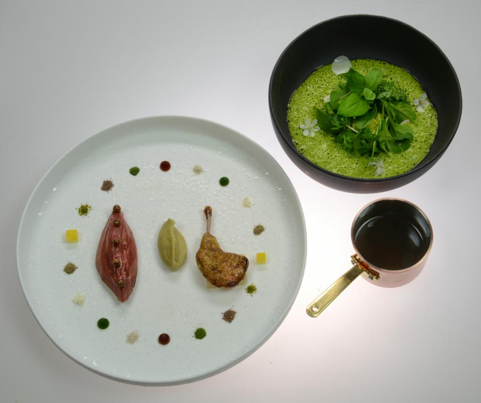 Galleria fotografica






Filetto di cinghiale con fave, pecorino e mele caramellate al vino rosso
Manuel Bentivoglio – chef dell’Agriturismo Roccamaia a Pievebovigliana (Macerata) 









Pancia di Capretto, Cicala di mare "gonfiata" al Bergamotto, Cilantro, Lampascione e Mosto Cotto di Fichi
Vincenzo Dinatale – sous chef al Ristorante Il Pellicano dell’Hotel Il Pellicano a Porto Ercole (Grosseto) 









Sud Europa - Carrè di agnello farcito con ventresca di tonno rosso sott'olio e cedro calabrese candito
Carmelo Fiore – sous chef presso Il Luogo di Aimo e Nadia a Milano 









Gambero carabiniere, animelle glassate, croccante alle alghe con insalatina aromatica
Edoardo Fumagalli – chef de La Locanda del Notaio a Pellio Intelvi (Como) 









Nervetto di vitello marinato e grigliato, radice amara e ristretto di "Go"
Daniele Groppo – chef de partie al Ristorante Terrazza Danieli dell’Hotel Danieli a Venezia 









Vantablack Cube, lingua soppressata e tamarindo
Alberto Lazzoni – chef de partie al ristorante Lux Lucis dell’Hotel Principe a Forte dei Marmi (Lucca) 









Pigeon 3000 km
Luca Natalini  – chef della Taverna di Bacco a Nettuno (Roma) 






