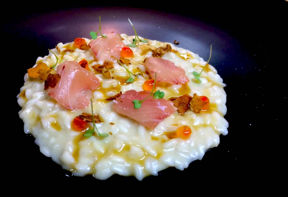 Galleria fotografica






Giorgio Damini, Damini & Affini, Arzignano (Vicenza)

La mia caesar salad - L'idea è sicuramente nata dopo le mie esperienze londinesi, quando ho scoperto come una salsa cambi completamante il gusto dell'insalata. Quindi ho cercato di esaltare tutti gli ingredienti dividendoli uno per uno, senza mescolare nulla, poi un pizzico di macelleria con la carne disidratata al posto del pollo e, dulcis in fundo, il pane di Eugenio Pol









Alessandro Dal Degan, La Tana, Asiago (Vicenza)

Crudo di anatra fiammeggiata, topinambur, foglie di faggio e sorbo dell'uccellatore - E' un piatto che per tonalita amaro-salate e per quelle dei colori è un simbolo della stagione fredda e della monocromia invernale. Un omaggio alla lentezza






