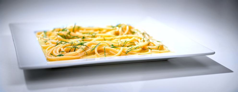 Galleria fotografica






Giorgio Damini, Damini & Affini, Arzignano (Vicenza)

La mia caesar salad - L'idea è sicuramente nata dopo le mie esperienze londinesi, quando ho scoperto come una salsa cambi completamante il gusto dell'insalata. Quindi ho cercato di esaltare tutti gli ingredienti dividendoli uno per uno, senza mescolare nulla, poi un pizzico di macelleria con la carne disidratata al posto del pollo e, dulcis in fundo, il pane di Eugenio Pol









Alessandro Dal Degan, La Tana, Asiago (Vicenza)

Crudo di anatra fiammeggiata, topinambur, foglie di faggio e sorbo dell'uccellatore - E' un piatto che per tonalita amaro-salate e per quelle dei colori è un simbolo della stagione fredda e della monocromia invernale. Un omaggio alla lentezza









Alessio Longhini, Stube Gourmet dell'hotel Europa, Asiago (Vicenza)

Riso carnaroli mantecato alla crema di topinambur, crudo di ricciola, caramello di birra stout, uova di salmone - Piatto che rispecchia le mie esperienze. Raccoglie gusti e consistenze diversi tra loro






