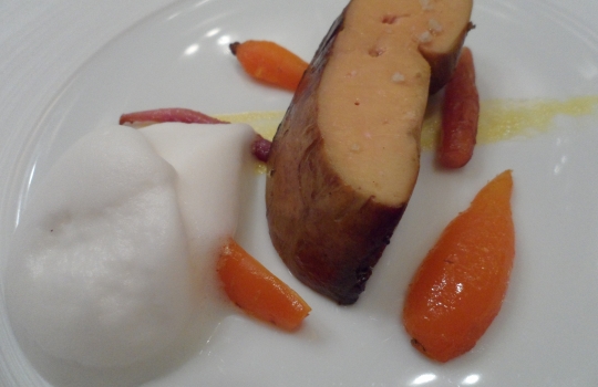 Galleria fotograficaQuello che vedete &egrave; un piatto di pura felicit&agrave;. Una sintesi suprema di minimalismo e complessit&agrave;, profondit&agrave; e nitore. Tomates en salsa, hierbas arom&aacute;ticas y fondo de alcaparras: dunque solo natura, ma che deflagra tra le fauci, assale le papille gustative e sembra lo sciabordio d&rsquo;onde contro lo scoglio, per&ograve; a percuotervi ed avvilupparvi ci pensano deliziosi umori vegetali. Vedete, si tratta di semplici pomodorini, &laquo;sono andato in un orto botanico incredibile, nel centro della Spagna. Ho assaggiato quaranta variet&agrave; di pomodori, un&rsquo;esperienza fantastica&raquo;, spiega lo chef. Al loro interno vengono siringati vari infusi a base di basilico e altre erbe, differenti l&rsquo;uno dall&rsquo;altro, il tutto si adagia su un fondo di consomm&eacute; di capperi. E&rsquo; un piatto-gioco, didascalico, splendido e spettacolare: ogni boccone rivela note diverse, qualcuno spiazza con una leggera affumicatura della polpa, ma ognuno vanta un&rsquo;incredibile potenza aromatica. &laquo;Il miglior piatto di pomodori che abbia mai mangiato&raquo;, secondo Joan Roca, tre stelle Michelin a Girona: c&rsquo;&egrave; la sorpresa delle molteplici declinazioni di sapore (&laquo;Di cosa sa questo?&raquo;, diventa una divertente caccia al gusto), s&rsquo;alternano successivi gradi di dolcezza e acidit&agrave;, fum&eacute; e speziato... E poi le consistenze, lo shot brodoso-sapido, appena tiepido, che scoppia in bocca quando il dente squarcia la tenera superficie polposa... Scoperta assoluta.L&rsquo;autore del piatto appena descritto &egrave; l&rsquo;uomo (uomo o ragazzo? In fondo &egrave; un classe 1978...) che vedete nella foto. Di lui si &egrave; detto: &laquo;Ci troviamo, lo ripetiamo per l&rsquo;ennesima volta, davanti a un GENIO. Ci&ograve; &egrave;, al disopra di qualsiasi altra considerazione, Josean Mart&iacute;nez Alija&raquo;. Ecco, condividiamo totalmente queste parole che il grande critico gastronomico spagnolo Rafael Garc&iacute;a Santos, creatore de Lo mejor de la gastronomia, rivolge nei suoi confronti. Assaggiare i piatti di Alija &egrave; un&rsquo;esperienza folgorante anche per il gourmet pi&ugrave; disincantato. Paul Bocuse: &laquo;Una delle migliori cucine della mia vita&raquo;.Alija ha da poco pi&ugrave; di tre mesi aperto il suo nuovo ristorante, Nerua, che si trova come il precedente all&rsquo;interno dell&rsquo;affascinante complesso disegnato dall&rsquo;archistar statunitense Frank O. Gehry per ospitare le collezioni del Guggenheim, a Bilbao. Lo chef &egrave; nelle cucina del museo fin dalla sua apertura, nel 1997, quando era appena maggiorenne; poco dopo primo responsabile (scelto da Martin Berasategui...). &laquo;Nerua &egrave; il culmine di tredici anni di lavoro durante i quali il ristorante del museo &egrave; stato un punto di riferimento gastronomico per i nostri visitatori. Il piacere estetico dell'edificio si sposta ora in questo nuovo spazio d&rsquo;avanguardia&raquo;, ha commentato Juan Ignacio Vidarte, direttore generale del Guggenheim. Nerua si trova accanto alla sala che ospita The Matter of Time, imponente installazione di Richard Serra, ma ha un ingresso indipendente dalla strada.Il nome Nerua &egrave; un gioco di suoni e parole. Il fiume che scorre a fianco del Guggenheim, a due passi dal ristorante, &egrave; il Nervi&oacute;n, l&rsquo;antico Nerva latino. La lingua euskadi, per&ograve;, non contempla la &ldquo;v&rdquo;, mentre quella latina classica utilizzava la &ldquo;v&rdquo; sia per indicare il relativo suono consonantico che quello vocalico &ldquo;u&rdquo;. Cos&igrave; &ldquo;Nerua&rdquo; &egrave;, nello stesso tempo, termine d&rsquo;echi prettamente baschi (l&rsquo;identit&agrave;), che designa il fiume (il territorio) e rimanda alla storia (la tradizione). Il tutto, per designare una cucina che va a braccetto col futuro.&laquo;Il peggio che pu&ograve; capitare ad un genio &egrave; di essere compreso&raquo;, ironizzava Ennio Flaiano. Su tale base non dovrebbe destar sorpresa - eppure rimaniamo ugualmente attoniti e dubbiosi - apprendere che Nerua non meriti nemmeno una stella, secondo gli immarcescibili ispettori della guida Michelin. Un altro punto di riferimento gastronomico, agli antipodi rispetto al suddetto, quello dei 50Best 2011, non colloca Alija neppure tra i primi cento chef del mondo. Perdona loro, perch&eacute; non sanno quello che fanno (Vangelo di Luca 23,34). P.s.: Identit&agrave; Golose ha premiato Alija come miglior chef straniero fin dal 2009...In una terra ad altissimo concentrato di mostri sacri, da Arzak&nbsp;(nella foto Juan Mari con la figlia Elena) a Subijana, da Aduriz al Berasategui gi&agrave; citato, Josean Mart&iacute;nez Alija - nato a L&eacute;on ma di formazione a sua volta basca - rifugge dalle influenze esterne, non si intruppa, evita i filoni consolidati cos&igrave; come quelli d&rsquo;avanguardia &agrave; la page, va dritto filato per la sua strada senza curarsi degli illustri colleghi suoi vicini. Parrebbe presunzione da enfant prodige, quale lui &egrave; stato fin dall&rsquo;inizio; invece &egrave; totale coerenza e radicalit&agrave;, persino professione d&rsquo;umilt&agrave;, perch&eacute; cos&igrave; si costringe a pedalare duro con le sole proprie gambe e a rimandare, come abbiamo visto, il tempo degli allori pi&ugrave; facili. &laquo;Il genio &egrave; nonconformismo&raquo;, Vladimir Nabokov.&nbsp;La sala del ristorante vanta un design pulito e minimalista, ad imitazione dello stile della cucina, come vedremo. Vi si accede superando l'ingresso principale che si trova vicino al fiume,&nbsp;dopo essere saliti per una scala in pietra; ci si trova nel corridoio col soffitto di titanio, nel quale una parete-cantina di vetro e metallo, trasparente, con le bottiglie in bella vista nelle intercapedini a temperatura controllata, separa dalla zona dei tavoli. Questi sono ricoperti con una tovaglia bianca, solo successivamente vi vengono via via aggiunti tutti gli altri elementi.La cucina si presenta, poco dopo l&rsquo;ingresso, sulla sinistra, completamente aperta e a vista, con spazi differenti a seconda delle temperature di lavoro. Qui Alija accoglie con gentilezza il commensale, prima che inizi la sfilata dei piatti. Tutto l'interno assume le connotazioni di uno spazio&nbsp;neutrale in cui cucina e sala da pranzo si fondono armoniosamente, l&rsquo;una estensione e &ldquo;interpretazione&rdquo; dell&rsquo;altra. Per ottenere tale fusione sono stati utilizzati gli stessi materiali e colori, legno di acero e lamina laccata. &laquo;Era ora, il momento giusto per tuffarsi in una nuova dimensione&raquo;, sussurra Josean.Il primo piatto che vi abbiamo presentato, Tomates en salsa, &egrave; gi&agrave; una sintesi efficace dello stile di Alija. Cos&igrave; come quest&rsquo;altro in foto: Hebras de berenjena asada, &ldquo;makil goxo&rdquo; y yogur de aceite de olivos milenarios, ormai un suo classico. Traduzione: fibre di melanzana, arrostite, vengono ricomposte in una superficie viola e luminosa, con liquirizia (&ldquo;makil goxo&rdquo;) e accompagnate da yogurt d&rsquo;olio d&rsquo;oliva proveniente da olivi millenari (l&rsquo;oliva &egrave; della variet&agrave; Farga). Combinazione indimenticabile, totale rispetto dei sapori, equilibrio perfetto: c&rsquo;&egrave; tutto Alija, nei suoi princ&igrave;pi di fondo. Che sono: innanzi tutto il minimalismo, l&rsquo;essenzialit&agrave;, pochi abbinamenti per avere esiti insieme netti e sfumati, d&rsquo;inarrivabile eleganza; poi la naturaleza (con una &ldquo;z&rdquo; sola, alla spagnola), la passione per le verdure, il lavoro anche sul singolo prodotto vegetale che assume per&ograve; aspetti visivi-tattili-gustativi diversi in funzione degli svariati trattamenti tecnici cui Alija lo sottopone, padroneggiandoli perfettamente. Siamo di fronte a uno chef che plasma la natura, sorta di demiurgo contemporaneo. Pochissimi (Dacosta, i Roca, per rimanere in Spagna...) ci hanno regalato in questi ultimi tempi simili sensazioni.Lo stesso dicasi per quest&rsquo;altra preparazione, di sconcertante immediatezza gustativa: Cebolla blanca "dulce", fondo de bacalao y pimiento verde. C&rsquo;&egrave; gioco visivo: il bulbo &egrave; racchiuso dalla pelle del baccal&agrave;, si offre cos&igrave; l&rsquo;impressione che sia un trancio di quest&rsquo;ultimo: poi le note del fondo di merluzzo alimentano lo stesso corto circuito, costruendo definitivamente l&rsquo;equivoco (verdura o pesce?). Ma &egrave; un calambour visivo e olfattivo che viene subito svelato in bocca, spazzando via ogni finzione e raggelando con la propria radicalit&agrave;: non c&rsquo;&egrave; menzogna, &egrave; pura cipolla bianca. Un rischioso lusso della semplicit&agrave;, piatto borderline che sa colpire mente e cuore. Ecco, anche in un frangente cos&igrave; estremo risuonano le parole con le quali Alija stesso definisce il proprio lavoro: &laquo;Una propuesta gastron&oacute;mica de vanguardia, pero con mucho sentimiento, con mucho coraz&oacute;n&raquo;. Traduzione superflua.&laquo;La cucina in tempo di crisi&raquo;: pelle di baccal&agrave; e lische di alici, rese una sorta di chips croccanti e magari accompagnate con fl&ucirc;te di champagne, sono un appetizer piacevole ma capace &ndash; oltretutto &ndash; di richiamare l&rsquo;elemento ittico che ispira lo stesso Gehry nella progettazione dell&rsquo;edificio: le 30mila lamine di titanio che lo ricoprono assomigliano alle squame di un pesce... (Ma queste forme non ricordano anche Gaud&igrave;?).