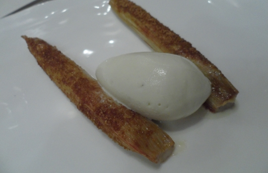 Galleria fotograficaQuello che vedete &egrave; un piatto di pura felicit&agrave;. Una sintesi suprema di minimalismo e complessit&agrave;, profondit&agrave; e nitore. Tomates en salsa, hierbas arom&aacute;ticas y fondo de alcaparras: dunque solo natura, ma che deflagra tra le fauci, assale le papille gustative e sembra lo sciabordio d&rsquo;onde contro lo scoglio, per&ograve; a percuotervi ed avvilupparvi ci pensano deliziosi umori vegetali. Vedete, si tratta di semplici pomodorini, &laquo;sono andato in un orto botanico incredibile, nel centro della Spagna. Ho assaggiato quaranta variet&agrave; di pomodori, un&rsquo;esperienza fantastica&raquo;, spiega lo chef. Al loro interno vengono siringati vari infusi a base di basilico e altre erbe, differenti l&rsquo;uno dall&rsquo;altro, il tutto si adagia su un fondo di consomm&eacute; di capperi. E&rsquo; un piatto-gioco, didascalico, splendido e spettacolare: ogni boccone rivela note diverse, qualcuno spiazza con una leggera affumicatura della polpa, ma ognuno vanta un&rsquo;incredibile potenza aromatica. &laquo;Il miglior piatto di pomodori che abbia mai mangiato&raquo;, secondo Joan Roca, tre stelle Michelin a Girona: c&rsquo;&egrave; la sorpresa delle molteplici declinazioni di sapore (&laquo;Di cosa sa questo?&raquo;, diventa una divertente caccia al gusto), s&rsquo;alternano successivi gradi di dolcezza e acidit&agrave;, fum&eacute; e speziato... E poi le consistenze, lo shot brodoso-sapido, appena tiepido, che scoppia in bocca quando il dente squarcia la tenera superficie polposa... Scoperta assoluta.L&rsquo;autore del piatto appena descritto &egrave; l&rsquo;uomo (uomo o ragazzo? In fondo &egrave; un classe 1978...) che vedete nella foto. Di lui si &egrave; detto: &laquo;Ci troviamo, lo ripetiamo per l&rsquo;ennesima volta, davanti a un GENIO. Ci&ograve; &egrave;, al disopra di qualsiasi altra considerazione, Josean Mart&iacute;nez Alija&raquo;. Ecco, condividiamo totalmente queste parole che il grande critico gastronomico spagnolo Rafael Garc&iacute;a Santos, creatore de Lo mejor de la gastronomia, rivolge nei suoi confronti. Assaggiare i piatti di Alija &egrave; un&rsquo;esperienza folgorante anche per il gourmet pi&ugrave; disincantato. Paul Bocuse: &laquo;Una delle migliori cucine della mia vita&raquo;.Alija ha da poco pi&ugrave; di tre mesi aperto il suo nuovo ristorante, Nerua, che si trova come il precedente all&rsquo;interno dell&rsquo;affascinante complesso disegnato dall&rsquo;archistar statunitense Frank O. Gehry per ospitare le collezioni del Guggenheim, a Bilbao. Lo chef &egrave; nelle cucina del museo fin dalla sua apertura, nel 1997, quando era appena maggiorenne; poco dopo primo responsabile (scelto da Martin Berasategui...). &laquo;Nerua &egrave; il culmine di tredici anni di lavoro durante i quali il ristorante del museo &egrave; stato un punto di riferimento gastronomico per i nostri visitatori. Il piacere estetico dell'edificio si sposta ora in questo nuovo spazio d&rsquo;avanguardia&raquo;, ha commentato Juan Ignacio Vidarte, direttore generale del Guggenheim. Nerua si trova accanto alla sala che ospita The Matter of Time, imponente installazione di Richard Serra, ma ha un ingresso indipendente dalla strada.Il nome Nerua &egrave; un gioco di suoni e parole. Il fiume che scorre a fianco del Guggenheim, a due passi dal ristorante, &egrave; il Nervi&oacute;n, l&rsquo;antico Nerva latino. La lingua euskadi, per&ograve;, non contempla la &ldquo;v&rdquo;, mentre quella latina classica utilizzava la &ldquo;v&rdquo; sia per indicare il relativo suono consonantico che quello vocalico &ldquo;u&rdquo;. Cos&igrave; &ldquo;Nerua&rdquo; &egrave;, nello stesso tempo, termine d&rsquo;echi prettamente baschi (l&rsquo;identit&agrave;), che designa il fiume (il territorio) e rimanda alla storia (la tradizione). Il tutto, per designare una cucina che va a braccetto col futuro.&laquo;Il peggio che pu&ograve; capitare ad un genio &egrave; di essere compreso&raquo;, ironizzava Ennio Flaiano. Su tale base non dovrebbe destar sorpresa - eppure rimaniamo ugualmente attoniti e dubbiosi - apprendere che Nerua non meriti nemmeno una stella, secondo gli immarcescibili ispettori della guida Michelin. Un altro punto di riferimento gastronomico, agli antipodi rispetto al suddetto, quello dei 50Best 2011, non colloca Alija neppure tra i primi cento chef del mondo. Perdona loro, perch&eacute; non sanno quello che fanno (Vangelo di Luca 23,34). P.s.: Identit&agrave; Golose ha premiato Alija come miglior chef straniero fin dal 2009...In una terra ad altissimo concentrato di mostri sacri, da Arzak&nbsp;(nella foto Juan Mari con la figlia Elena) a Subijana, da Aduriz al Berasategui gi&agrave; citato, Josean Mart&iacute;nez Alija - nato a L&eacute;on ma di formazione a sua volta basca - rifugge dalle influenze esterne, non si intruppa, evita i filoni consolidati cos&igrave; come quelli d&rsquo;avanguardia &agrave; la page, va dritto filato per la sua strada senza curarsi degli illustri colleghi suoi vicini. Parrebbe presunzione da enfant prodige, quale lui &egrave; stato fin dall&rsquo;inizio; invece &egrave; totale coerenza e radicalit&agrave;, persino professione d&rsquo;umilt&agrave;, perch&eacute; cos&igrave; si costringe a pedalare duro con le sole proprie gambe e a rimandare, come abbiamo visto, il tempo degli allori pi&ugrave; facili. &laquo;Il genio &egrave; nonconformismo&raquo;, Vladimir Nabokov.&nbsp;La sala del ristorante vanta un design pulito e minimalista, ad imitazione dello stile della cucina, come vedremo. Vi si accede superando l'ingresso principale che si trova vicino al fiume,&nbsp;dopo essere saliti per una scala in pietra; ci si trova nel corridoio col soffitto di titanio, nel quale una parete-cantina di vetro e metallo, trasparente, con le bottiglie in bella vista nelle intercapedini a temperatura controllata, separa dalla zona dei tavoli. Questi sono ricoperti con una tovaglia bianca, solo successivamente vi vengono via via aggiunti tutti gli altri elementi.La cucina si presenta, poco dopo l&rsquo;ingresso, sulla sinistra, completamente aperta e a vista, con spazi differenti a seconda delle temperature di lavoro. Qui Alija accoglie con gentilezza il commensale, prima che inizi la sfilata dei piatti. Tutto l'interno assume le connotazioni di uno spazio&nbsp;neutrale in cui cucina e sala da pranzo si fondono armoniosamente, l&rsquo;una estensione e &ldquo;interpretazione&rdquo; dell&rsquo;altra. Per ottenere tale fusione sono stati utilizzati gli stessi materiali e colori, legno di acero e lamina laccata. &laquo;Era ora, il momento giusto per tuffarsi in una nuova dimensione&raquo;, sussurra Josean.Il primo piatto che vi abbiamo presentato, Tomates en salsa, &egrave; gi&agrave; una sintesi efficace dello stile di Alija. Cos&igrave; come quest&rsquo;altro in foto: Hebras de berenjena asada, &ldquo;makil goxo&rdquo; y yogur de aceite de olivos milenarios, ormai un suo classico. Traduzione: fibre di melanzana, arrostite, vengono ricomposte in una superficie viola e luminosa, con liquirizia (&ldquo;makil goxo&rdquo;) e accompagnate da yogurt d&rsquo;olio d&rsquo;oliva proveniente da olivi millenari (l&rsquo;oliva &egrave; della variet&agrave; Farga). Combinazione indimenticabile, totale rispetto dei sapori, equilibrio perfetto: c&rsquo;&egrave; tutto Alija, nei suoi princ&igrave;pi di fondo. Che sono: innanzi tutto il minimalismo, l&rsquo;essenzialit&agrave;, pochi abbinamenti per avere esiti insieme netti e sfumati, d&rsquo;inarrivabile eleganza; poi la naturaleza (con una &ldquo;z&rdquo; sola, alla spagnola), la passione per le verdure, il lavoro anche sul singolo prodotto vegetale che assume per&ograve; aspetti visivi-tattili-gustativi diversi in funzione degli svariati trattamenti tecnici cui Alija lo sottopone, padroneggiandoli perfettamente. Siamo di fronte a uno chef che plasma la natura, sorta di demiurgo contemporaneo. Pochissimi (Dacosta, i Roca, per rimanere in Spagna...) ci hanno regalato in questi ultimi tempi simili sensazioni.Lo stesso dicasi per quest&rsquo;altra preparazione, di sconcertante immediatezza gustativa: Cebolla blanca "dulce", fondo de bacalao y pimiento verde. C&rsquo;&egrave; gioco visivo: il bulbo &egrave; racchiuso dalla pelle del baccal&agrave;, si offre cos&igrave; l&rsquo;impressione che sia un trancio di quest&rsquo;ultimo: poi le note del fondo di merluzzo alimentano lo stesso corto circuito, costruendo definitivamente l&rsquo;equivoco (verdura o pesce?). Ma &egrave; un calambour visivo e olfattivo che viene subito svelato in bocca, spazzando via ogni finzione e raggelando con la propria radicalit&agrave;: non c&rsquo;&egrave; menzogna, &egrave; pura cipolla bianca. Un rischioso lusso della semplicit&agrave;, piatto borderline che sa colpire mente e cuore. Ecco, anche in un frangente cos&igrave; estremo risuonano le parole con le quali Alija stesso definisce il proprio lavoro: &laquo;Una propuesta gastron&oacute;mica de vanguardia, pero con mucho sentimiento, con mucho coraz&oacute;n&raquo;. Traduzione superflua.&laquo;La cucina in tempo di crisi&raquo;: pelle di baccal&agrave; e lische di alici, rese una sorta di chips croccanti e magari accompagnate con fl&ucirc;te di champagne, sono un appetizer piacevole ma capace &ndash; oltretutto &ndash; di richiamare l&rsquo;elemento ittico che ispira lo stesso Gehry nella progettazione dell&rsquo;edificio: le 30mila lamine di titanio che lo ricoprono assomigliano alle squame di un pesce... (Ma queste forme non ricordano anche Gaud&igrave;?).&laquo;Per la prima volta la carta riunisce il lavoro degli ultimi anni e tende a umanizzarsi, con proposte meno di rottura&raquo;, scrive ancora Garc&iacute;a Santos riferendosi al menu di Nerua. Umano e divino nello stesso tempo, diremmo, certo non di rottura ma di splendido piacere gourmand, &egrave; ad esempio il Foie gras asado en parrilla, zanahorias y "makil goxo", dove gli altri elementi del piatto (carote, liquirizia...) son solo comparse o persino figuranti, perch&eacute; predomina un solo vero protagonista: il trancio di fegato grasso dalla superficie sublime, croccante e tostata, con piacevoli note aromatiche. Proposta di minor complessit&agrave; ma che si riassume facilmente, perfetta innanzi tutto nella sua intima natura: uno dei migliori foie gras che si possano mangiare al mondo.Il menu degustazione pi&ugrave; ampio, che abbiamo ordinato (otto portate a 83 euro, altri 35 euro per l&rsquo;abbinamento vini: rapporto qualit&agrave;/prezzo encomiabile) non prevedeva il foie gras di cui abbiamo appena parlato (lo abbiamo voluto inserire noi, troppo celebre per non assaggiarlo: e mai scelta fu pi&ugrave; opportuna), mentre propone: Foie vegetal (aguacate), jugo de chipirones, acidulado y cilantro (nella foto), sublimazione dell&rsquo;originale, con le sue stesse consistenze e propriet&agrave; organolettiche. L&rsquo;avocado, cotto al vapore delle sue foglie (dalle quali si ottiene precedentemente un fumetto cui s&rsquo;aggiunge fumetto di grongo), viene accompagnato da un brodo di calamari, acidulato e speziato al coriandolo. Curiosit&agrave;: lo chef italiano Matteo Torretta ne ha elaborato una versione simile, con piselli cotti e crudi, scorza di limone e la classica salsa P&eacute;rigeux.In un &ldquo;degustazione&rdquo;, le ultime portate del mondo salato sono in genere di stampo un poco pi&ugrave; classico. Nel Bonito con nabo, caldo de perejil y legumbres  (Tonno bianco rapa, brodo di prezzemolo e legumi) o nel Lomo bajo de vaca tostado, pera asada lacada con soja (Controfiletto di manzo arrosto, pera laccata al forno con soia, nella foto) Alija gioca su tre elementi: assoluta eccellenza delle materie prime, accostamenti efficaci, perfezione nella tecnica di cottura. I risultati sono altissimi, &laquo;tecnica siderale&raquo; &egrave; stato scritto. In entrambi i casi le carni schiantano con consistenze e succosit&agrave; da urlo.