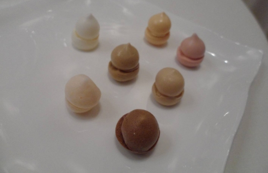 Galleria fotograficaQuello che vedete &egrave; un piatto di pura felicit&agrave;. Una sintesi suprema di minimalismo e complessit&agrave;, profondit&agrave; e nitore. Tomates en salsa, hierbas arom&aacute;ticas y fondo de alcaparras: dunque solo natura, ma che deflagra tra le fauci, assale le papille gustative e sembra lo sciabordio d&rsquo;onde contro lo scoglio, per&ograve; a percuotervi ed avvilupparvi ci pensano deliziosi umori vegetali. Vedete, si tratta di semplici pomodorini, &laquo;sono andato in un orto botanico incredibile, nel centro della Spagna. Ho assaggiato quaranta variet&agrave; di pomodori, un&rsquo;esperienza fantastica&raquo;, spiega lo chef. Al loro interno vengono siringati vari infusi a base di basilico e altre erbe, differenti l&rsquo;uno dall&rsquo;altro, il tutto si adagia su un fondo di consomm&eacute; di capperi. E&rsquo; un piatto-gioco, didascalico, splendido e spettacolare: ogni boccone rivela note diverse, qualcuno spiazza con una leggera affumicatura della polpa, ma ognuno vanta un&rsquo;incredibile potenza aromatica. &laquo;Il miglior piatto di pomodori che abbia mai mangiato&raquo;, secondo Joan Roca, tre stelle Michelin a Girona: c&rsquo;&egrave; la sorpresa delle molteplici declinazioni di sapore (&laquo;Di cosa sa questo?&raquo;, diventa una divertente caccia al gusto), s&rsquo;alternano successivi gradi di dolcezza e acidit&agrave;, fum&eacute; e speziato... E poi le consistenze, lo shot brodoso-sapido, appena tiepido, che scoppia in bocca quando il dente squarcia la tenera superficie polposa... Scoperta assoluta.L&rsquo;autore del piatto appena descritto &egrave; l&rsquo;uomo (uomo o ragazzo? In fondo &egrave; un classe 1978...) che vedete nella foto. Di lui si &egrave; detto: &laquo;Ci troviamo, lo ripetiamo per l&rsquo;ennesima volta, davanti a un GENIO. Ci&ograve; &egrave;, al disopra di qualsiasi altra considerazione, Josean Mart&iacute;nez Alija&raquo;. Ecco, condividiamo totalmente queste parole che il grande critico gastronomico spagnolo Rafael Garc&iacute;a Santos, creatore de Lo mejor de la gastronomia, rivolge nei suoi confronti. Assaggiare i piatti di Alija &egrave; un&rsquo;esperienza folgorante anche per il gourmet pi&ugrave; disincantato. Paul Bocuse: &laquo;Una delle migliori cucine della mia vita&raquo;.Alija ha da poco pi&ugrave; di tre mesi aperto il suo nuovo ristorante, Nerua, che si trova come il precedente all&rsquo;interno dell&rsquo;affascinante complesso disegnato dall&rsquo;archistar statunitense Frank O. Gehry per ospitare le collezioni del Guggenheim, a Bilbao. Lo chef &egrave; nelle cucina del museo fin dalla sua apertura, nel 1997, quando era appena maggiorenne; poco dopo primo responsabile (scelto da Martin Berasategui...). &laquo;Nerua &egrave; il culmine di tredici anni di lavoro durante i quali il ristorante del museo &egrave; stato un punto di riferimento gastronomico per i nostri visitatori. Il piacere estetico dell'edificio si sposta ora in questo nuovo spazio d&rsquo;avanguardia&raquo;, ha commentato Juan Ignacio Vidarte, direttore generale del Guggenheim. Nerua si trova accanto alla sala che ospita The Matter of Time, imponente installazione di Richard Serra, ma ha un ingresso indipendente dalla strada.Il nome Nerua &egrave; un gioco di suoni e parole. Il fiume che scorre a fianco del Guggenheim, a due passi dal ristorante, &egrave; il Nervi&oacute;n, l&rsquo;antico Nerva latino. La lingua euskadi, per&ograve;, non contempla la &ldquo;v&rdquo;, mentre quella latina classica utilizzava la &ldquo;v&rdquo; sia per indicare il relativo suono consonantico che quello vocalico &ldquo;u&rdquo;. Cos&igrave; &ldquo;Nerua&rdquo; &egrave;, nello stesso tempo, termine d&rsquo;echi prettamente baschi (l&rsquo;identit&agrave;), che designa il fiume (il territorio) e rimanda alla storia (la tradizione). Il tutto, per designare una cucina che va a braccetto col futuro.&laquo;Il peggio che pu&ograve; capitare ad un genio &egrave; di essere compreso&raquo;, ironizzava Ennio Flaiano. Su tale base non dovrebbe destar sorpresa - eppure rimaniamo ugualmente attoniti e dubbiosi - apprendere che Nerua non meriti nemmeno una stella, secondo gli immarcescibili ispettori della guida Michelin. Un altro punto di riferimento gastronomico, agli antipodi rispetto al suddetto, quello dei 50Best 2011, non colloca Alija neppure tra i primi cento chef del mondo. Perdona loro, perch&eacute; non sanno quello che fanno (Vangelo di Luca 23,34). P.s.: Identit&agrave; Golose ha premiato Alija come miglior chef straniero fin dal 2009...In una terra ad altissimo concentrato di mostri sacri, da Arzak&nbsp;(nella foto Juan Mari con la figlia Elena) a Subijana, da Aduriz al Berasategui gi&agrave; citato, Josean Mart&iacute;nez Alija - nato a L&eacute;on ma di formazione a sua volta basca - rifugge dalle influenze esterne, non si intruppa, evita i filoni consolidati cos&igrave; come quelli d&rsquo;avanguardia &agrave; la page, va dritto filato per la sua strada senza curarsi degli illustri colleghi suoi vicini. Parrebbe presunzione da enfant prodige, quale lui &egrave; stato fin dall&rsquo;inizio; invece &egrave; totale coerenza e radicalit&agrave;, persino professione d&rsquo;umilt&agrave;, perch&eacute; cos&igrave; si costringe a pedalare duro con le sole proprie gambe e a rimandare, come abbiamo visto, il tempo degli allori pi&ugrave; facili. &laquo;Il genio &egrave; nonconformismo&raquo;, Vladimir Nabokov.&nbsp;La sala del ristorante vanta un design pulito e minimalista, ad imitazione dello stile della cucina, come vedremo. Vi si accede superando l'ingresso principale che si trova vicino al fiume,&nbsp;dopo essere saliti per una scala in pietra; ci si trova nel corridoio col soffitto di titanio, nel quale una parete-cantina di vetro e metallo, trasparente, con le bottiglie in bella vista nelle intercapedini a temperatura controllata, separa dalla zona dei tavoli. Questi sono ricoperti con una tovaglia bianca, solo successivamente vi vengono via via aggiunti tutti gli altri elementi.La cucina si presenta, poco dopo l&rsquo;ingresso, sulla sinistra, completamente aperta e a vista, con spazi differenti a seconda delle temperature di lavoro. Qui Alija accoglie con gentilezza il commensale, prima che inizi la sfilata dei piatti. Tutto l'interno assume le connotazioni di uno spazio&nbsp;neutrale in cui cucina e sala da pranzo si fondono armoniosamente, l&rsquo;una estensione e &ldquo;interpretazione&rdquo; dell&rsquo;altra. Per ottenere tale fusione sono stati utilizzati gli stessi materiali e colori, legno di acero e lamina laccata. &laquo;Era ora, il momento giusto per tuffarsi in una nuova dimensione&raquo;, sussurra Josean.Il primo piatto che vi abbiamo presentato, Tomates en salsa, &egrave; gi&agrave; una sintesi efficace dello stile di Alija. Cos&igrave; come quest&rsquo;altro in foto: Hebras de berenjena asada, &ldquo;makil goxo&rdquo; y yogur de aceite de olivos milenarios, ormai un suo classico. Traduzione: fibre di melanzana, arrostite, vengono ricomposte in una superficie viola e luminosa, con liquirizia (&ldquo;makil goxo&rdquo;) e accompagnate da yogurt d&rsquo;olio d&rsquo;oliva proveniente da olivi millenari (l&rsquo;oliva &egrave; della variet&agrave; Farga). Combinazione indimenticabile, totale rispetto dei sapori, equilibrio perfetto: c&rsquo;&egrave; tutto Alija, nei suoi princ&igrave;pi di fondo. Che sono: innanzi tutto il minimalismo, l&rsquo;essenzialit&agrave;, pochi abbinamenti per avere esiti insieme netti e sfumati, d&rsquo;inarrivabile eleganza; poi la naturaleza (con una &ldquo;z&rdquo; sola, alla spagnola), la passione per le verdure, il lavoro anche sul singolo prodotto vegetale che assume per&ograve; aspetti visivi-tattili-gustativi diversi in funzione degli svariati trattamenti tecnici cui Alija lo sottopone, padroneggiandoli perfettamente. Siamo di fronte a uno chef che plasma la natura, sorta di demiurgo contemporaneo. Pochissimi (Dacosta, i Roca, per rimanere in Spagna...) ci hanno regalato in questi ultimi tempi simili sensazioni.Lo stesso dicasi per quest&rsquo;altra preparazione, di sconcertante immediatezza gustativa: Cebolla blanca "dulce", fondo de bacalao y pimiento verde. C&rsquo;&egrave; gioco visivo: il bulbo &egrave; racchiuso dalla pelle del baccal&agrave;, si offre cos&igrave; l&rsquo;impressione che sia un trancio di quest&rsquo;ultimo: poi le note del fondo di merluzzo alimentano lo stesso corto circuito, costruendo definitivamente l&rsquo;equivoco (verdura o pesce?). Ma &egrave; un calambour visivo e olfattivo che viene subito svelato in bocca, spazzando via ogni finzione e raggelando con la propria radicalit&agrave;: non c&rsquo;&egrave; menzogna, &egrave; pura cipolla bianca. Un rischioso lusso della semplicit&agrave;, piatto borderline che sa colpire mente e cuore. Ecco, anche in un frangente cos&igrave; estremo risuonano le parole con le quali Alija stesso definisce il proprio lavoro: &laquo;Una propuesta gastron&oacute;mica de vanguardia, pero con mucho sentimiento, con mucho coraz&oacute;n&raquo;. Traduzione superflua.&laquo;La cucina in tempo di crisi&raquo;: pelle di baccal&agrave; e lische di alici, rese una sorta di chips croccanti e magari accompagnate con fl&ucirc;te di champagne, sono un appetizer piacevole ma capace &ndash; oltretutto &ndash; di richiamare l&rsquo;elemento ittico che ispira lo stesso Gehry nella progettazione dell&rsquo;edificio: le 30mila lamine di titanio che lo ricoprono assomigliano alle squame di un pesce... (Ma queste forme non ricordano anche Gaud&igrave;?).&laquo;Per la prima volta la carta riunisce il lavoro degli ultimi anni e tende a umanizzarsi, con proposte meno di rottura&raquo;, scrive ancora Garc&iacute;a Santos riferendosi al menu di Nerua. Umano e divino nello stesso tempo, diremmo, certo non di rottura ma di splendido piacere gourmand, &egrave; ad esempio il Foie gras asado en parrilla, zanahorias y "makil goxo", dove gli altri elementi del piatto (carote, liquirizia...) son solo comparse o persino figuranti, perch&eacute; predomina un solo vero protagonista: il trancio di fegato grasso dalla superficie sublime, croccante e tostata, con piacevoli note aromatiche. Proposta di minor complessit&agrave; ma che si riassume facilmente, perfetta innanzi tutto nella sua intima natura: uno dei migliori foie gras che si possano mangiare al mondo.Il menu degustazione pi&ugrave; ampio, che abbiamo ordinato (otto portate a 83 euro, altri 35 euro per l&rsquo;abbinamento vini: rapporto qualit&agrave;/prezzo encomiabile) non prevedeva il foie gras di cui abbiamo appena parlato (lo abbiamo voluto inserire noi, troppo celebre per non assaggiarlo: e mai scelta fu pi&ugrave; opportuna), mentre propone: Foie vegetal (aguacate), jugo de chipirones, acidulado y cilantro (nella foto), sublimazione dell&rsquo;originale, con le sue stesse consistenze e propriet&agrave; organolettiche. L&rsquo;avocado, cotto al vapore delle sue foglie (dalle quali si ottiene precedentemente un fumetto cui s&rsquo;aggiunge fumetto di grongo), viene accompagnato da un brodo di calamari, acidulato e speziato al coriandolo. Curiosit&agrave;: lo chef italiano Matteo Torretta ne ha elaborato una versione simile, con piselli cotti e crudi, scorza di limone e la classica salsa P&eacute;rigeux.In un &ldquo;degustazione&rdquo;, le ultime portate del mondo salato sono in genere di stampo un poco pi&ugrave; classico. Nel Bonito con nabo, caldo de perejil y legumbres  (Tonno bianco rapa, brodo di prezzemolo e legumi) o nel Lomo bajo de vaca tostado, pera asada lacada con soja (Controfiletto di manzo arrosto, pera laccata al forno con soia, nella foto) Alija gioca su tre elementi: assoluta eccellenza delle materie prime, accostamenti efficaci, perfezione nella tecnica di cottura. I risultati sono altissimi, &laquo;tecnica siderale&raquo; &egrave; stato scritto. In entrambi i casi le carni schiantano con consistenze e succosit&agrave; da urlo.Il lato D (intenso come dessert) &egrave; declinato con ugual maestria e senza soluzione di continuit&agrave; rispetto alla filosofia di fondo della cucina. Ruibarbo asado, crema de manzana, c&iacute;tricos y albahaca helada &egrave; il contrappunto all&rsquo;iniziale insalata di cetriolo e melone: sono entrambe entr&eacute;e nel loro specifico ambito e risultano ambivalenti (sposti un elemento e l&rsquo;uno pu&ograve; prendere il posto dell&rsquo;altro, a dimostrazione che i mondi dolce e salato hanno confini pi&ugrave; porosi di quanto si pensi). In questo caso il risultato, pi&ugrave; che di totale golosit&agrave; &ndash; verr&agrave; col secondo dessert, senza perdere in eleganza &ndash; &egrave; di assoluto equilibrio e delicatezza: le note amare del rabarbaro arrosto, quelle acidule della crema di mele, quelle agrumate dei c&iacute;tricos, quelle aromatiche del basilico... il tutto con le rispettive consistenze e temperature contrastanti. Non c&rsquo;&egrave; spettacolo (anche la foto non rende), ma &egrave; un bellissimo esercizio di stile, complessit&agrave;, armonia.