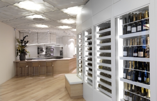 Galleria fotograficaQuello che vedete &egrave; un piatto di pura felicit&agrave;. Una sintesi suprema di minimalismo e complessit&agrave;, profondit&agrave; e nitore. Tomates en salsa, hierbas arom&aacute;ticas y fondo de alcaparras: dunque solo natura, ma che deflagra tra le fauci, assale le papille gustative e sembra lo sciabordio d&rsquo;onde contro lo scoglio, per&ograve; a percuotervi ed avvilupparvi ci pensano deliziosi umori vegetali. Vedete, si tratta di semplici pomodorini, &laquo;sono andato in un orto botanico incredibile, nel centro della Spagna. Ho assaggiato quaranta variet&agrave; di pomodori, un&rsquo;esperienza fantastica&raquo;, spiega lo chef. Al loro interno vengono siringati vari infusi a base di basilico e altre erbe, differenti l&rsquo;uno dall&rsquo;altro, il tutto si adagia su un fondo di consomm&eacute; di capperi. E&rsquo; un piatto-gioco, didascalico, splendido e spettacolare: ogni boccone rivela note diverse, qualcuno spiazza con una leggera affumicatura della polpa, ma ognuno vanta un&rsquo;incredibile potenza aromatica. &laquo;Il miglior piatto di pomodori che abbia mai mangiato&raquo;, secondo Joan Roca, tre stelle Michelin a Girona: c&rsquo;&egrave; la sorpresa delle molteplici declinazioni di sapore (&laquo;Di cosa sa questo?&raquo;, diventa una divertente caccia al gusto), s&rsquo;alternano successivi gradi di dolcezza e acidit&agrave;, fum&eacute; e speziato... E poi le consistenze, lo shot brodoso-sapido, appena tiepido, che scoppia in bocca quando il dente squarcia la tenera superficie polposa... Scoperta assoluta.L&rsquo;autore del piatto appena descritto &egrave; l&rsquo;uomo (uomo o ragazzo? In fondo &egrave; un classe 1978...) che vedete nella foto. Di lui si &egrave; detto: &laquo;Ci troviamo, lo ripetiamo per l&rsquo;ennesima volta, davanti a un GENIO. Ci&ograve; &egrave;, al disopra di qualsiasi altra considerazione, Josean Mart&iacute;nez Alija&raquo;. Ecco, condividiamo totalmente queste parole che il grande critico gastronomico spagnolo Rafael Garc&iacute;a Santos, creatore de Lo mejor de la gastronomia, rivolge nei suoi confronti. Assaggiare i piatti di Alija &egrave; un&rsquo;esperienza folgorante anche per il gourmet pi&ugrave; disincantato. Paul Bocuse: &laquo;Una delle migliori cucine della mia vita&raquo;.Alija ha da poco pi&ugrave; di tre mesi aperto il suo nuovo ristorante, Nerua, che si trova come il precedente all&rsquo;interno dell&rsquo;affascinante complesso disegnato dall&rsquo;archistar statunitense Frank O. Gehry per ospitare le collezioni del Guggenheim, a Bilbao. Lo chef &egrave; nelle cucina del museo fin dalla sua apertura, nel 1997, quando era appena maggiorenne; poco dopo primo responsabile (scelto da Martin Berasategui...). &laquo;Nerua &egrave; il culmine di tredici anni di lavoro durante i quali il ristorante del museo &egrave; stato un punto di riferimento gastronomico per i nostri visitatori. Il piacere estetico dell'edificio si sposta ora in questo nuovo spazio d&rsquo;avanguardia&raquo;, ha commentato Juan Ignacio Vidarte, direttore generale del Guggenheim. Nerua si trova accanto alla sala che ospita The Matter of Time, imponente installazione di Richard Serra, ma ha un ingresso indipendente dalla strada.Il nome Nerua &egrave; un gioco di suoni e parole. Il fiume che scorre a fianco del Guggenheim, a due passi dal ristorante, &egrave; il Nervi&oacute;n, l&rsquo;antico Nerva latino. La lingua euskadi, per&ograve;, non contempla la &ldquo;v&rdquo;, mentre quella latina classica utilizzava la &ldquo;v&rdquo; sia per indicare il relativo suono consonantico che quello vocalico &ldquo;u&rdquo;. Cos&igrave; &ldquo;Nerua&rdquo; &egrave;, nello stesso tempo, termine d&rsquo;echi prettamente baschi (l&rsquo;identit&agrave;), che designa il fiume (il territorio) e rimanda alla storia (la tradizione). Il tutto, per designare una cucina che va a braccetto col futuro.&laquo;Il peggio che pu&ograve; capitare ad un genio &egrave; di essere compreso&raquo;, ironizzava Ennio Flaiano. Su tale base non dovrebbe destar sorpresa - eppure rimaniamo ugualmente attoniti e dubbiosi - apprendere che Nerua non meriti nemmeno una stella, secondo gli immarcescibili ispettori della guida Michelin. Un altro punto di riferimento gastronomico, agli antipodi rispetto al suddetto, quello dei 50Best 2011, non colloca Alija neppure tra i primi cento chef del mondo. Perdona loro, perch&eacute; non sanno quello che fanno (Vangelo di Luca 23,34). P.s.: Identit&agrave; Golose ha premiato Alija come miglior chef straniero fin dal 2009...In una terra ad altissimo concentrato di mostri sacri, da Arzak&nbsp;(nella foto Juan Mari con la figlia Elena) a Subijana, da Aduriz al Berasategui gi&agrave; citato, Josean Mart&iacute;nez Alija - nato a L&eacute;on ma di formazione a sua volta basca - rifugge dalle influenze esterne, non si intruppa, evita i filoni consolidati cos&igrave; come quelli d&rsquo;avanguardia &agrave; la page, va dritto filato per la sua strada senza curarsi degli illustri colleghi suoi vicini. Parrebbe presunzione da enfant prodige, quale lui &egrave; stato fin dall&rsquo;inizio; invece &egrave; totale coerenza e radicalit&agrave;, persino professione d&rsquo;umilt&agrave;, perch&eacute; cos&igrave; si costringe a pedalare duro con le sole proprie gambe e a rimandare, come abbiamo visto, il tempo degli allori pi&ugrave; facili. &laquo;Il genio &egrave; nonconformismo&raquo;, Vladimir Nabokov.&nbsp;La sala del ristorante vanta un design pulito e minimalista, ad imitazione dello stile della cucina, come vedremo. Vi si accede superando l'ingresso principale che si trova vicino al fiume,&nbsp;dopo essere saliti per una scala in pietra; ci si trova nel corridoio col soffitto di titanio, nel quale una parete-cantina di vetro e metallo, trasparente, con le bottiglie in bella vista nelle intercapedini a temperatura controllata, separa dalla zona dei tavoli. Questi sono ricoperti con una tovaglia bianca, solo successivamente vi vengono via via aggiunti tutti gli altri elementi.La cucina si presenta, poco dopo l&rsquo;ingresso, sulla sinistra, completamente aperta e a vista, con spazi differenti a seconda delle temperature di lavoro. Qui Alija accoglie con gentilezza il commensale, prima che inizi la sfilata dei piatti. Tutto l'interno assume le connotazioni di uno spazio&nbsp;neutrale in cui cucina e sala da pranzo si fondono armoniosamente, l&rsquo;una estensione e &ldquo;interpretazione&rdquo; dell&rsquo;altra. Per ottenere tale fusione sono stati utilizzati gli stessi materiali e colori, legno di acero e lamina laccata. &laquo;Era ora, il momento giusto per tuffarsi in una nuova dimensione&raquo;, sussurra Josean.Il primo piatto che vi abbiamo presentato, Tomates en salsa, &egrave; gi&agrave; una sintesi efficace dello stile di Alija. Cos&igrave; come quest&rsquo;altro in foto: Hebras de berenjena asada, &ldquo;makil goxo&rdquo; y yogur de aceite de olivos milenarios, ormai un suo classico. Traduzione: fibre di melanzana, arrostite, vengono ricomposte in una superficie viola e luminosa, con liquirizia (&ldquo;makil goxo&rdquo;) e accompagnate da yogurt d&rsquo;olio d&rsquo;oliva proveniente da olivi millenari (l&rsquo;oliva &egrave; della variet&agrave; Farga). Combinazione indimenticabile, totale rispetto dei sapori, equilibrio perfetto: c&rsquo;&egrave; tutto Alija, nei suoi princ&igrave;pi di fondo. Che sono: innanzi tutto il minimalismo, l&rsquo;essenzialit&agrave;, pochi abbinamenti per avere esiti insieme netti e sfumati, d&rsquo;inarrivabile eleganza; poi la naturaleza (con una &ldquo;z&rdquo; sola, alla spagnola), la passione per le verdure, il lavoro anche sul singolo prodotto vegetale che assume per&ograve; aspetti visivi-tattili-gustativi diversi in funzione degli svariati trattamenti tecnici cui Alija lo sottopone, padroneggiandoli perfettamente. Siamo di fronte a uno chef che plasma la natura, sorta di demiurgo contemporaneo. Pochissimi (Dacosta, i Roca, per rimanere in Spagna...) ci hanno regalato in questi ultimi tempi simili sensazioni.Lo stesso dicasi per quest&rsquo;altra preparazione, di sconcertante immediatezza gustativa: Cebolla blanca "dulce", fondo de bacalao y pimiento verde. C&rsquo;&egrave; gioco visivo: il bulbo &egrave; racchiuso dalla pelle del baccal&agrave;, si offre cos&igrave; l&rsquo;impressione che sia un trancio di quest&rsquo;ultimo: poi le note del fondo di merluzzo alimentano lo stesso corto circuito, costruendo definitivamente l&rsquo;equivoco (verdura o pesce?). Ma &egrave; un calambour visivo e olfattivo che viene subito svelato in bocca, spazzando via ogni finzione e raggelando con la propria radicalit&agrave;: non c&rsquo;&egrave; menzogna, &egrave; pura cipolla bianca. Un rischioso lusso della semplicit&agrave;, piatto borderline che sa colpire mente e cuore. Ecco, anche in un frangente cos&igrave; estremo risuonano le parole con le quali Alija stesso definisce il proprio lavoro: &laquo;Una propuesta gastron&oacute;mica de vanguardia, pero con mucho sentimiento, con mucho coraz&oacute;n&raquo;. Traduzione superflua.&laquo;La cucina in tempo di crisi&raquo;: pelle di baccal&agrave; e lische di alici, rese una sorta di chips croccanti e magari accompagnate con fl&ucirc;te di champagne, sono un appetizer piacevole ma capace &ndash; oltretutto &ndash; di richiamare l&rsquo;elemento ittico che ispira lo stesso Gehry nella progettazione dell&rsquo;edificio: le 30mila lamine di titanio che lo ricoprono assomigliano alle squame di un pesce... (Ma queste forme non ricordano anche Gaud&igrave;?).&laquo;Per la prima volta la carta riunisce il lavoro degli ultimi anni e tende a umanizzarsi, con proposte meno di rottura&raquo;, scrive ancora Garc&iacute;a Santos riferendosi al menu di Nerua. Umano e divino nello stesso tempo, diremmo, certo non di rottura ma di splendido piacere gourmand, &egrave; ad esempio il Foie gras asado en parrilla, zanahorias y "makil goxo", dove gli altri elementi del piatto (carote, liquirizia...) son solo comparse o persino figuranti, perch&eacute; predomina un solo vero protagonista: il trancio di fegato grasso dalla superficie sublime, croccante e tostata, con piacevoli note aromatiche. Proposta di minor complessit&agrave; ma che si riassume facilmente, perfetta innanzi tutto nella sua intima natura: uno dei migliori foie gras che si possano mangiare al mondo.Il menu degustazione pi&ugrave; ampio, che abbiamo ordinato (otto portate a 83 euro, altri 35 euro per l&rsquo;abbinamento vini: rapporto qualit&agrave;/prezzo encomiabile) non prevedeva il foie gras di cui abbiamo appena parlato (lo abbiamo voluto inserire noi, troppo celebre per non assaggiarlo: e mai scelta fu pi&ugrave; opportuna), mentre propone: Foie vegetal (aguacate), jugo de chipirones, acidulado y cilantro (nella foto), sublimazione dell&rsquo;originale, con le sue stesse consistenze e propriet&agrave; organolettiche. L&rsquo;avocado, cotto al vapore delle sue foglie (dalle quali si ottiene precedentemente un fumetto cui s&rsquo;aggiunge fumetto di grongo), viene accompagnato da un brodo di calamari, acidulato e speziato al coriandolo. Curiosit&agrave;: lo chef italiano Matteo Torretta ne ha elaborato una versione simile, con piselli cotti e crudi, scorza di limone e la classica salsa P&eacute;rigeux.In un &ldquo;degustazione&rdquo;, le ultime portate del mondo salato sono in genere di stampo un poco pi&ugrave; classico. Nel Bonito con nabo, caldo de perejil y legumbres  (Tonno bianco rapa, brodo di prezzemolo e legumi) o nel Lomo bajo de vaca tostado, pera asada lacada con soja (Controfiletto di manzo arrosto, pera laccata al forno con soia, nella foto) Alija gioca su tre elementi: assoluta eccellenza delle materie prime, accostamenti efficaci, perfezione nella tecnica di cottura. I risultati sono altissimi, &laquo;tecnica siderale&raquo; &egrave; stato scritto. In entrambi i casi le carni schiantano con consistenze e succosit&agrave; da urlo.Il lato D (intenso come dessert) &egrave; declinato con ugual maestria e senza soluzione di continuit&agrave; rispetto alla filosofia di fondo della cucina. Ruibarbo asado, crema de manzana, c&iacute;tricos y albahaca helada &egrave; il contrappunto all&rsquo;iniziale insalata di cetriolo e melone: sono entrambe entr&eacute;e nel loro specifico ambito e risultano ambivalenti (sposti un elemento e l&rsquo;uno pu&ograve; prendere il posto dell&rsquo;altro, a dimostrazione che i mondi dolce e salato hanno confini pi&ugrave; porosi di quanto si pensi). In questo caso il risultato, pi&ugrave; che di totale golosit&agrave; &ndash; verr&agrave; col secondo dessert, senza perdere in eleganza &ndash; &egrave; di assoluto equilibrio e delicatezza: le note amare del rabarbaro arrosto, quelle acidule della crema di mele, quelle agrumate dei c&iacute;tricos, quelle aromatiche del basilico... il tutto con le rispettive consistenze e temperature contrastanti. Non c&rsquo;&egrave; spettacolo (anche la foto non rende), ma &egrave; un bellissimo esercizio di stile, complessit&agrave;, armonia.Si conclude coi Macarrones... cerveza, fresa, calabaza, te earl grey, manzana, almendra y caf&eacute;, entusiasmante chiosa a uno stile che non arretra di un millimetro. Versione basca dei macarons francesi, in mini formato, sono corrispettivi finali rispetto ai  Tomates en salsa coi quali - gli estremi si richiamano - abbiamo iniziato la nostra carrellata. Ne condividono le caratteristiche: minimalismo assoluto (qualcuno potrebbe considerarli pi&ugrave; un petit four che il dessert principale...), quasi un aspetto dimesso che cela un&rsquo;anima infinita. Come i pomodorini, diventano piccoli bonbon del gusto, scrigni di sapore: l&agrave; c&rsquo;erano la polpa e i succhi, qui la meringa che racchiude le creme (birra, fragola, zucca, t&egrave; Earl Grey, mela, mandorla e caff&egrave;), con esiti ugualmente esaltanti: si sciolgono in bocca, esaltano le papille, sorprendono, deliziano. Potenza e raffinatezza a braccetto, una gran chiusura.