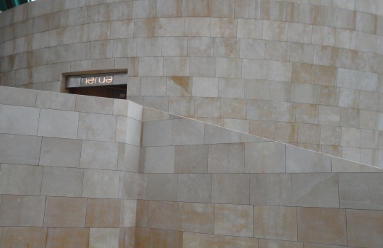 Galleria fotograficaQuello che vedete &egrave; un piatto di pura felicit&agrave;. Una sintesi suprema di minimalismo e complessit&agrave;, profondit&agrave; e nitore. Tomates en salsa, hierbas arom&aacute;ticas y fondo de alcaparras: dunque solo natura, ma che deflagra tra le fauci, assale le papille gustative e sembra lo sciabordio d&rsquo;onde contro lo scoglio, per&ograve; a percuotervi ed avvilupparvi ci pensano deliziosi umori vegetali. Vedete, si tratta di semplici pomodorini, &laquo;sono andato in un orto botanico incredibile, nel centro della Spagna. Ho assaggiato quaranta variet&agrave; di pomodori, un&rsquo;esperienza fantastica&raquo;, spiega lo chef. Al loro interno vengono siringati vari infusi a base di basilico e altre erbe, differenti l&rsquo;uno dall&rsquo;altro, il tutto si adagia su un fondo di consomm&eacute; di capperi. E&rsquo; un piatto-gioco, didascalico, splendido e spettacolare: ogni boccone rivela note diverse, qualcuno spiazza con una leggera affumicatura della polpa, ma ognuno vanta un&rsquo;incredibile potenza aromatica. &laquo;Il miglior piatto di pomodori che abbia mai mangiato&raquo;, secondo Joan Roca, tre stelle Michelin a Girona: c&rsquo;&egrave; la sorpresa delle molteplici declinazioni di sapore (&laquo;Di cosa sa questo?&raquo;, diventa una divertente caccia al gusto), s&rsquo;alternano successivi gradi di dolcezza e acidit&agrave;, fum&eacute; e speziato... E poi le consistenze, lo shot brodoso-sapido, appena tiepido, che scoppia in bocca quando il dente squarcia la tenera superficie polposa... Scoperta assoluta.L&rsquo;autore del piatto appena descritto &egrave; l&rsquo;uomo (uomo o ragazzo? In fondo &egrave; un classe 1978...) che vedete nella foto. Di lui si &egrave; detto: &laquo;Ci troviamo, lo ripetiamo per l&rsquo;ennesima volta, davanti a un GENIO. Ci&ograve; &egrave;, al disopra di qualsiasi altra considerazione, Josean Mart&iacute;nez Alija&raquo;. Ecco, condividiamo totalmente queste parole che il grande critico gastronomico spagnolo Rafael Garc&iacute;a Santos, creatore de Lo mejor de la gastronomia, rivolge nei suoi confronti. Assaggiare i piatti di Alija &egrave; un&rsquo;esperienza folgorante anche per il gourmet pi&ugrave; disincantato. Paul Bocuse: &laquo;Una delle migliori cucine della mia vita&raquo;.