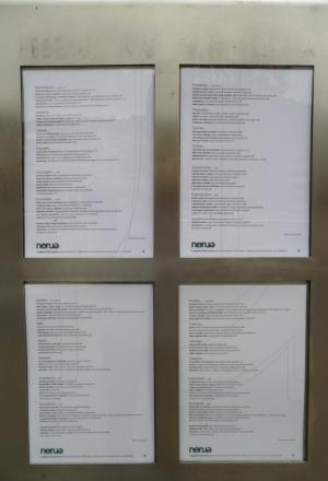 Galleria fotograficaQuello che vedete &egrave; un piatto di pura felicit&agrave;. Una sintesi suprema di minimalismo e complessit&agrave;, profondit&agrave; e nitore. Tomates en salsa, hierbas arom&aacute;ticas y fondo de alcaparras: dunque solo natura, ma che deflagra tra le fauci, assale le papille gustative e sembra lo sciabordio d&rsquo;onde contro lo scoglio, per&ograve; a percuotervi ed avvilupparvi ci pensano deliziosi umori vegetali. Vedete, si tratta di semplici pomodorini, &laquo;sono andato in un orto botanico incredibile, nel centro della Spagna. Ho assaggiato quaranta variet&agrave; di pomodori, un&rsquo;esperienza fantastica&raquo;, spiega lo chef. Al loro interno vengono siringati vari infusi a base di basilico e altre erbe, differenti l&rsquo;uno dall&rsquo;altro, il tutto si adagia su un fondo di consomm&eacute; di capperi. E&rsquo; un piatto-gioco, didascalico, splendido e spettacolare: ogni boccone rivela note diverse, qualcuno spiazza con una leggera affumicatura della polpa, ma ognuno vanta un&rsquo;incredibile potenza aromatica. &laquo;Il miglior piatto di pomodori che abbia mai mangiato&raquo;, secondo Joan Roca, tre stelle Michelin a Girona: c&rsquo;&egrave; la sorpresa delle molteplici declinazioni di sapore (&laquo;Di cosa sa questo?&raquo;, diventa una divertente caccia al gusto), s&rsquo;alternano successivi gradi di dolcezza e acidit&agrave;, fum&eacute; e speziato... E poi le consistenze, lo shot brodoso-sapido, appena tiepido, che scoppia in bocca quando il dente squarcia la tenera superficie polposa... Scoperta assoluta.L&rsquo;autore del piatto appena descritto &egrave; l&rsquo;uomo (uomo o ragazzo? In fondo &egrave; un classe 1978...) che vedete nella foto. Di lui si &egrave; detto: &laquo;Ci troviamo, lo ripetiamo per l&rsquo;ennesima volta, davanti a un GENIO. Ci&ograve; &egrave;, al disopra di qualsiasi altra considerazione, Josean Mart&iacute;nez Alija&raquo;. Ecco, condividiamo totalmente queste parole che il grande critico gastronomico spagnolo Rafael Garc&iacute;a Santos, creatore de Lo mejor de la gastronomia, rivolge nei suoi confronti. Assaggiare i piatti di Alija &egrave; un&rsquo;esperienza folgorante anche per il gourmet pi&ugrave; disincantato. Paul Bocuse: &laquo;Una delle migliori cucine della mia vita&raquo;.Alija ha da poco pi&ugrave; di tre mesi aperto il suo nuovo ristorante, Nerua, che si trova come il precedente all&rsquo;interno dell&rsquo;affascinante complesso disegnato dall&rsquo;archistar statunitense Frank O. Gehry per ospitare le collezioni del Guggenheim, a Bilbao. Lo chef &egrave; nelle cucina del museo fin dalla sua apertura, nel 1997, quando era appena maggiorenne; poco dopo primo responsabile (scelto da Martin Berasategui...). &laquo;Nerua &egrave; il culmine di tredici anni di lavoro durante i quali il ristorante del museo &egrave; stato un punto di riferimento gastronomico per i nostri visitatori. Il piacere estetico dell'edificio si sposta ora in questo nuovo spazio d&rsquo;avanguardia&raquo;, ha commentato Juan Ignacio Vidarte, direttore generale del Guggenheim. Nerua si trova accanto alla sala che ospita The Matter of Time, imponente installazione di Richard Serra, ma ha un ingresso indipendente dalla strada.