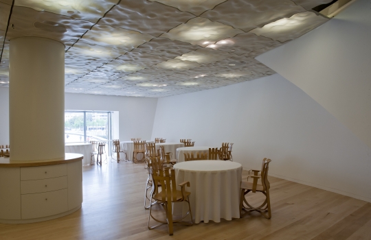 Galleria fotograficaQuello che vedete &egrave; un piatto di pura felicit&agrave;. Una sintesi suprema di minimalismo e complessit&agrave;, profondit&agrave; e nitore. Tomates en salsa, hierbas arom&aacute;ticas y fondo de alcaparras: dunque solo natura, ma che deflagra tra le fauci, assale le papille gustative e sembra lo sciabordio d&rsquo;onde contro lo scoglio, per&ograve; a percuotervi ed avvilupparvi ci pensano deliziosi umori vegetali. Vedete, si tratta di semplici pomodorini, &laquo;sono andato in un orto botanico incredibile, nel centro della Spagna. Ho assaggiato quaranta variet&agrave; di pomodori, un&rsquo;esperienza fantastica&raquo;, spiega lo chef. Al loro interno vengono siringati vari infusi a base di basilico e altre erbe, differenti l&rsquo;uno dall&rsquo;altro, il tutto si adagia su un fondo di consomm&eacute; di capperi. E&rsquo; un piatto-gioco, didascalico, splendido e spettacolare: ogni boccone rivela note diverse, qualcuno spiazza con una leggera affumicatura della polpa, ma ognuno vanta un&rsquo;incredibile potenza aromatica. &laquo;Il miglior piatto di pomodori che abbia mai mangiato&raquo;, secondo Joan Roca, tre stelle Michelin a Girona: c&rsquo;&egrave; la sorpresa delle molteplici declinazioni di sapore (&laquo;Di cosa sa questo?&raquo;, diventa una divertente caccia al gusto), s&rsquo;alternano successivi gradi di dolcezza e acidit&agrave;, fum&eacute; e speziato... E poi le consistenze, lo shot brodoso-sapido, appena tiepido, che scoppia in bocca quando il dente squarcia la tenera superficie polposa... Scoperta assoluta.L&rsquo;autore del piatto appena descritto &egrave; l&rsquo;uomo (uomo o ragazzo? In fondo &egrave; un classe 1978...) che vedete nella foto. Di lui si &egrave; detto: &laquo;Ci troviamo, lo ripetiamo per l&rsquo;ennesima volta, davanti a un GENIO. Ci&ograve; &egrave;, al disopra di qualsiasi altra considerazione, Josean Mart&iacute;nez Alija&raquo;. Ecco, condividiamo totalmente queste parole che il grande critico gastronomico spagnolo Rafael Garc&iacute;a Santos, creatore de Lo mejor de la gastronomia, rivolge nei suoi confronti. Assaggiare i piatti di Alija &egrave; un&rsquo;esperienza folgorante anche per il gourmet pi&ugrave; disincantato. Paul Bocuse: &laquo;Una delle migliori cucine della mia vita&raquo;.Alija ha da poco pi&ugrave; di tre mesi aperto il suo nuovo ristorante, Nerua, che si trova come il precedente all&rsquo;interno dell&rsquo;affascinante complesso disegnato dall&rsquo;archistar statunitense Frank O. Gehry per ospitare le collezioni del Guggenheim, a Bilbao. Lo chef &egrave; nelle cucina del museo fin dalla sua apertura, nel 1997, quando era appena maggiorenne; poco dopo primo responsabile (scelto da Martin Berasategui...). &laquo;Nerua &egrave; il culmine di tredici anni di lavoro durante i quali il ristorante del museo &egrave; stato un punto di riferimento gastronomico per i nostri visitatori. Il piacere estetico dell'edificio si sposta ora in questo nuovo spazio d&rsquo;avanguardia&raquo;, ha commentato Juan Ignacio Vidarte, direttore generale del Guggenheim. Nerua si trova accanto alla sala che ospita The Matter of Time, imponente installazione di Richard Serra, ma ha un ingresso indipendente dalla strada.Il nome Nerua &egrave; un gioco di suoni e parole. Il fiume che scorre a fianco del Guggenheim, a due passi dal ristorante, &egrave; il Nervi&oacute;n, l&rsquo;antico Nerva latino. La lingua euskadi, per&ograve;, non contempla la &ldquo;v&rdquo;, mentre quella latina classica utilizzava la &ldquo;v&rdquo; sia per indicare il relativo suono consonantico che quello vocalico &ldquo;u&rdquo;. Cos&igrave; &ldquo;Nerua&rdquo; &egrave;, nello stesso tempo, termine d&rsquo;echi prettamente baschi (l&rsquo;identit&agrave;), che designa il fiume (il territorio) e rimanda alla storia (la tradizione). Il tutto, per designare una cucina che va a braccetto col futuro.&laquo;Il peggio che pu&ograve; capitare ad un genio &egrave; di essere compreso&raquo;, ironizzava Ennio Flaiano. Su tale base non dovrebbe destar sorpresa - eppure rimaniamo ugualmente attoniti e dubbiosi - apprendere che Nerua non meriti nemmeno una stella, secondo gli immarcescibili ispettori della guida Michelin. Un altro punto di riferimento gastronomico, agli antipodi rispetto al suddetto, quello dei 50Best 2011, non colloca Alija neppure tra i primi cento chef del mondo. Perdona loro, perch&eacute; non sanno quello che fanno (Vangelo di Luca 23,34). P.s.: Identit&agrave; Golose ha premiato Alija come miglior chef straniero fin dal 2009...In una terra ad altissimo concentrato di mostri sacri, da Arzak&nbsp;(nella foto Juan Mari con la figlia Elena) a Subijana, da Aduriz al Berasategui gi&agrave; citato, Josean Mart&iacute;nez Alija - nato a L&eacute;on ma di formazione a sua volta basca - rifugge dalle influenze esterne, non si intruppa, evita i filoni consolidati cos&igrave; come quelli d&rsquo;avanguardia &agrave; la page, va dritto filato per la sua strada senza curarsi degli illustri colleghi suoi vicini. Parrebbe presunzione da enfant prodige, quale lui &egrave; stato fin dall&rsquo;inizio; invece &egrave; totale coerenza e radicalit&agrave;, persino professione d&rsquo;umilt&agrave;, perch&eacute; cos&igrave; si costringe a pedalare duro con le sole proprie gambe e a rimandare, come abbiamo visto, il tempo degli allori pi&ugrave; facili. &laquo;Il genio &egrave; nonconformismo&raquo;, Vladimir Nabokov.&nbsp;