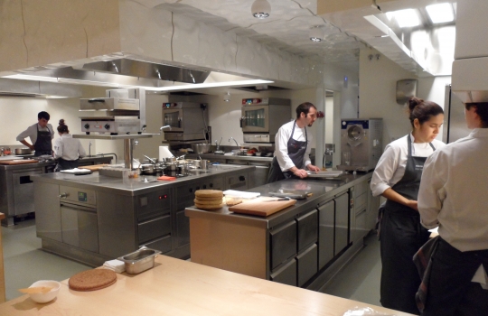 Galleria fotograficaQuello che vedete &egrave; un piatto di pura felicit&agrave;. Una sintesi suprema di minimalismo e complessit&agrave;, profondit&agrave; e nitore. Tomates en salsa, hierbas arom&aacute;ticas y fondo de alcaparras: dunque solo natura, ma che deflagra tra le fauci, assale le papille gustative e sembra lo sciabordio d&rsquo;onde contro lo scoglio, per&ograve; a percuotervi ed avvilupparvi ci pensano deliziosi umori vegetali. Vedete, si tratta di semplici pomodorini, &laquo;sono andato in un orto botanico incredibile, nel centro della Spagna. Ho assaggiato quaranta variet&agrave; di pomodori, un&rsquo;esperienza fantastica&raquo;, spiega lo chef. Al loro interno vengono siringati vari infusi a base di basilico e altre erbe, differenti l&rsquo;uno dall&rsquo;altro, il tutto si adagia su un fondo di consomm&eacute; di capperi. E&rsquo; un piatto-gioco, didascalico, splendido e spettacolare: ogni boccone rivela note diverse, qualcuno spiazza con una leggera affumicatura della polpa, ma ognuno vanta un&rsquo;incredibile potenza aromatica. &laquo;Il miglior piatto di pomodori che abbia mai mangiato&raquo;, secondo Joan Roca, tre stelle Michelin a Girona: c&rsquo;&egrave; la sorpresa delle molteplici declinazioni di sapore (&laquo;Di cosa sa questo?&raquo;, diventa una divertente caccia al gusto), s&rsquo;alternano successivi gradi di dolcezza e acidit&agrave;, fum&eacute; e speziato... E poi le consistenze, lo shot brodoso-sapido, appena tiepido, che scoppia in bocca quando il dente squarcia la tenera superficie polposa... Scoperta assoluta.L&rsquo;autore del piatto appena descritto &egrave; l&rsquo;uomo (uomo o ragazzo? In fondo &egrave; un classe 1978...) che vedete nella foto. Di lui si &egrave; detto: &laquo;Ci troviamo, lo ripetiamo per l&rsquo;ennesima volta, davanti a un GENIO. Ci&ograve; &egrave;, al disopra di qualsiasi altra considerazione, Josean Mart&iacute;nez Alija&raquo;. Ecco, condividiamo totalmente queste parole che il grande critico gastronomico spagnolo Rafael Garc&iacute;a Santos, creatore de Lo mejor de la gastronomia, rivolge nei suoi confronti. Assaggiare i piatti di Alija &egrave; un&rsquo;esperienza folgorante anche per il gourmet pi&ugrave; disincantato. Paul Bocuse: &laquo;Una delle migliori cucine della mia vita&raquo;.Alija ha da poco pi&ugrave; di tre mesi aperto il suo nuovo ristorante, Nerua, che si trova come il precedente all&rsquo;interno dell&rsquo;affascinante complesso disegnato dall&rsquo;archistar statunitense Frank O. Gehry per ospitare le collezioni del Guggenheim, a Bilbao. Lo chef &egrave; nelle cucina del museo fin dalla sua apertura, nel 1997, quando era appena maggiorenne; poco dopo primo responsabile (scelto da Martin Berasategui...). &laquo;Nerua &egrave; il culmine di tredici anni di lavoro durante i quali il ristorante del museo &egrave; stato un punto di riferimento gastronomico per i nostri visitatori. Il piacere estetico dell'edificio si sposta ora in questo nuovo spazio d&rsquo;avanguardia&raquo;, ha commentato Juan Ignacio Vidarte, direttore generale del Guggenheim. Nerua si trova accanto alla sala che ospita The Matter of Time, imponente installazione di Richard Serra, ma ha un ingresso indipendente dalla strada.Il nome Nerua &egrave; un gioco di suoni e parole. Il fiume che scorre a fianco del Guggenheim, a due passi dal ristorante, &egrave; il Nervi&oacute;n, l&rsquo;antico Nerva latino. La lingua euskadi, per&ograve;, non contempla la &ldquo;v&rdquo;, mentre quella latina classica utilizzava la &ldquo;v&rdquo; sia per indicare il relativo suono consonantico che quello vocalico &ldquo;u&rdquo;. Cos&igrave; &ldquo;Nerua&rdquo; &egrave;, nello stesso tempo, termine d&rsquo;echi prettamente baschi (l&rsquo;identit&agrave;), che designa il fiume (il territorio) e rimanda alla storia (la tradizione). Il tutto, per designare una cucina che va a braccetto col futuro.&laquo;Il peggio che pu&ograve; capitare ad un genio &egrave; di essere compreso&raquo;, ironizzava Ennio Flaiano. Su tale base non dovrebbe destar sorpresa - eppure rimaniamo ugualmente attoniti e dubbiosi - apprendere che Nerua non meriti nemmeno una stella, secondo gli immarcescibili ispettori della guida Michelin. Un altro punto di riferimento gastronomico, agli antipodi rispetto al suddetto, quello dei 50Best 2011, non colloca Alija neppure tra i primi cento chef del mondo. Perdona loro, perch&eacute; non sanno quello che fanno (Vangelo di Luca 23,34). P.s.: Identit&agrave; Golose ha premiato Alija come miglior chef straniero fin dal 2009...In una terra ad altissimo concentrato di mostri sacri, da Arzak&nbsp;(nella foto Juan Mari con la figlia Elena) a Subijana, da Aduriz al Berasategui gi&agrave; citato, Josean Mart&iacute;nez Alija - nato a L&eacute;on ma di formazione a sua volta basca - rifugge dalle influenze esterne, non si intruppa, evita i filoni consolidati cos&igrave; come quelli d&rsquo;avanguardia &agrave; la page, va dritto filato per la sua strada senza curarsi degli illustri colleghi suoi vicini. Parrebbe presunzione da enfant prodige, quale lui &egrave; stato fin dall&rsquo;inizio; invece &egrave; totale coerenza e radicalit&agrave;, persino professione d&rsquo;umilt&agrave;, perch&eacute; cos&igrave; si costringe a pedalare duro con le sole proprie gambe e a rimandare, come abbiamo visto, il tempo degli allori pi&ugrave; facili. &laquo;Il genio &egrave; nonconformismo&raquo;, Vladimir Nabokov.&nbsp;La sala del ristorante vanta un design pulito e minimalista, ad imitazione dello stile della cucina, come vedremo. Vi si accede superando l'ingresso principale che si trova vicino al fiume,&nbsp;dopo essere saliti per una scala in pietra; ci si trova nel corridoio col soffitto di titanio, nel quale una parete-cantina di vetro e metallo, trasparente, con le bottiglie in bella vista nelle intercapedini a temperatura controllata, separa dalla zona dei tavoli. Questi sono ricoperti con una tovaglia bianca, solo successivamente vi vengono via via aggiunti tutti gli altri elementi.