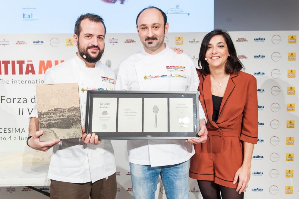 Galleria fotograficaAccompagnata sul palco dalla sorella Emanuela, Daniela Cicioni &ndash; cuoca vegana e crudista capace di trasformare radici e germogli in piatti di alta cucina &ndash; si cimenta con due sfide piuttosto ardue: prima il mondo del dolce, con un insolito tiramis&ugrave; a base di polpa di cocco, alga Irish Moss, latte di mandorle, anacardi, sciroppo d&rsquo;agave, farina di nocciole ed estratto di caff&egrave; con salsa all&rsquo;artemisia. Poi il formaggio vegano, con un erborinato a base di latte di mandorle e anacardi inoculato con il Penicillium roqueforti. Anticipazione della sua linea di formaggi di prossima uscita, accompagna gli spaghetti di konjac infusi nella tisana di fiori di pisello blu con semi di finocchio (tutte le foto sono di Brambilla-Serrani)
Daniela Cicioni con LIsa Casali
Il viaggio di Paolo Lopriore lo ha riportato a casa, alla sua terra tra il lago di Como e la Valtellina, lontano da mode e tendenze; la sua rivoluzione sta soprattutto nel modo di servire il cibo, di immaginare la tavola e la convivialit&agrave;, dando al commensale la libert&agrave; di dosare gli ingredienti, lasciando spazio alla creativit&agrave; gustativa personale oltre che a quella gastronomica del cuoco e a quella artistica di chi realizza piatti e utensili di servizio come l&rsquo;immaginifico affumicatore in legno che sembra uscito dal mondo delle favole. Lui lo usa per aggiungere aromi di legno e chiodi di garofano alle patate con burro salato e bietole che accompagnano gli sciatt con noci, nocino e salsa di noci, frutto del suo lavoro sulle molteplici sfaccettature di un singolo sapore. Come fa pure per la pera proposta in diverse cotture e consistenze.

LEGGI ANCHE:
Lopriore: &laquo;La verit&agrave; &egrave; nel piatto&raquo;, di Paolo Marchi
&Egrave; un viaggio nel mondo dell&rsquo;acido e delle fermentazioni, quello proposto da Mariana M&uuml;ller e dal marito Ernesto, ma anche negli spazi immensi della Patagonia. Cuoca argentina di origini tedesco-ungheresi, al ristorante Cassis&nbsp;propone una cucina insieme indigena e contaminata: ingredienti locali o realizzati da loro stessi &ndash; a cominciare dai tanti tipi di aceto di frutta, fiori, erbe &ndash;, autoctoni o importati nei secoli dai migranti in arrivo da Nord America ed Europa. Cos&igrave; ad esempio la trota, immessa nei laghi di Bariloche dagli Americani, si sposa con l&rsquo;aceto di fiori di dente di leone (autoctoni), grani di senape e nocciole. &laquo;Il segreto del successo -&nbsp;dice la chef - &egrave; avere molti limiti!&raquo;
Del viaggio percepisce soprattutto l&rsquo;elemento del rischio e la paura, ma non per questo Antonia Klugmann, cuoca in una terra di confine e di attraversamenti, si chiude alle contaminazioni, all&rsquo;ascolto, agli scambi. Pronta a cogliere i frutti di nuovi incontri &ndash; come quelli con chi si mette in viaggio e arriva da noi &ndash; presenta un piatto che nasce dalla profonda conoscenza della fermentazione di una sua collaboratrice ucraina, e dalla continua scoperta del territorio circostante. La rapa viene ammorbidita dal burro al tartufo locale, poco pregiato ma dalle potenzialit&agrave; interessanti, e accompagnata dai crauti preparati con aggiunta di mela fermentata secondo l&rsquo;usanza ucraina
Quattro ristoranti tra Milano, Venezia e la Toscana (ed &egrave; annunciata a breve un'altra importante apertura, ndr), altrettante stelle e una cucina raffinata, creativa ma anche sempre pi&ugrave; naturale grazie al menu vegetariano A Green Taste introdotto di recente al Mudec di Milano. Enrico Bartolini&nbsp;con il suo sous Remo Capitaneo presenta l&rsquo;intera sequenza dei piatti, sette portate di cui protagonisti assoluti sono prodotti vegetali, umili ma resi con grande eleganza e gusto. Un assaggio per tutti: il &ldquo;cannolo&rdquo; di cavolo nero con salsa di carpione che nasce dal ricordo della ribollita. &laquo;Da piccolo non mi piaceva, poi mi sono ricordato del rumore diverso che faceva la tostatura delle singole verdure quando la preparava mia zia e ho capito il segreto&raquo;
Il pizzaiolo Antonio Polzella &ndash; all&rsquo;opera a La Ventola a Vada &ndash; sembra aver trovato la pietra filosofale capace di rendere la pizza, oltre che buona e sana, adatta pure a chi ha problemi di diabete o dieta. Nessuna magia ma tanta ricerca, in collaborazione con l&rsquo;educatore alimentare Federico Calzolari. L&rsquo;impasto a base di &ldquo;grano etrusco&rdquo; (Khorasan), farina Petra 9 e altre farine &ldquo;alternative&rdquo; ha un basso indice glicemico, poco glutine, poche calorie. Profumato, croccante e ben lievitato, viene farcito con gli ingredienti della Margherita (estratto di pomodoro e mozzarella light) o &ndash; arricchito dagli scarti della lavorazione del pomodoro &ndash; farcito con una mousse di mozzarella e accompagnato dalla tradizionale pappa al pomodoro toscana
Federico Calzolari, Antonio Polzella, Lisa Casali
Valeria Margherita Mosca e i collaboratori del laboratorio Wood*ing percorrono boschi e montagne vicino casa riuscendo a vedere &ndash; e riconoscere &ndash; quello che all&rsquo;occhio comune sarebbe poco pi&ugrave; che erba e terra, creandone piatti e drink sorprendenti. Dai campi sperimentali di piante alimurgiche &ndash; variet&agrave; selvatiche adatte all&rsquo;alimentazione umana &ndash; della Valtellina e dagli alpeggi d&rsquo;alta montagna arrivano gli ingredienti dei piatti presentati al congresso, come la trota fermentata, affumicata e reidratata nel latte di capra con muschio quercino, fiori di dente di cane, aglio orsino, pungitopo latto-fermentato, salsa di semi selvatici e polvere di radici
